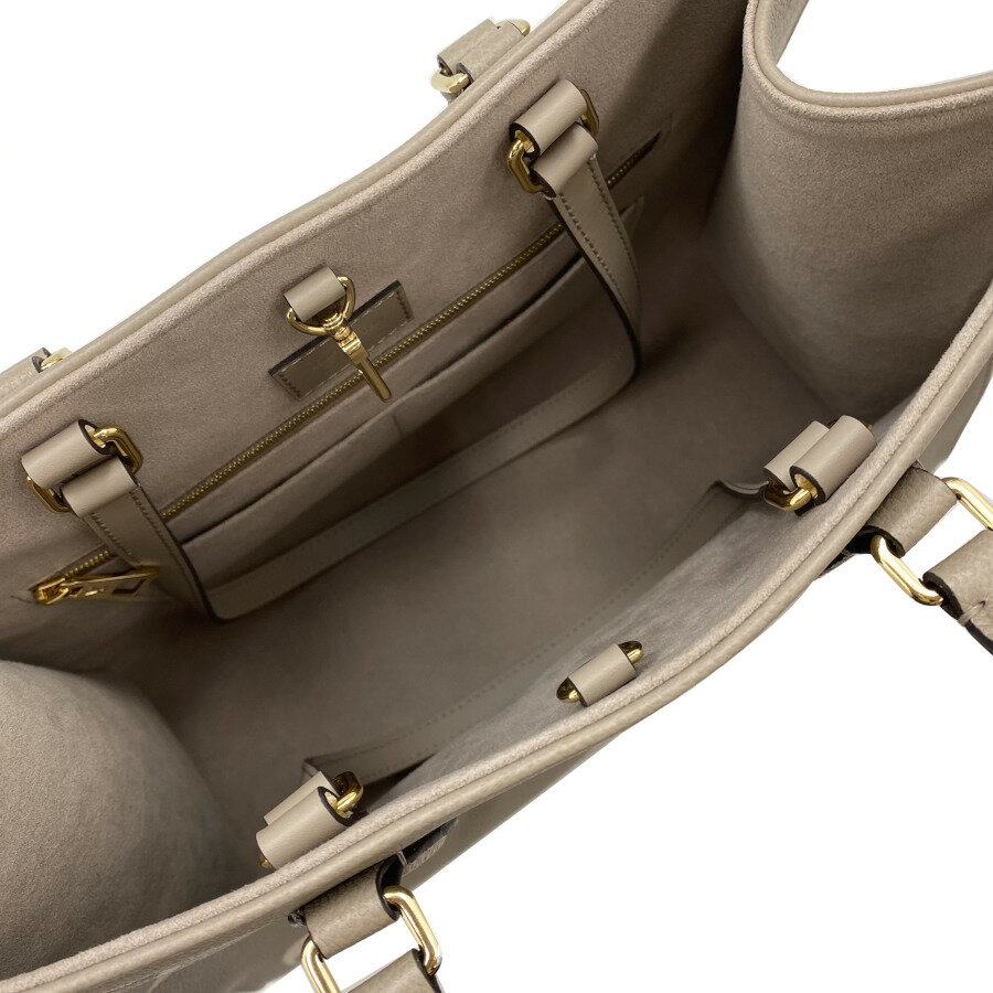 ルイヴィトン LOUIS VUITTON オンザゴー MM ハンドバッグ ショルダーバッグ 2WAY バイカラー モノグラム アンプラント トゥルトレール クレーム ベージュ M45494 VUITTON オンザゴー MM モノグラム クレーム LOUIS バイカラー アンプラント トゥルトレール ベージュ ブランドLOUIS ルイヴィトン商品名オンザゴー MM品番M45494サイズ約 横35cm×縦27cm×マチ14cmロングハンドル頂点からバッグ上部まで：24cmカラートゥルトレール 金具：ゴールド お使いのモニタにより色合いに違いがある場合がございます 素材バイカラー アンプラントレザー仕様開閉種別：フック内部：ファスナーポケット フラットポケット×2 ロングハンドル×2外部： その他： 付属品保存袋詳細説明長短2種類のハンドルで 手持ちやショルダーバッグとしてもお楽しみいただけるミディアムサイズの しなやかなグレインカーフレザーに ミディアムサイズのモノグラム･パターンをプリントとエンボス加工であしらいました 収納力に優れ ノートパソコンなどビジネスの必需品も持ち運べる汎用性の高さも魅力 日常使いに最適なバッグです 注意事項代引き手数料を含むご請求総額がを超える場合は 代金引換決済をご利用頂けません システム上 代引きでの注文が出来ますが注文は一度キャンセルさせていただきます 別の決済方法をお選び頂き再度ご注文いただきますようお願いいたします