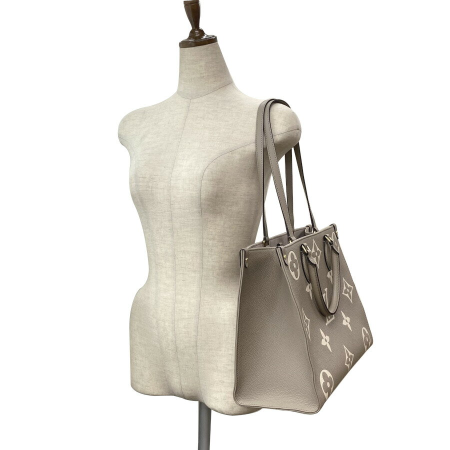 ルイヴィトン LOUIS VUITTON オンザゴー MM ハンドバッグ ショルダーバッグ 2WAY バイカラー モノグラム アンプラント トゥルトレール クレーム ベージュ M45494 VUITTON オンザゴー MM モノグラム クレーム LOUIS バイカラー アンプラント トゥルトレール ベージュ ブランドLOUIS ルイヴィトン商品名オンザゴー MM品番M45494サイズ約 横35cm×縦27cm×マチ14cmロングハンドル頂点からバッグ上部まで：24cmカラートゥルトレール 金具：ゴールド お使いのモニタにより色合いに違いがある場合がございます 素材バイカラー アンプラントレザー仕様開閉種別：フック内部：ファスナーポケット フラットポケット×2 ロングハンドル×2外部： その他： 付属品保存袋詳細説明長短2種類のハンドルで 手持ちやショルダーバッグとしてもお楽しみいただけるミディアムサイズの しなやかなグレインカーフレザーに ミディアムサイズのモノグラム･パターンをプリントとエンボス加工であしらいました 収納力に優れ ノートパソコンなどビジネスの必需品も持ち運べる汎用性の高さも魅力 日常使いに最適なバッグです 注意事項代引き手数料を含むご請求総額がを超える場合は 代金引換決済をご利用頂けません システム上 代引きでの注文が出来ますが注文は一度キャンセルさせていただきます 別の決済方法をお選び頂き再度ご注文いただきますようお願いいたします