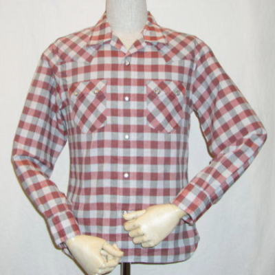 ギフト対応FLATHEAD(フラットヘッド)CHECKWESTERNSHIRT(チェックウエスタンシャツ)！ 50年代のスタンダードなチェック柄を再現したフラットヘッドウエスタンシャツ！ 生地は1950年代のブロックチェック柄を再現したオリジナル生地を使用。チェック柄の部分を2色でグラデーションを描きながら織り上げていくことで、シンプルなチェック柄でありながらも、奥行きのある風合いに仕上がっており、ヴィンテージのようなムラ感のある表情を見事に再現しています。またこの手法は職人がその都度手作業で織機に入れる糸を変えていく、という大変手間のかかる手法。そういった派手ではないけれども地道な作りこみが完成品となったときに違いを生むのです。生地自体はサラッと軽やかな生地感なので、温かい季節のメインアイテムとして、肌寒い季節にはインナーアイテムとして幅広く活躍してくれそうです。 スタイルについても50年代ごろのテイストを踏襲したノコギリ型のポケットフラップや開襟のような襟形状が特徴。ゴールデンエイジといわれる当時の雰囲気を感じさせるヴィンテージライクなつくりです。 そんなクラシックウエスタンスタイルでありながらも、シルエットはフラットヘッドらしいタイトでショートなスタイリング。現代の着こなしに合うよう計算された洗練されたスタイリングでお楽しみいただけます。 トラディッショナルなチェックウエスタンをフラットヘッドらしいスマートなスタイリングで楽しめるフラットヘッドウエスタンシャツです。 CW-72Wは長袖モデル、CW-72HWは半袖モデルです。 ワンウォッシュ。