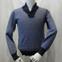 ギフト対応FLATHEAD(フラットヘッド)SHAWLCOLLARSWEATER(ショールカラーセーター)SEW-54！ なめらかな風合いが品質の高さを感じさせる高級ウールを使用したフラットヘッドセーター！ ウール100%の素材は、ウールの中でも特に品質の高いエクストラファインウォッシャブルメリノを使用。高級スーツなどの素材でも知られるメリノウールの中でも特に繊維長が長いウールをエクストラファインメリノウールといいます。特徴としては繊維長が長いため、編みこんだときに毛羽が出づらく、なめらかな質感になるのが特徴。また縮みが出づらいため手洗いできる取り扱いのしやすさも魅力です。 スタイルは1950年代ごろのショールカラーニットをモチーフにしたデザイン。襟部分は切り替えしでカラーを変えるだけでなく、編み方もざっくりしたものに変えることで、全体を引きしめるアクセントとなっています。襟元にはナットボタンが2つついており、インナーに着るものや、その日の気分によって襟の開き具合を調節できます。胸元にはフラットヘッドの頭文字FHの刺繍が入ります。 高品質なウールの風合いをクラシックなショールカラースタイルで楽しめるフラットヘッドニットです。