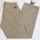 ギフト対応FLATHEAD(フラットヘッド)CARGO PANTS（カーゴパンツ)FN-PA-C003！ ミリタリーパンツとしても人気の高いカーゴパンツをオリジナルデザインで制作しました。 デザイン性と実用性を兼ねたディテールや、経年変化による生地の風合いなど、フラットヘッドらしいこだわりを散りばめた仕上がりです。 タテ糸ヨコ糸ともにナチュラルムラ糸を先染めし、厚手の生地を織り上げられる旧式シャトル織機「G9」で織り上げています。ヨコ糸とタテ糸の染めの濃さも変えているので、生地の綾目の陰影も浮かび上がります。柔らかさもありながら肉厚なボリューム感や独特の毛羽感なども楽しめる生地に仕上げています。穿き込むことで体へ馴染が良くなる特徴もあります。 負荷のかかる部分は巻き縫いを行い、強度を高めています。 ジッパーにはUNIVERSAL ZIPPERを使用。 膝部分には可動を良くするためのタックが入っています。ミリタリーパンツなどでは良く見られる作りですが、デザイン性と実用性を兼ねた作りに仕上げています。 裾部分には裾幅をお好みで絞れるコード（平紐）が付いています。 *)こちらの商品は裾の仕様が特殊なため、基本的に裾上げの受付を行っておりません。 予めご了承ください。 カーゴパンツの特徴でもあるサイドポケット。フラップは物が落ちにくいよう片側が袋状になっています。また、マチをつけることで男性の手でもすっぽりと収まる容量の大きなサイドポケットに仕上げています。 ウォッシュモデル。 上記の数値はメーカーより公表されております参考数値です。さまざまな要因で違いや誤差がある場合があ りますので、あくまで参考程度にご参照ください。個体差や生産時期の違い等他での違いがある可能性があります。また正式値（パターン数値）ではございません。また発表後にやむを得ず寸法の変更等がある（あった）場合等もございますので、予めご容赦ください。なお計測方法・位置等に関しましてはメーカーやアイテムによって異なっておりますので詳しくは各メーカーへお尋ねください。