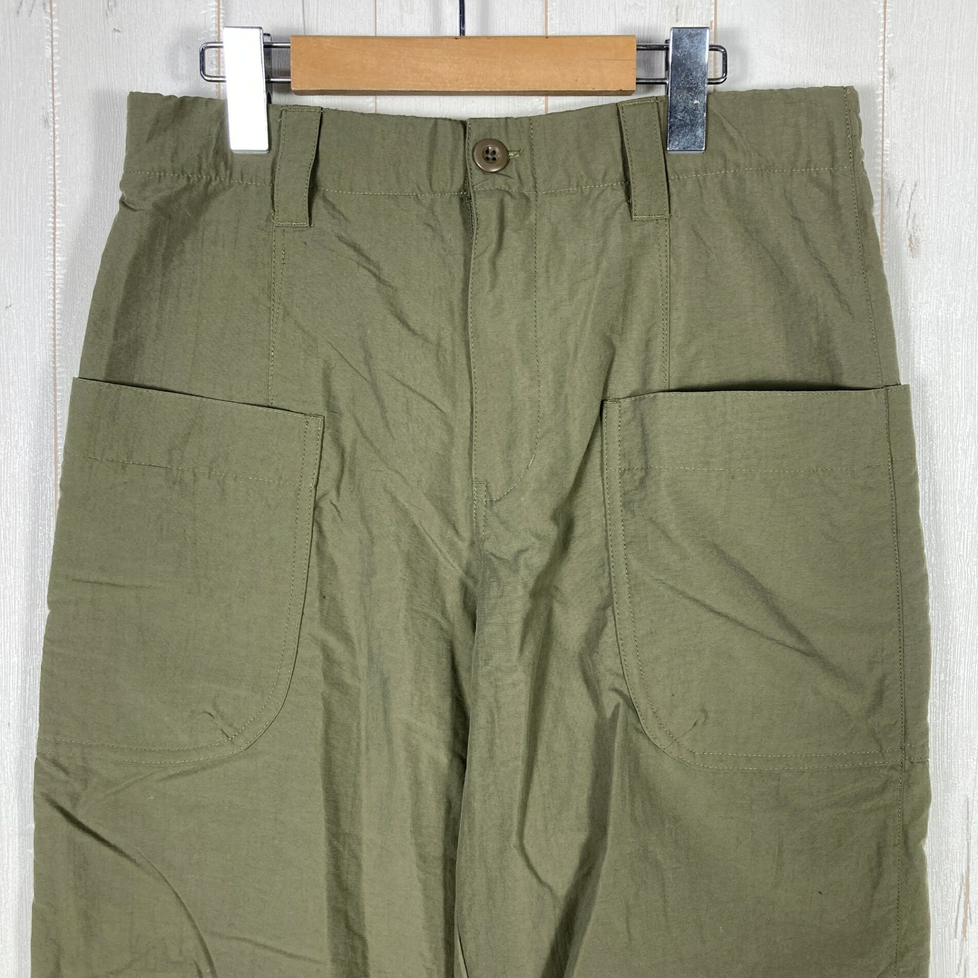 【Men's 3】【Men's 3 グリーン系】Axesquin Elements ( アクシーズクインエレメンツ ) オクタライニングのパンツ Octa Lining Pants ナイロン ウェア ボトムス ロングパンツ フリース Teijin Octa ( 帝人オクタ ) z00054411 グリーン系 ウェア ボトムス ロングパンツ フリース ・セカンドギア在庫コード: IT2DZTV3ZRJ6（お問い合わせの際はこちらをお伝え下さい） ・メーカー: Axesquin Elements ( アクシーズクインエレメンツ ) ・型番: 22009 ■生産情報 ・生産国: 中国 ( China ) ■素材情報 ・組成: 表地：ナイロン100% / 裏地：ポリエステル100% ・機能: Teijin Octa ( 帝人オクタ ) ■サイズ情報 ・Fit: Asian ・Gender/Age: Men's ・代表サイズ: 3 ■カラー ・カラー系統: グリーン系 ■コンディション ・グレード: 中古A ※グレーディング目安　 ├ 新品：当店オリジナル製品 ├ 未使用：新古品 ├ 中古S：新品同様 ├ 中古A：美中古 ├ 中古B：良い状態の中古 ├ 中古C：通常使用可能な中古 └ 中古D：通常使用困難な中古 ・コンディション詳細・備考: ■状態スコア：85 / 100 点 ■状態明細：微細な使用感 / 微細な汚れ（左ひざ） ■採寸値・実測値 ※全て外寸値です。また、手作業による採寸および簡易な秤による計測のため、誤差はご容赦下さい。 ・平置胴囲: 76cm ・最大胴囲: 84cm ・股下: 38cm ・股上: 65cm ・わたり: 33cm ・すそ幅: 16cm ・総重量（付属品等含む）: 345g ■カタログスペック ※以下はメーカー公表のスペック値をそのままにご紹介するものです。表現・仕様・付属物の有無等、お品物現品との完全な一致をお約束するものではございません。 柔らかくて通気性のあるタッサーナイロンにoctaをライニング。 ヴィンテージナイロンのパンツのデザインをそのままに、柔らかくて通気性のあるタッサーナイロンにoctaをライニングしたアクティブインサレーションパンツです。 冷え込んだ冬の峠道をあたたかく、それでいてオーバーヒートせずに歩けるように、保温性、適度な防風性、通気性を備えています。 大き目のサイドポケットは二つに仕切られているので手袋や手拭い、登山地図や行動食を上手に収納でき、手を下ろした位置にちょうど良く配置されているので自然な動作でアクセスすることができます。 わたりから膝にかけて少し太めで膝には大胆に3段のタックを設けて膝裏を切り詰めることでノンストレッチでありながらとても動きやすく仕上がっています。 股下を少し短くして裾回りを細くすることで裾の擦れを軽減し歩きやすさを提供します。 独特のシルエットのこのパンツは秋冬のクラシックルートを歩くスタイリングのアクセントとして欠かせないものになるでしょう。