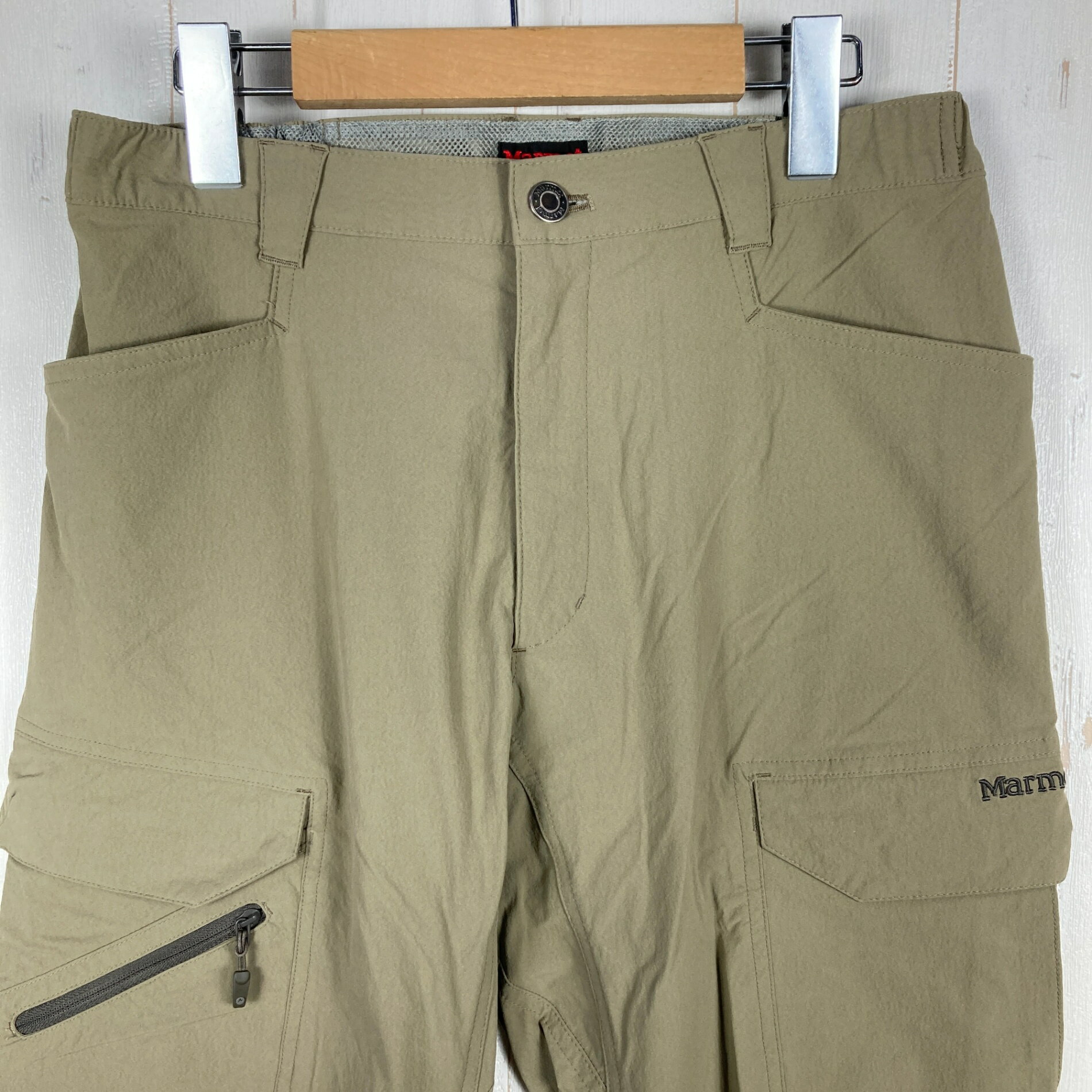 【Women's L】【Women's L ベージュ系】Marmot ( マーモット ) アクト イージー パンツ Act Easy Pant ナイロン ウェア ボトムス ロングパンツ ソフトシェル z00055045 ベージュ系 ウェア ボトムス ロングパンツ ソフトシェル ・セカンドギア在庫コード: ITWP7GCGF0KJ（お問い合わせの際はこちらをお伝え下さい） ・メーカー: Marmot ( マーモット ) ・型番: MJP-S4523W ■生産情報 ・生産国: ベトナム ( Viet Nam ) ■素材情報 ・組成: ナイロン88% / ポリウレタン12% ■サイズ情報 ・Fit: Asian ・Gender/Age: Women's ・代表サイズ: L ■カラー ・カラー系統: ベージュ系 ■コンディション ・グレード: 中古B ※グレーディング目安　 ├ 新品：当店オリジナル製品 ├ 未使用：新古品 ├ 中古S：新品同様 ├ 中古A：美中古 ├ 中古B：良い状態の中古 ├ 中古C：通常使用可能な中古 └ 中古D：通常使用困難な中古 ・コンディション詳細・備考: ■状態スコア：70 / 100 点 ■状態明細：旧モデル / 若干の使用感 / 若干の汚れ（裾付近を中心に各所） ■採寸値・実測値 ※全て外寸値です。また、手作業による採寸および簡易な秤による計測のため、誤差はご容赦下さい。 ・平置胴囲: 72cm ・最大胴囲: 84cm ・股下: 63cm ・股上: 74cm ・わたり: 30cm ・すそ幅: 22cm ・総重量（付属品等含む）: 355g ■カタログスペック ※以下はメーカー公表のスペック値をそのままにご紹介するものです。表現・仕様・付属物の有無等、お品物現品との完全な一致をお約束するものではございません。 優れた耐久はっ水性を持ち、ドライタッチで軽快な穿き心地が特長のトレッキングパンツ。4WAYストレッチで伸縮性が高く、長時間のアクティビティも快適にサポートします