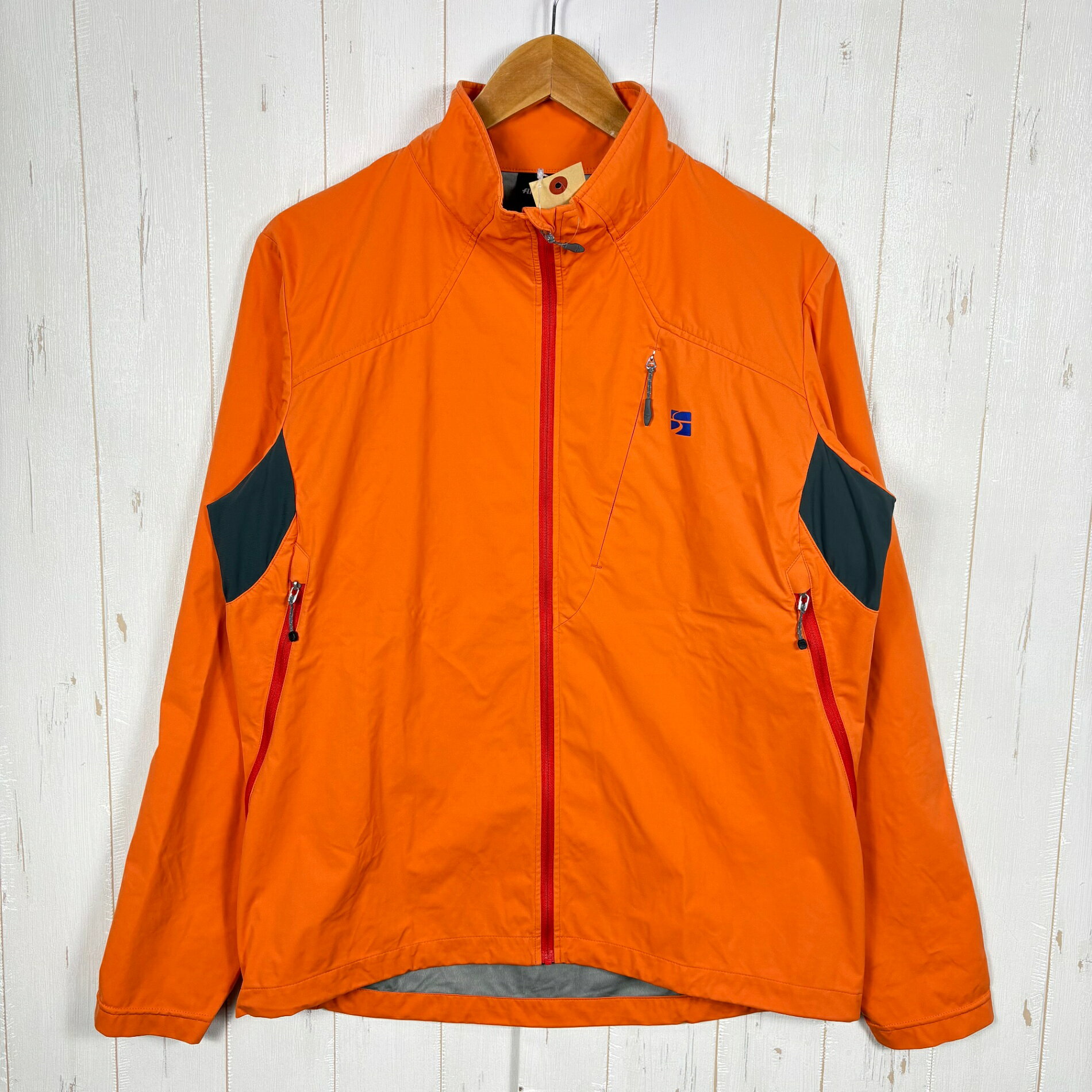 【Men's L】【Men's L オレンジ系】Finetrack ( ファイントラック ) フロウラップ ジャケット Flow Wrap Jacket タンジェリン ナイロン ウェア トップス アウター ジャケット ソフトシェル z00055221 タンジェリン オレンジ系 ウェア トップス アウター ジャケット ソフトシェル ・セカンドギア在庫コード: ITDP0Z5A04X1（お問い合わせの際はこちらをお伝え下さい） ・メーカー: Finetrack ( ファイントラック ) ・型番: FAM0901 ■生産情報 ・生産国: 日本 ( Japan ) ■素材情報 ・組成: 表地：ナイロン100% / 裏地：ポリエステル100% ■サイズ情報 ・Fit: Asian ・Gender/Age: Men's ・代表サイズ: L ■カラー ・カタログカラー: タンジェリン ・カラー系統: オレンジ系 ■コンディション ・グレード: 中古A ※グレーディング目安　 ├ 新品：当店オリジナル製品 ├ 未使用：新古品 ├ 中古S：新品同様 ├ 中古A：美中古 ├ 中古B：良い状態の中古 ├ 中古C：通常使用可能な中古 └ 中古D：通常使用困難な中古 ・コンディション詳細・備考: ■状態スコア：76 / 100 点 ■状態明細：旧モデル / 微細な使用感 / 微細な汚れ（口元・腹部などの各所） ■採寸値・実測値 ※全て外寸値です。また、手作業による採寸および簡易な秤による計測のため、誤差はご容赦下さい。 ・身幅: 54cm ・すそ幅: 51cm ・着丈: 71cm ・肩幅: 45cm ・そで丈: 66cm ・総重量（付属品等含む）: 250g ■カタログスペック ※以下はメーカー公表のスペック値をそのままにご紹介するものです。表現・仕様・付属物の有無等、お品物現品との完全な一致をお約束するものではございません。 山行中のウエア着脱の煩わしさを解消する実践的なフィールド使用感を追求。ファイントラック独自のストレッチ防水透湿メンブレン・エバーブレスを採用した次世代ミッドシェルです。「オールラウンド・オールシーズン着続ける」ということをコンセプトに、ニット素材をメインとした3層構造の特殊素材を開発。耐水性と防風性に優れながら動きやすく、しなやかな肌触りを持ち、行動中のみならず、休憩や睡眠中にも活用できます。セミタイトフィットなジャケットタイプ。両脇には、腕の運動性と脇の通気性を高めるストレッチパネルと衣服内の蒸れを一気に開放できるリンクベントを装備しています。冬期シーズンには、L5アウターシェルとレイヤリングすることで、さらなる防水性と結露防止機能を向上させるダブルシェル効果を得ることが可能です。※シームテープは施していません。 仕様 ・ファイントラック独自の防水透湿メンブレン・エバーブレス ・ヨコストレッチ220%の異次元マルチストレッチ素材 ・コンパクト収納可能で携行に便利 ・左胸にファスナー付き収納ポケットを配備 ・袖口のフィット感を高めるストレッチパネルを配備 ・ファスナーの肌当たりを和らげるチンガード付き ・蒸れを一気に開放できるリンクベントを装備 ・腕の運動性と脇の通気性を高めるストレッチパネルを装備____ ※ ネコポス・圧縮梱包にご理解・ご協力をお願いします ※ こちらのお品物は基本的に『ネコポス』での発送となります。郵便ポストへの投函にて配達完了となります。また、出荷から配達までの追跡は宅急便と同様に可能ですのでご安心下さい。 当店では、コンパクトに梱包することが可能なお品物につきましては『ネコポス』での発送とさせて頂いております。ウェア・バッグ等の一部ファブリック系商品につきましては、『ネコポス』のシビアなサイズ規定を確実にクリアするため、脱気式圧縮袋を使用する場合がございます。それにより、お品物にシワ等が生じる可能性がございます。また、箱に収納されている状態のお品物（未開封品含む）につきましても、箱から出した状態にて梱包させて頂く可能性がございます。 当店では、原則として全品送料無料（店舗負担）にて発送をさせて頂いております。ですが、近年の燃料費・人件費・物価高騰により運送会社送料も上昇傾向にあり、送料の負担・吸収は年々難しくなってきております。お気軽にご注文頂けるよう、引き続き送料無料サービスを継続して参るため、何卒ご理解・ご協力のほどよろしくお願い致します。 なお、『ネコポス』での発送および圧縮梱包にご了承頂けない場合は、ご注文時に別の配送方法を選択下さい。