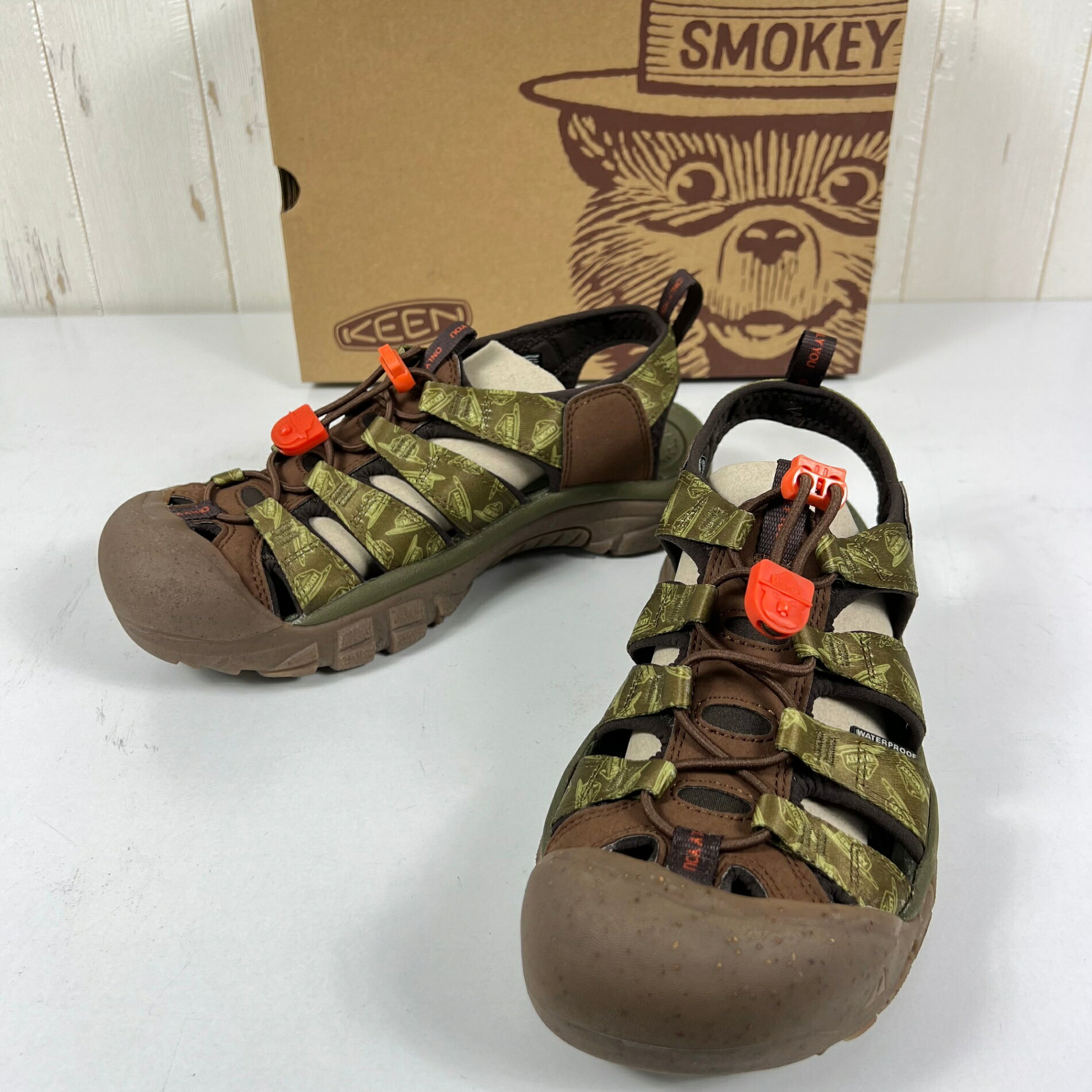 樂天商城 - 【Unisex 27.5cm カーキグリーン系】 Keen ( キーン ) NEW PORT RETRO × スモーキー・ベア（Smokey Bear）　コラボモデル サンダル 1027452 SMOKEY BEAR/MILITARY OLIVE z00055280 SMOKEY B