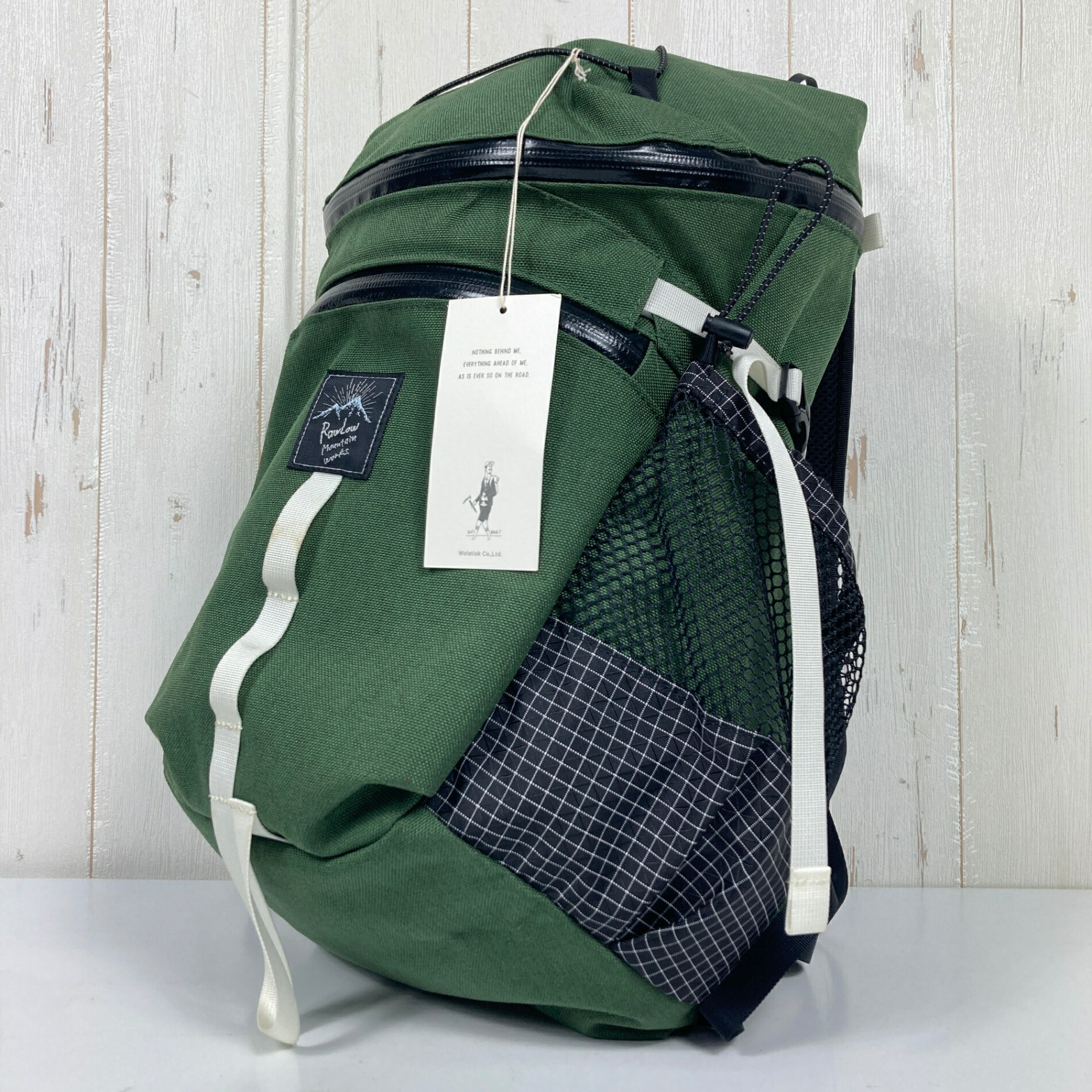 【OneSize】【 OneSize グリーン系】Rawlow Mountain Works ( ロウロウマウンテンワークス ) ビートル Beetle ナイロン バッグ ストレージ バックパック デイパック 容量【～29L】 z00056724 グリーン系 バッグ ストレージ バックパック デイパック 容量【～29L】 ・セカンドギア在庫コード: ITY3SECZM8VK（お問い合わせの際はこちらをお伝え下さい） ・メーカー: Rawlow Mountain Works ( ロウロウマウンテンワークス ) ■素材情報 ・組成: ナイロン100% ■サイズ情報 ・代表サイズ: OneSize ■カラー ・カラー系統: グリーン系 ■コンディション ・グレード: 未使用 ※グレーディング目安　 ├ 新品：当店オリジナル製品 ├ 未使用：新古品 ├ 中古S：新品同様 ├ 中古A：美中古 ├ 中古B：良い状態の中古 ├ 中古C：通常使用可能な中古 └ 中古D：通常使用困難な中古 ・コンディション詳細・備考: ■状態スコア：100 / 100 点 ■状態明細：紙タグあり未使用 ■採寸値・実測値 ※全て外寸値です。また、手作業による採寸および簡易な秤による計測のため、誤差はご容赦下さい。 ・高さ: 42cm ・幅: 25cm ・奥行き: 18cm ・総重量（付属品等含む）: 400g ■カタログスペック ※以下はメーカー公表のスペック値をそのままにご紹介するものです。表現・仕様・付属物の有無等、お品物現品との完全な一致をお約束するものではございません。 デイハイクやデイリーでも使いやすいキャパシティ約18L 350gの軽量小型バックパック。 RLMWの定番素材1000デニールのタフなナイロンを使用、コロンとしたフォルムが特徴的なデイリーからハイクまで幅広く使用できるモデル。 出し入れしやすい大型の開口部で、内部には小物が入るポケットがあります。 大容量のフロントポケットにはキーフックが付いています。 ショルダーハーネスには適度なクッションがあり、チェストストラップが付いています。