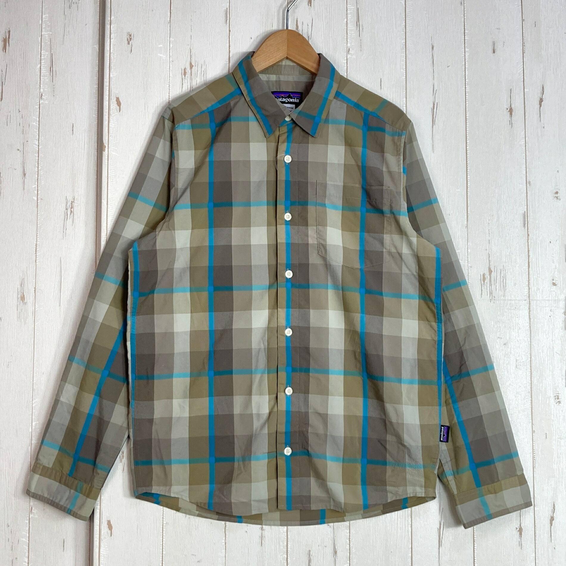 【Men's XS】【Men's XS グレー系】2014 Patagonia ( パタゴニア ) ロングスリーブ ゴーン アゲイン シャツ Long-Sleeved Gone Again Shirt MTEW ナイロン ウェア トップス インナー シャツ ロングスリーブシャツ 化繊 z00056209 MTEW グレー系 ウェア トップス インナー シャツ ロングスリーブシャツ 化繊 ・セカンドギア在庫コード: ITRU2ZWUZ8R4（お問い合わせの際はこちらをお伝え下さい） ・メーカー: Patagonia ( パタゴニア ) ・型番: 54110 ■生産情報 ・生産年: 2014 ・生産期: Spring ・生産国: 中国 ( China ) ■素材情報 ・組成: ナイロン52% / ポリエステル48% ■サイズ情報 ・Fit: International ・Gender/Age: Men's ・代表サイズ: XS ■カラー ・カタログカラー: MTEW ・カラー系統: グレー系 ・カラー系統2: ブルー系 ■コンディション ・グレード: 中古B ※グレーディング目安　 ├ 新品：当店オリジナル製品 ├ 未使用：新古品 ├ 中古S：新品同様 ├ 中古A：美中古 ├ 中古B：良い状態の中古 ├ 中古C：通常使用可能な中古 └ 中古D：通常使用困難な中古 ・コンディション詳細・備考: ■状態スコア：70 / 100 点 ■状態明細：旧モデル / 若干の使用感 / 若干の毛羽立ち（正面裾付近） ■採寸値・実測値 ※全て外寸値です。また、手作業による採寸および簡易な秤による計測のため、誤差はご容赦下さい。 ・身幅: 53cm ・すそ幅: 46cm ・着丈: 69cm ・肩幅: 42cm ・そで丈: 61cm ・総重量（付属品等含む）: 137g ■カタログスペック ※以下はメーカー公表のスペック値をそのままにご紹介するものです。表現・仕様・付属物の有無等、お品物現品との完全な一致をお約束するものではございません。 ビッグ・サーの海岸では、広大な空の下での波待ちとトラックの荷台で過ごす時間の長さはいい勝負。大自然を移動するときは、ソフトな肌触りのナイロン／ポリエステル混紡製のこのシャツが、通気性と伸縮性により涼しく快適な着心地とUPF（紫外線防止指数）30のUVプロテクションを提供します。さらに洗面台で洗ってもすばやく乾き、しわにならないので街では卒業を攻破して着用可能。ボタン留めの前立てとチェストポケットを1つ備え、シャツの裾はたくし込んでも着用できます。レギュラー・フィット。