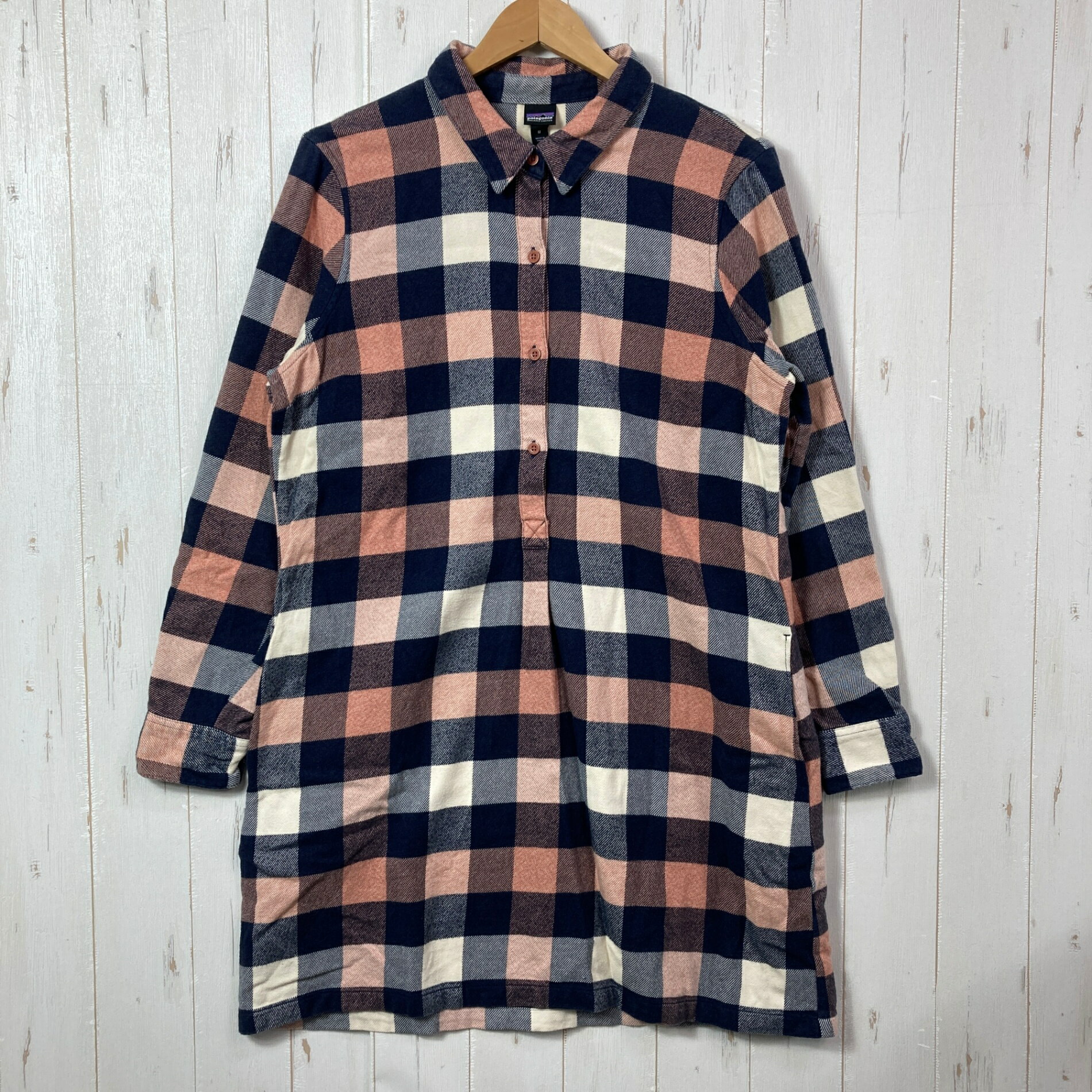 【Women's M】【Women's M ピンク系】2019 Patagonia ( パタゴニア ) フィヨルド ドレス Fjord Dress UPCP フランネル ネルシャツ オーガニックコットン ウェア ドレス ワンピース z00057283 UPCP ピンク系 ウェア ドレス ワンピース ・セカンドギア在庫コード: ITO88MITBYY7（お問い合わせの際はこちらをお伝え下さい） ・メーカー: Patagonia ( パタゴニア ) ・型番: 58470 ■生産情報 ・生産年: 2019 ・生産期: Fall ・生産国: 中国 ( China ) ■素材情報 ・組成: コットン100% ■サイズ情報 ・Fit: International ・Gender/Age: Women's ・代表サイズ: M ■カラー ・カタログカラー: UPCP ・カラー系統: ピンク系 ・カラー系統2: ネイビー系 ■コンディション ・グレード: 中古A ※グレーディング目安　 ├ 新品：当店オリジナル製品 ├ 未使用：新古品 ├ 中古S：新品同様 ├ 中古A：美中古 ├ 中古B：良い状態の中古 ├ 中古C：通常使用可能な中古 └ 中古D：通常使用困難な中古 ・コンディション詳細・備考: ■状態スコア：76 / 100 点 ■状態明細：旧モデル / 微細な使用感 / 微細な毛羽立ち（各所） ■採寸値・実測値 ※全て外寸値です。また、手作業による採寸および簡易な秤による計測のため、誤差はご容赦下さい。 ・身幅: 55cm ・すそ幅: 59cm ・着丈: 88cm ・肩幅: 63cm ・そで丈: 43cm ・総重量（付属品等含む）: 427g ■カタログスペック ※以下はメーカー公表のスペック値をそのままにご紹介するものです。表現・仕様・付属物の有無等、お品物現品との完全な一致をお約束するものではございません。 ソフトなオーガニックコットン・フランネル素材を使用した、クラシックな長袖のドレス。お気に入りのシーツのような触り心地のオーガニックコットン・フランネル素材のドレスがありますと、朝起きて着替えて仕事に出かけることが楽しみになります。 ■ソフトなオーガニックコットン・フランネル素材 ■ボタン留めの前立てがあるクラシックなシャツ型ドレス ■プリーツ入りで動きやすさをサポート ※ ネコポス・圧縮梱包にご理解・ご協力をお願いします ※ こちらのお品物は基本的に『ネコポス』での発送となります。郵便ポストへの投函にて配達完了となります。また、出荷から配達までの追跡は宅急便と同様に可能ですのでご安心下さい。 当店では、コンパクトに梱包することが可能なお品物につきましては『ネコポス』での発送とさせて頂いております。ウェア・バッグ等の一部ファブリック系商品につきましては、『ネコポス』のシビアなサイズ規定を確実にクリアするため、脱気式圧縮袋を使用する場合がございます。それにより、お品物にシワ等が生じる可能性がございます。また、箱に収納されている状態のお品物（未開封品含む）につきましても、箱から出した状態にて梱包させて頂く可能性がございます。 当店では、原則として全品送料無料（店舗負担）にて発送をさせて頂いております。ですが、近年の燃料費・人件費・物価高騰により運送会社送料も上昇傾向にあり、送料の負担・吸収は年々難しくなってきております。お気軽にご注文頂けるよう、引き続き送料無料サービスを継続して参るため、何卒ご理解・ご協力のほどよろしくお願い致します。 なお、『ネコポス』での発送および圧縮梱包にご了承頂けない場合は、ご注文時に別の配送方法を選択下さい。