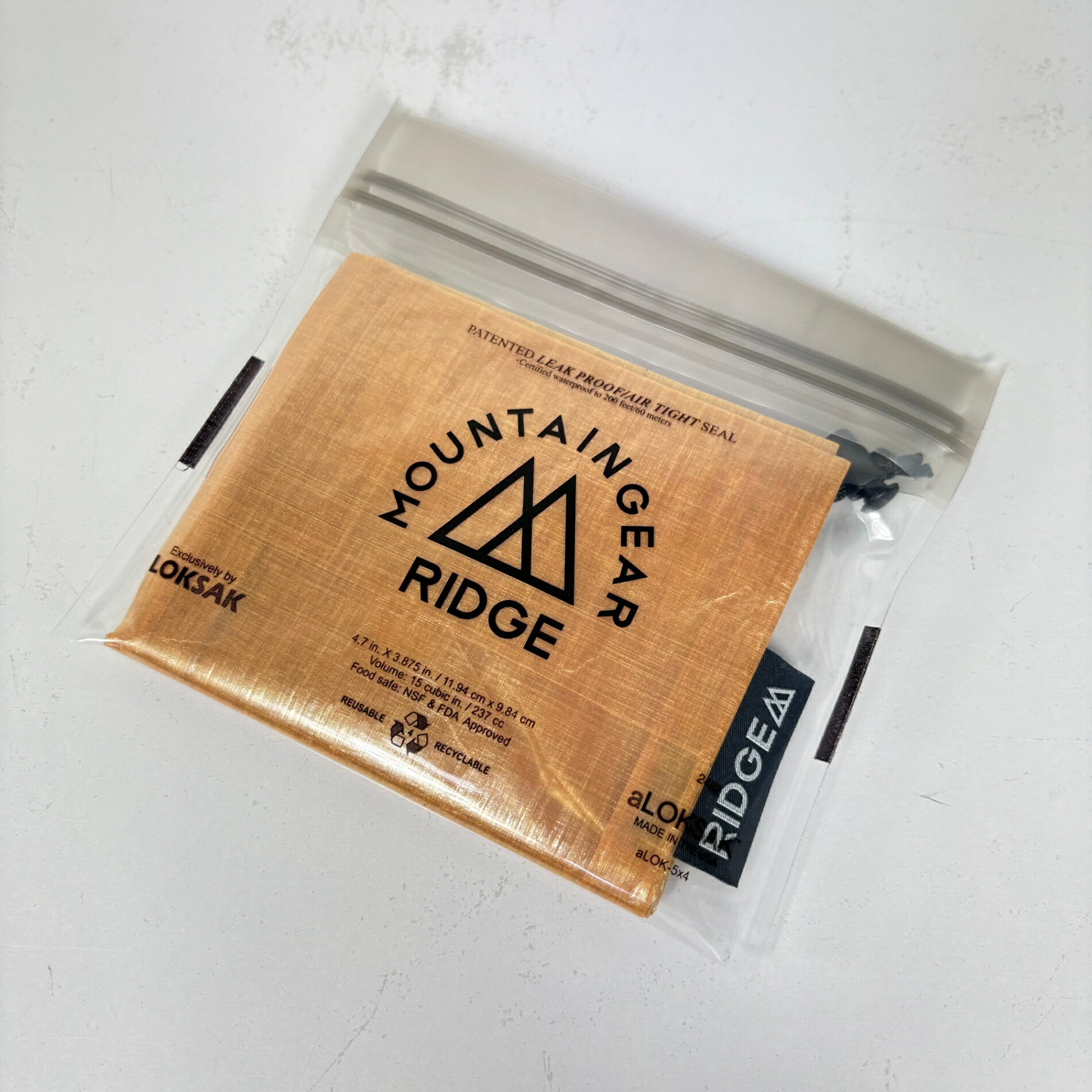 【OneSize】【 OneSize オレンジ系】 Ridge Mountain Gear ( リッジマウンテンギア ) スタッフサック Stuff Sack Amber Glow z00057422 Amber Glow オレンジ系 バッグ ストレージ パッキングサック スタッフサック インナーポーチ ・セカンドギア在庫コード: IT2WRIEB9JJ0（お問い合わせの際はこちらをお伝え下さい） ・メーカー: Ridge Mountain Gear ( リッジマウンテンギア ) ■サイズ情報 ・代表サイズ: OneSize ■カラー ・カタログカラー: Amber Glow ・カラー系統: オレンジ系 ■コンディション ・グレード: 未使用 ※グレーディング目安　 ├ 新品：当店オリジナル製品 ├ 未使用：新古品 ├ 中古S：新品同様 ├ 中古A：美中古 ├ 中古B：良い状態の中古 ├ 中古C：通常使用可能な中古 └ 中古D：通常使用困難な中古 ・コンディション詳細・備考: ■状態スコア：100 / 100 点 ■状態明細：未使用 ■採寸値・実測値 ※全て外寸値です。また、手作業による採寸および簡易な秤による計測のため、誤差はご容赦下さい。 ・総重量（付属品等含む）: 25g ■カタログスペック ※以下はメーカー公表のスペック値をそのままにご紹介するものです。表現・仕様・付属物の有無等、お品物現品との完全な一致をお約束するものではございません。 Dyneema CT2K.18 (32.6g/m2, 1.0oz)素材を使用したスタッフサック。サイズ: 縦34.5cm×横29.5cm×底マチ12cm、容量約8L、重量約25g。耐久性が高く、内部に取り外し可能なナイロンテープ付きでハンドストラップやショルダーストラップとして使用可能。推奨耐荷重約1.5kg。 ※ ネコポス・圧縮梱包にご理解・ご協力をお願いします ※ こちらのお品物は基本的に『ネコポス』での発送となります。郵便ポストへの投函にて配達完了となります。また、出荷から配達までの追跡は宅急便と同様に可能ですのでご安心下さい。 当店では、コンパクトに梱包することが可能なお品物につきましては『ネコポス』での発送とさせて頂いております。ウェア・バッグ等の一部ファブリック系商品につきましては、『ネコポス』のシビアなサイズ規定を確実にクリアするため、脱気式圧縮袋を使用する場合がございます。それにより、お品物にシワ等が生じる可能性がございます。また、箱に収納されている状態のお品物（未開封品含む）につきましても、箱から出した状態にて梱包させて頂く可能性がございます。 当店では、原則として全品送料無料（店舗負担）にて発送をさせて頂いております。ですが、近年の燃料費・人件費・物価高騰により運送会社送料も上昇傾向にあり、送料の負担・吸収は年々難しくなってきております。お気軽にご注文頂けるよう、引き続き送料無料サービスを継続して参るため、何卒ご理解・ご協力のほどよろしくお願い致します。 なお、『ネコポス』での発送および圧縮梱包にご了承頂けない場合は、ご注文時に別の配送方法を選択下さい。