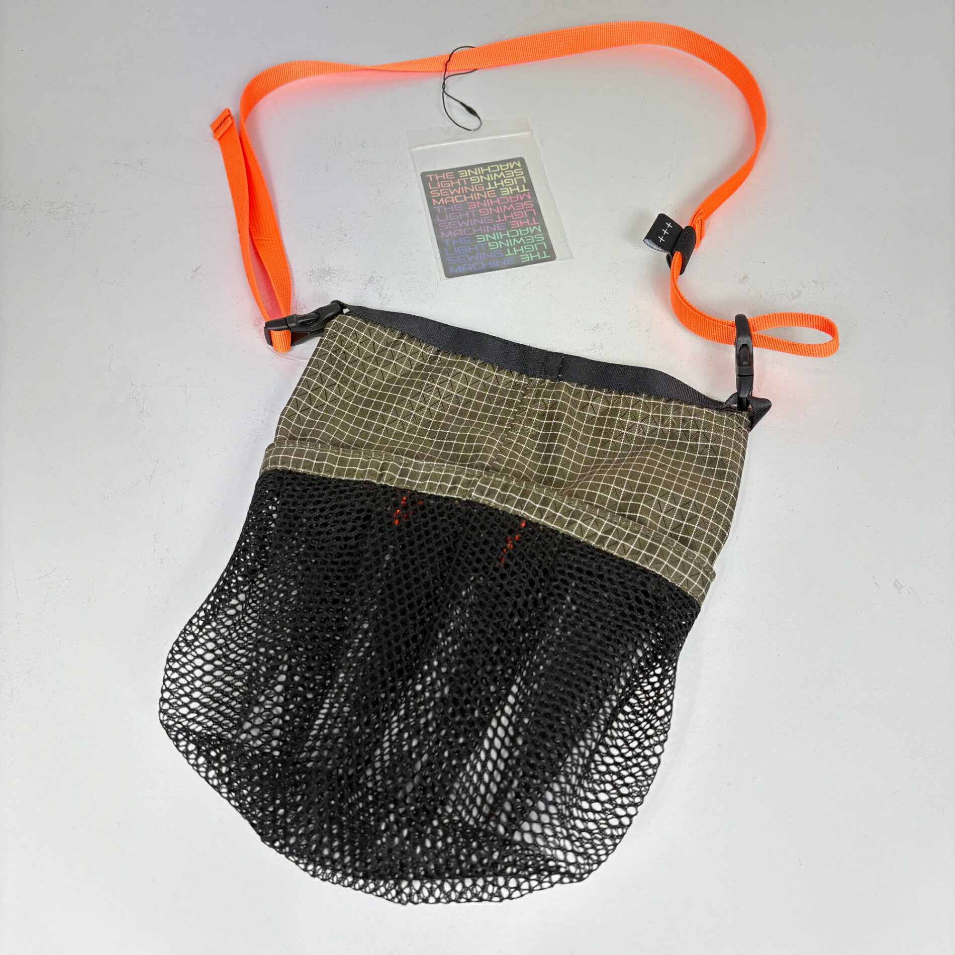 【OneSize カーキ系】 Light Sewing Machine ( ライトソーイングマシン ) ザ フューチャー The Future カーキ（ネオンオレンジストラップ） z00057432 カーキ（ネオンオレンジストラップ） サコッシュポーチ バッグ