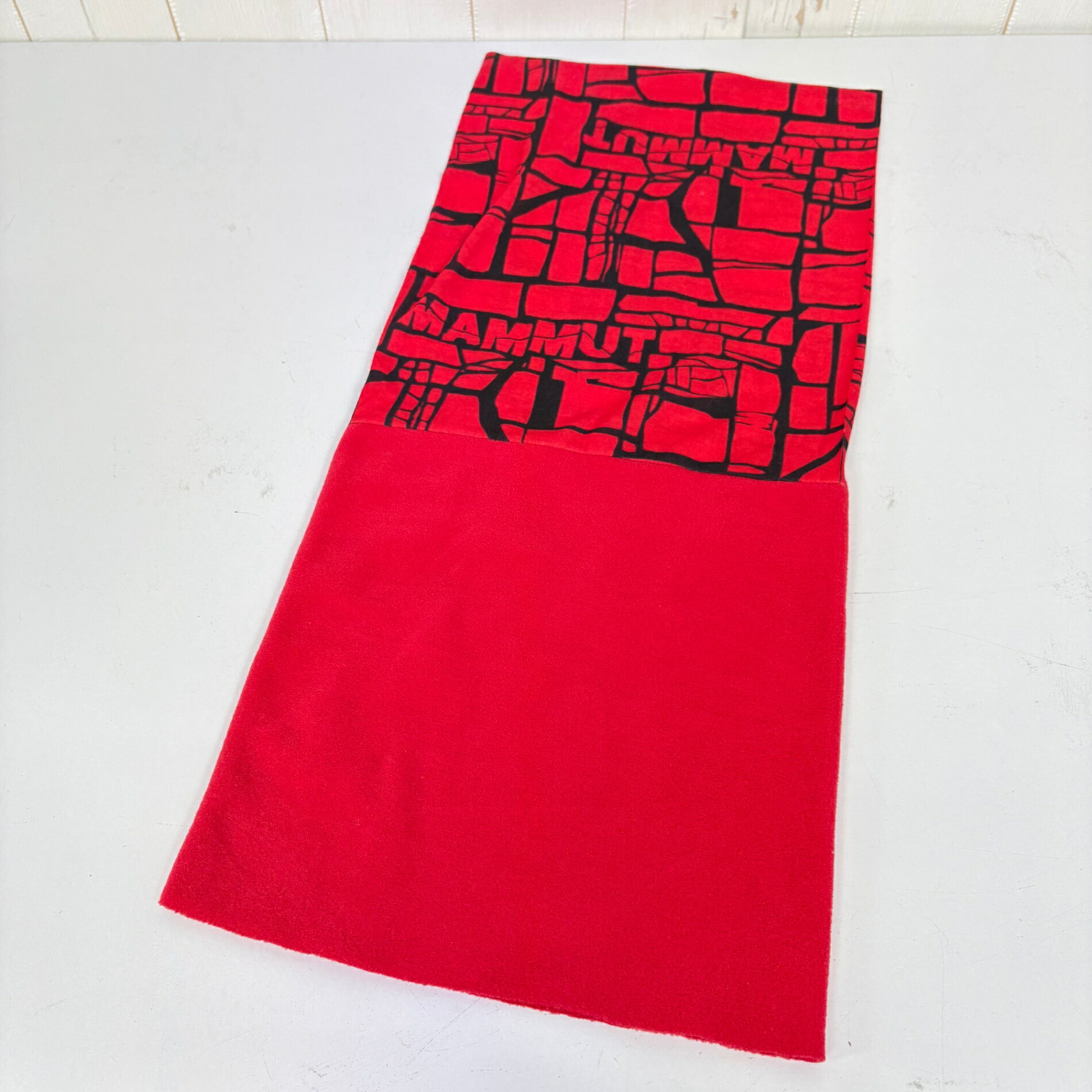 【OneSize】【 OneSize レッド系】Mammut ( マムート ) フリース チューブネックゲイター ウェア ウェア小物 ヘッドウェア ビーニー z00057580 レッド系 ウェア ウェア小物 ヘッドウェア ビーニー ・セカンドギア在庫コード: ITX4J55KKPNK（お問い合わせの際はこちらをお伝え下さい） ・メーカー: Mammut ( マムート ) ■サイズ情報 ・代表サイズ: OneSize ■カラー ・カラー系統: レッド系 ■コンディション ・グレード: 中古B ※グレーディング目安　 ├ 新品：当店オリジナル製品 ├ 未使用：新古品 ├ 中古S：新品同様 ├ 中古A：美中古 ├ 中古B：良い状態の中古 ├ 中古C：通常使用可能な中古 └ 中古D：通常使用困難な中古 ・コンディション詳細・備考: ■状態スコア：70 / 100 点 ■状態明細：旧モデル / 微細な使用感 / 微細な毛玉（各所） / 微細なスレ（各所） ■採寸値・実測値 ※全て外寸値です。また、手作業による採寸および簡易な秤による計測のため、誤差はご容赦下さい。 ・総重量（付属品等含む）: 42g ※ ネコポス・圧縮梱包にご理解・ご協力をお願いします ※ こちらのお品物は基本的に『ネコポス』での発送となります。郵便ポストへの投函にて配達完了となります。また、出荷から配達までの追跡は宅急便と同様に可能ですのでご安心下さい。 当店では、コンパクトに梱包することが可能なお品物につきましては『ネコポス』での発送とさせて頂いております。ウェア・バッグ等の一部ファブリック系商品につきましては、『ネコポス』のシビアなサイズ規定を確実にクリアするため、脱気式圧縮袋を使用する場合がございます。それにより、お品物にシワ等が生じる可能性がございます。また、箱に収納されている状態のお品物（未開封品含む）につきましても、箱から出した状態にて梱包させて頂く可能性がございます。 当店では、原則として全品送料無料（店舗負担）にて発送をさせて頂いております。ですが、近年の燃料費・人件費・物価高騰により運送会社送料も上昇傾向にあり、送料の負担・吸収は年々難しくなってきております。お気軽にご注文頂けるよう、引き続き送料無料サービスを継続して参るため、何卒ご理解・ご協力のほどよろしくお願い致します。 なお、『ネコポス』での発送および圧縮梱包にご了承頂けない場合は、ご注文時に別の配送方法を選択下さい。