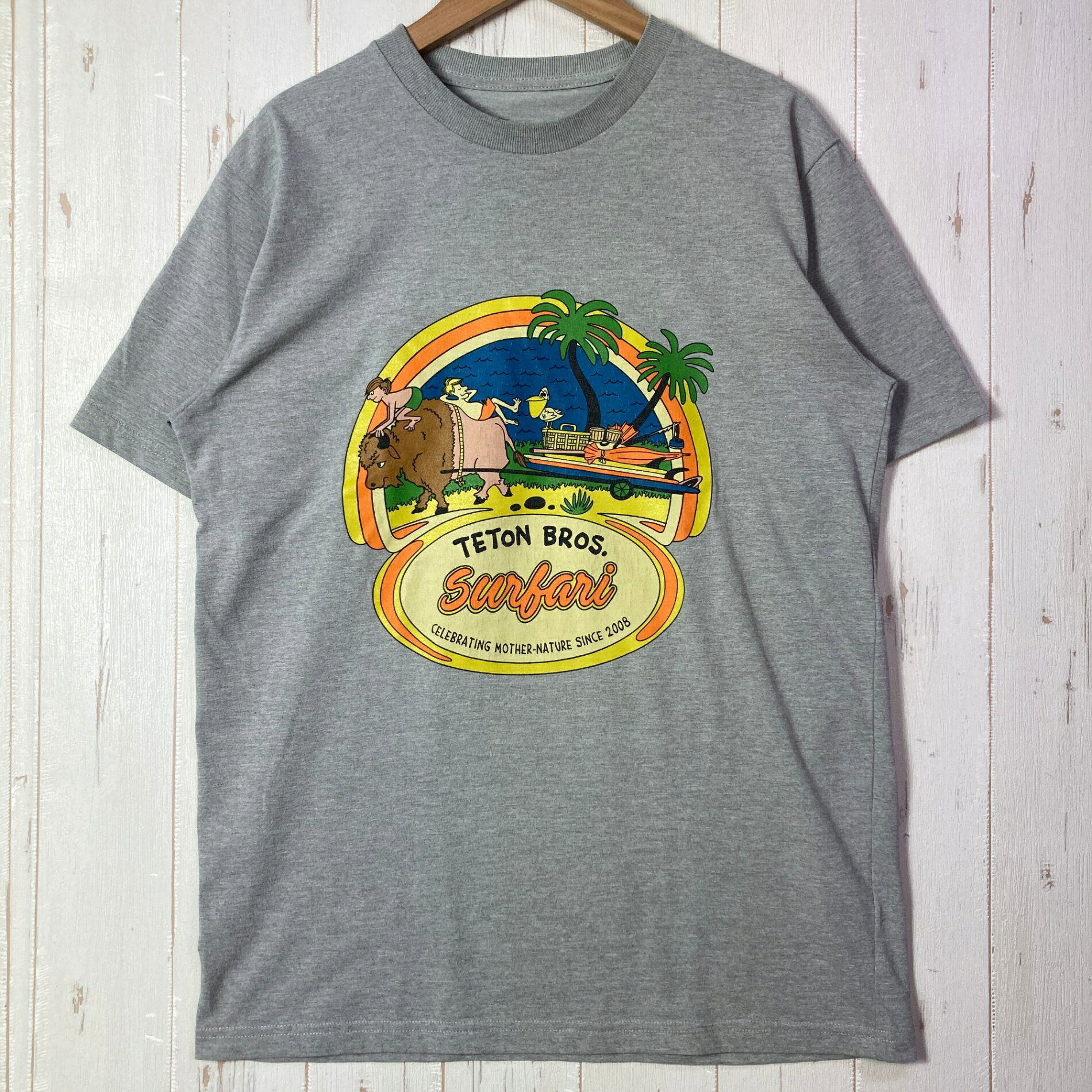 【Men's M】【Men's M グレー系】Teton Bros ( ティートンブロス ) TB サファリ ティー TB Safari Tee ポリエステル ウェア トップス インナー シャツ ショートスリーブTシャツ クルーネック 化繊 z00055469 グレー系 ウェア トップス インナー シャツ ショートスリーブTシャツ クルーネック 化繊 ・セカンドギア在庫コード: ITWKHF64IO88（お問い合わせの際はこちらをお伝え下さい） ・メーカー: Teton Bros ( ティートンブロス ) ・型番: TB221-34M ■生産情報 ・生産国: 中国 ( China ) ■素材情報 ・組成: ポリエステル100% ■サイズ情報 ・Fit: Asian ・Gender/Age: Men's ・代表サイズ: M ■カラー ・カラー系統: グレー系 ■コンディション ・グレード: 中古B ※グレーディング目安　 ├ 新品：当店オリジナル製品 ├ 未使用：新古品 ├ 中古S：新品同様 ├ 中古A：美中古 ├ 中古B：良い状態の中古 ├ 中古C：通常使用可能な中古 └ 中古D：通常使用困難な中古 ・コンディション詳細・備考: ■状態スコア：70 / 100 点 ■状態明細：旧モデル / 若干の使用感 / 若干のスレ（グラフィックプリントの割れ） ■採寸値・実測値 ※全て外寸値です。また、手作業による採寸および簡易な秤による計測のため、誤差はご容赦下さい。 ・身幅: 49cm ・すそ幅: 48cm ・着丈: 66cm ・肩幅: 45cm ・そで丈: 21cm ・総重量（付属品等含む）: 173g ■カタログスペック ※以下はメーカー公表のスペック値をそのままにご紹介するものです。表現・仕様・付属物の有無等、お品物現品との完全な一致をお約束するものではございません。 毎シーズン定番で、好評のTeton Bros.とTony のT shirt シリーズ。 トライクール素材は、遮熱性・UVカット性・防透性に優れ、特殊な断面による吸汗速乾性と爽やかな風合いが得られるます。そのため、街だけでなくアウトドアでも大活躍します。 ※ ネコポス・圧縮梱包にご理解・ご協力をお願いします ※ こちらのお品物は基本的に『ネコポス』での発送となります。郵便ポストへの投函にて配達完了となります。また、出荷から配達までの追跡は宅急便と同様に可能ですのでご安心下さい。 当店では、コンパクトに梱包することが可能なお品物につきましては『ネコポス』での発送とさせて頂いております。ウェア・バッグ等の一部ファブリック系商品につきましては、『ネコポス』のシビアなサイズ規定を確実にクリアするため、脱気式圧縮袋を使用する場合がございます。それにより、お品物にシワ等が生じる可能性がございます。また、箱に収納されている状態のお品物（未開封品含む）につきましても、箱から出した状態にて梱包させて頂く可能性がございます。 当店では、原則として全品送料無料（店舗負担）にて発送をさせて頂いております。ですが、近年の燃料費・人件費・物価高騰により運送会社送料も上昇傾向にあり、送料の負担・吸収は年々難しくなってきております。お気軽にご注文頂けるよう、引き続き送料無料サービスを継続して参るため、何卒ご理解・ご協力のほどよろしくお願い致します。 なお、『ネコポス』での発送および圧縮梱包にご了承頂けない場合は、ご注文時に別の配送方法を選択下さい。