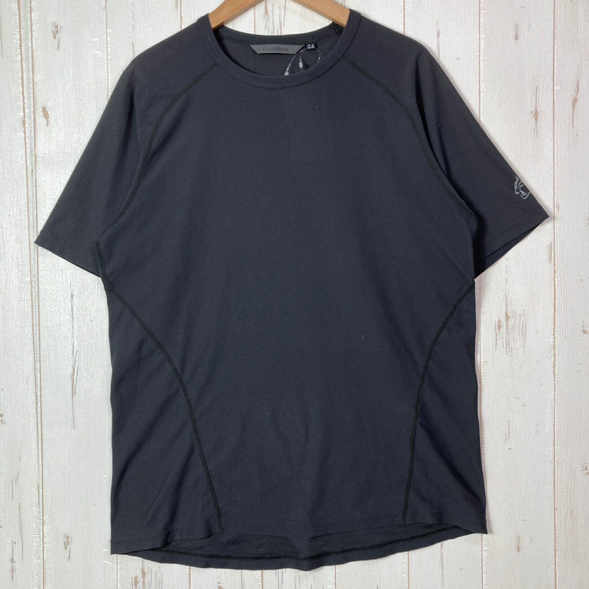 【Men's S】【Men's S グレー系】Teton Bros ( ティートンブロス ) PPP ショートスリーブ ポリエステル ウェア トップス インナー シャツ ショートスリーブTシャツ クルーネック 化繊 z00055192 グレー系 ウェア トップス インナー シャツ ショートスリーブTシャツ クルーネック 化繊 ・セカンドギア在庫コード: ITJ4UUAMF810（お問い合わせの際はこちらをお伝え下さい） ・メーカー: Teton Bros ( ティートンブロス ) ・型番: TB231-32M ■生産情報 ・生産国: 中国 ( China ) ■素材情報 ・組成: ポリエステル100% ■サイズ情報 ・Fit: Asian ・Gender/Age: Men's ・代表サイズ: S ・サイズ備考: 欧米：XS / アジア：S ■カラー ・カラー系統: グレー系 ■コンディション ・グレード: 中古C ※グレーディング目安　 ├ 新品：当店オリジナル製品 ├ 未使用：新古品 ├ 中古S：新品同様 ├ 中古A：美中古 ├ 中古B：良い状態の中古 ├ 中古C：通常使用可能な中古 └ 中古D：通常使用困難な中古 ・コンディション詳細・備考: ■状態スコア：52 / 100 点 ■状態明細：多少の使用感 / 多少のひきつり（各所） / 若干のスレ（各所） ■採寸値・実測値 ※全て外寸値です。また、手作業による採寸および簡易な秤による計測のため、誤差はご容赦下さい。 ・身幅: 48cm ・すそ幅: 50cm ・着丈: 65cm ・ゆき丈: 43cm ・総重量（付属品等含む）: 85g ■カタログスペック ※以下はメーカー公表のスペック値をそのままにご紹介するものです。表現・仕様・付属物の有無等、お品物現品との完全な一致をお約束するものではございません。 優れた通気性と4Way ストレッチ、ワッフル形状の編地で軽量ドライタッチです。世界最高水準の撥水Dry Action の加工は継続します。防水と呼べる程の撥水性と超速乾性を有し、優れた通気性との相乗効果でオーバーヒートを防ぎます。 【Fabric】Poly 100% w Dry Action 【Weight】90g（Size M） ※ ネコポス・圧縮梱包にご理解・ご協力をお願いします ※ こちらのお品物は基本的に『ネコポス』での発送となります。郵便ポストへの投函にて配達完了となります。また、出荷から配達までの追跡は宅急便と同様に可能ですのでご安心下さい。 当店では、コンパクトに梱包することが可能なお品物につきましては『ネコポス』での発送とさせて頂いております。ウェア・バッグ等の一部ファブリック系商品につきましては、『ネコポス』のシビアなサイズ規定を確実にクリアするため、脱気式圧縮袋を使用する場合がございます。それにより、お品物にシワ等が生じる可能性がございます。また、箱に収納されている状態のお品物（未開封品含む）につきましても、箱から出した状態にて梱包させて頂く可能性がございます。 当店では、原則として全品送料無料（店舗負担）にて発送をさせて頂いております。ですが、近年の燃料費・人件費・物価高騰により運送会社送料も上昇傾向にあり、送料の負担・吸収は年々難しくなってきております。お気軽にご注文頂けるよう、引き続き送料無料サービスを継続して参るため、何卒ご理解・ご協力のほどよろしくお願い致します。 なお、『ネコポス』での発送および圧縮梱包にご了承頂けない場合は、ご注文時に別の配送方法を選択下さい。