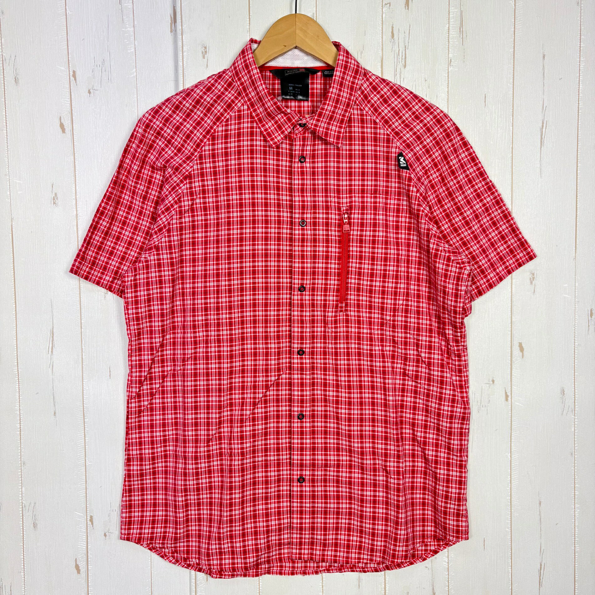 【Men's M】【Men's M レッド系】Millet ( ミレー ) ミジャム ショートスリーブ シャツ Mijum Short Sleeve Shirt ナイロン ウェア トップス インナー シャツ ショートスリーブシャツ 化繊 z00057536 レッド系 ウェア トップス インナー シャツ ショートスリーブシャツ 化繊 ・セカンドギア在庫コード: ITBYZ3P4LUD4（お問い合わせの際はこちらをお伝え下さい） ・メーカー: Millet ( ミレー ) ・型番: MIV4928 ■生産情報 ・生産国: 中国 ( China ) ■素材情報 ・組成: ナイロン63% / ポリエステル37% ■サイズ情報 ・Gender/Age: Men's ・代表サイズ: M ・サイズ備考: FR：46/48 / US：S / DE：48 / UK：S / IT：50 / JP：L ■カラー ・カラー系統: レッド系 ■コンディション ・グレード: 中古B ※グレーディング目安　 ├ 新品：当店オリジナル製品 ├ 未使用：新古品 ├ 中古S：新品同様 ├ 中古A：美中古 ├ 中古B：良い状態の中古 ├ 中古C：通常使用可能な中古 └ 中古D：通常使用困難な中古 ・コンディション詳細・備考: ■状態スコア：70 / 100 点 ■状態明細：旧モデル / 【II】経年考慮 / 微細な使用感 ■採寸値・実測値 ※全て外寸値です。また、手作業による採寸および簡易な秤による計測のため、誤差はご容赦下さい。 ・身幅: 53cm ・すそ幅: 51cm ・着丈: 73cm ・ゆき丈: 46cm ・総重量（付属品等含む）: 139g ※ ネコポス・圧縮梱包にご理解・ご協力をお願いします ※ こちらのお品物は基本的に『ネコポス』での発送となります。郵便ポストへの投函にて配達完了となります。また、出荷から配達までの追跡は宅急便と同様に可能ですのでご安心下さい。 当店では、コンパクトに梱包することが可能なお品物につきましては『ネコポス』での発送とさせて頂いております。ウェア・バッグ等の一部ファブリック系商品につきましては、『ネコポス』のシビアなサイズ規定を確実にクリアするため、脱気式圧縮袋を使用する場合がございます。それにより、お品物にシワ等が生じる可能性がございます。また、箱に収納されている状態のお品物（未開封品含む）につきましても、箱から出した状態にて梱包させて頂く可能性がございます。 当店では、原則として全品送料無料（店舗負担）にて発送をさせて頂いております。ですが、近年の燃料費・人件費・物価高騰により運送会社送料も上昇傾向にあり、送料の負担・吸収は年々難しくなってきております。お気軽にご注文頂けるよう、引き続き送料無料サービスを継続して参るため、何卒ご理解・ご協力のほどよろしくお願い致します。 なお、『ネコポス』での発送および圧縮梱包にご了承頂けない場合は、ご注文時に別の配送方法を選択下さい。