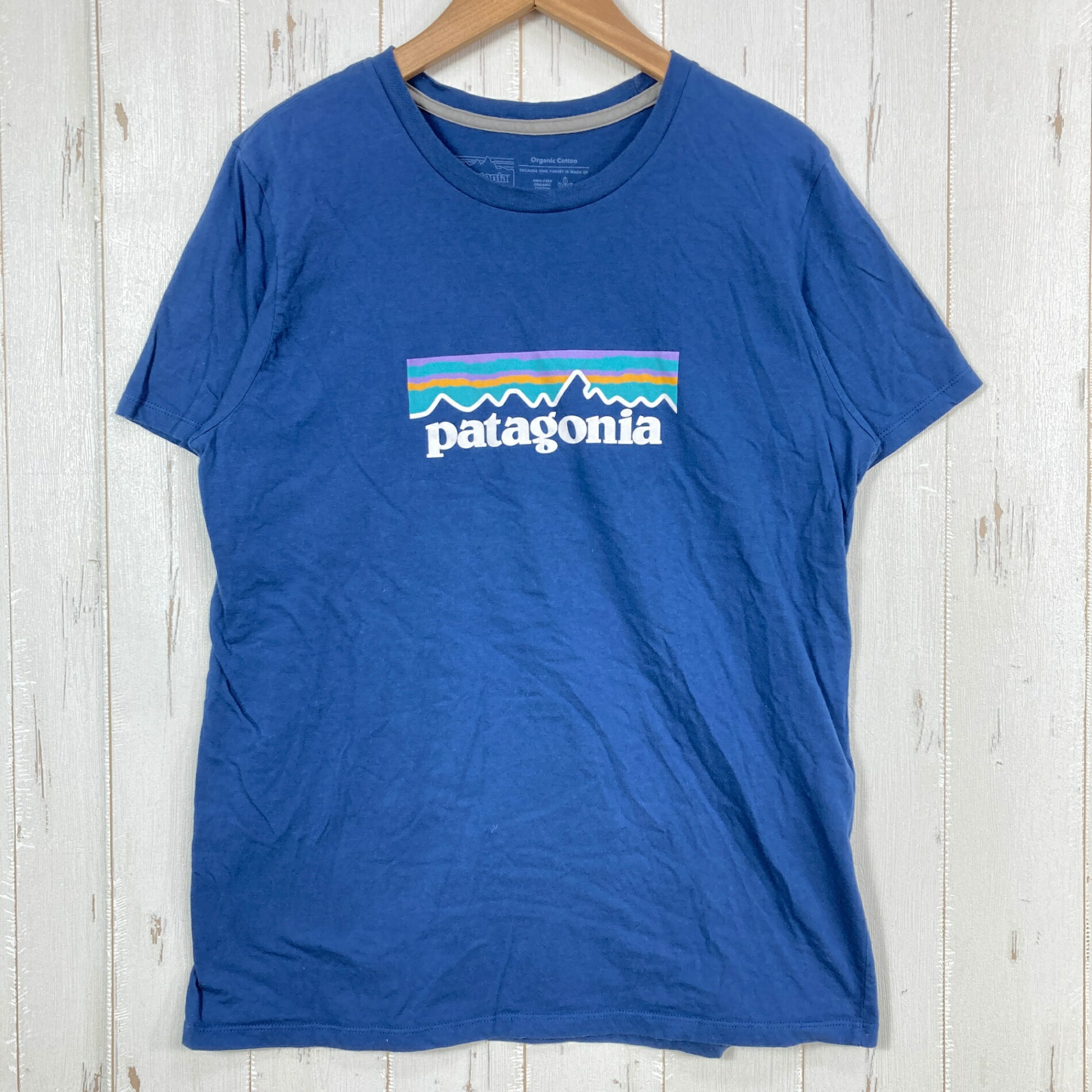 【Women's S】【Women's S ブルー系】2020 Patagonia ( パタゴニア ) パステル P-6 ロゴ オーガニック クルー Tシャツ Pastel P-6 Logo Organic Crew T-Shirt SNBL オーガニックコットン ウェア トップス インナー シャツ ショートスリーブTシャツ クルーネック コットン z00054726 SNBL ブルー系 ウェア トップス インナー シャツ ショートスリーブTシャツ クルーネック コットン ・セカンドギア在庫コード: ITCEFJ7BTU4O（お問い合わせの際はこちらをお伝え下さい） ・メーカー: Patagonia ( パタゴニア ) ・型番: 39576 ■生産情報 ・生産年: 2020 ・生産期: Spring ・生産国: メキシコ ( Mexico ) ■素材情報 ・組成: コットン100% ■サイズ情報 ・Fit: International ・Gender/Age: Women's ・代表サイズ: S ■カラー ・カタログカラー: SNBL ・カラー系統: ブルー系 ■コンディション ・グレード: 中古B ※グレーディング目安　 ├ 新品：当店オリジナル製品 ├ 未使用：新古品 ├ 中古S：新品同様 ├ 中古A：美中古 ├ 中古B：良い状態の中古 ├ 中古C：通常使用可能な中古 └ 中古D：通常使用困難な中古 ・コンディション詳細・備考: ■状態スコア：70 / 100 点 ■状態明細：旧モデル / 若干の使用感 / 若干の毛羽立ち（各所） ■採寸値・実測値 ※全て外寸値です。また、手作業による採寸および簡易な秤による計測のため、誤差はご容赦下さい。 ・身幅: 36cm ・すそ幅: 43cm ・着丈: 60cm ・肩幅: 38cm ・そで丈: 19cm ・総重量（付属品等含む）: 108g ※ ネコポス・圧縮梱包にご理解・ご協力をお願いします ※ こちらのお品物は基本的に『ネコポス』での発送となります。郵便ポストへの投函にて配達完了となります。また、出荷から配達までの追跡は宅急便と同様に可能ですのでご安心下さい。 当店では、コンパクトに梱包することが可能なお品物につきましては『ネコポス』での発送とさせて頂いております。ウェア・バッグ等の一部ファブリック系商品につきましては、『ネコポス』のシビアなサイズ規定を確実にクリアするため、脱気式圧縮袋を使用する場合がございます。それにより、お品物にシワ等が生じる可能性がございます。また、箱に収納されている状態のお品物（未開封品含む）につきましても、箱から出した状態にて梱包させて頂く可能性がございます。 当店では、原則として全品送料無料（店舗負担）にて発送をさせて頂いております。ですが、近年の燃料費・人件費・物価高騰により運送会社送料も上昇傾向にあり、送料の負担・吸収は年々難しくなってきております。お気軽にご注文頂けるよう、引き続き送料無料サービスを継続して参るため、何卒ご理解・ご協力のほどよろしくお願い致します。 なお、『ネコポス』での発送および圧縮梱包にご了承頂けない場合は、ご注文時に別の配送方法を選択下さい。