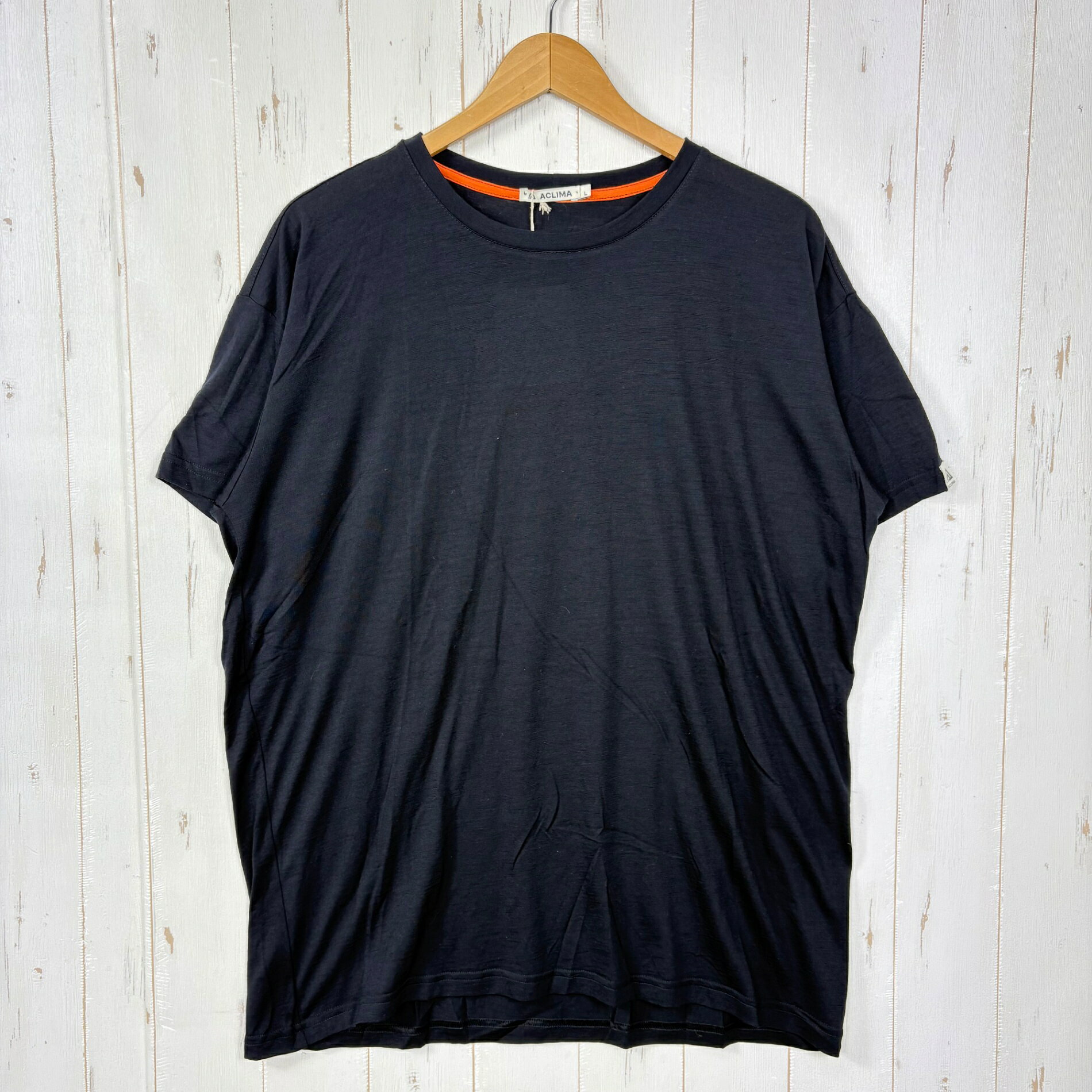 【Men's L】【Men's L ブラック系】 Aclima ( アクリマ ) ライトウール クラシック ティー LightWool Classic Tee 106817 123 JET BLACK z00055902 123 JET BLACK ブラック系 ウェア トップス インナー シャツ ショートスリーブTシャツ クルーネック ウール ・セカンドギア在庫コード: ITWNGUJTOR9K（お問い合わせの際はこちらをお伝え下さい） ・メーカー: Aclima ( アクリマ ) ・型番: 106817 ■サイズ情報 ・Gender/Age: Men's ・代表サイズ: L ■カラー ・カタログカラー: 123 JET BLACK ・カラー系統: ブラック系 ■コンディション ・グレード: 未使用 ※グレーディング目安　 ├ 新品：当店オリジナル製品 ├ 未使用：新古品 ├ 中古S：新品同様 ├ 中古A：美中古 ├ 中古B：良い状態の中古 ├ 中古C：通常使用可能な中古 └ 中古D：通常使用困難な中古 ・コンディション詳細・備考: ■状態明細：未使用 ※こちらは小売店店頭展示販売品です。試着等により生じたスレ・汚れ・微物付着等が見受けられる場合がございます。また、同モデル・同カラー・サイズ違いに限り、商品画像を共通で使用している場合がございます。そのため、模様の出方や状態等が画像と実物とで完全には一致しない場合もございます。特価でのご案内につきご容赦下さいませ。 ■採寸値・実測値 ※全て外寸値です。また、手作業による採寸および簡易な秤による計測のため、誤差はご容赦下さい。 ・身幅: 61cm ・すそ幅: 54cm ・着丈: 73cm ・肩幅: 58cm ・そで丈: 19cm ・総重量（付属品等含む）: 174g ■カタログスペック ※以下はメーカー公表のスペック値をそのままにご紹介するものです。表現・仕様・付属物の有無等、お品物現品との完全な一致をお約束するものではございません。 アクリマの製品ラインナップの中で最も薄く、最高品質の超微細メリノウールを使用した半袖Tシャツです。17.5ミクロンという驚異的な細さの繊維を採用することで、ウール特有のチクチク感を完全に排除し、シルクのような滑らかな肌触りを実現しています。140g/m2という軽量な生地厚は、夏場のハイキングやランニングでも蒸れにくく、体温調節機能を最大限に発揮します。また、ウールの天然の防臭効果により、数日間の遠征でも臭いが気になりにくいのが大きな利点です。シルエットは「リラックスド・フィット」を採用しており、アクティビティ中だけでなく、日常生活や旅行時のリラックスウェアとしても違和感なく着用できます。洗濯機での洗浄が可能（40度まで）なイージーケア仕様も、アクティブなユーザーに支持される理由の一つです。 素材: メリノウール100%（17.5ミクロン / 140g/m2） 機能: 体温調節機能、吸湿速乾性、天然の防臭・抗菌効果、洗濯機対応（40℃）、UVカット 特徴: リラックスド・フィット（ゆったりとしたシルエット）、クルーネック、胸元のロゴ刺繍、フラットロックシーム（肌へのストレス軽減）、超軽量設計 ※ ネコポス・圧縮梱包にご理解・ご協力をお願いします ※ こちらのお品物は基本的に『ネコポス』での発送となります。郵便ポストへの投函にて配達完了となります。また、出荷から配達までの追跡は宅急便と同様に可能ですのでご安心下さい。 当店では、コンパクトに梱包することが可能なお品物につきましては『ネコポス』での発送とさせて頂いております。ウェア・バッグ等の一部ファブリック系商品につきましては、『ネコポス』のシビアなサイズ規定を確実にクリアするため、脱気式圧縮袋を使用する場合がございます。それにより、お品物にシワ等が生じる可能性がございます。また、箱に収納されている状態のお品物（未開封品含む）につきましても、箱から出した状態にて梱包させて頂く可能性がございます。 当店では、原則として全品送料無料（店舗負担）にて発送をさせて頂いております。ですが、近年の燃料費・人件費・物価高騰により運送会社送料も上昇傾向にあり、送料の負担・吸収は年々難しくなってきております。お気軽にご注文頂けるよう、引き続き送料無料サービスを継続して参るため、何卒ご理解・ご協力のほどよろしくお願い致します。 なお、『ネコポス』での発送および圧縮梱包にご了承頂けない場合は、ご注文時に別の配送方法を選択下さい。