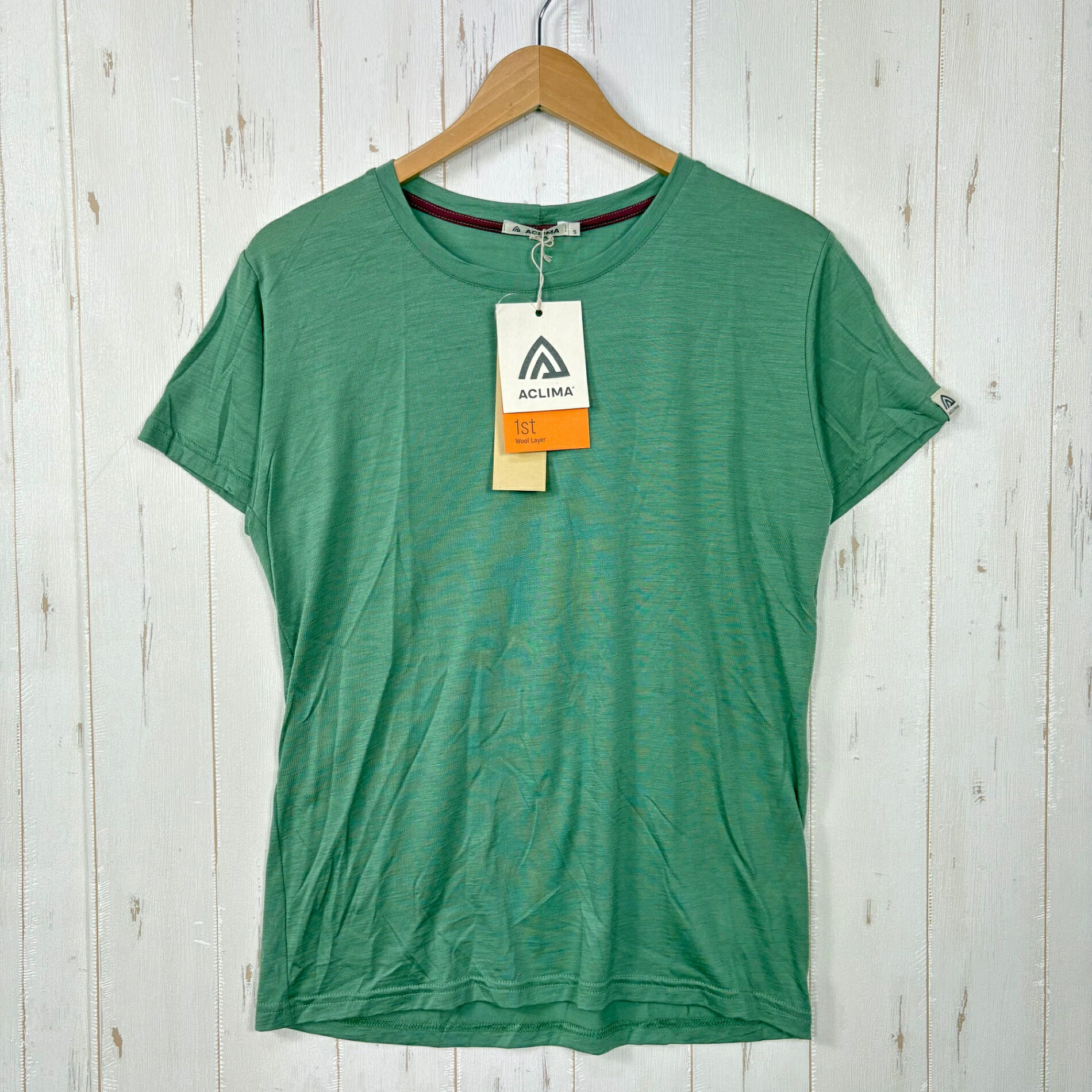 【Women's S】【Women's S グリーン系】 Aclima ( アクリマ ) ライトウール クラシック ティー LightWool Classic Tee 106820 362 DARK IVY z00055904 362 DARK IVY グリーン系 ウェア トップス インナー シャツ ショートスリーブTシャツ クルーネック ウール ・セカンドギア在庫コード: ITUVYH0SC10Q（お問い合わせの際はこちらをお伝え下さい） ・メーカー: Aclima ( アクリマ ) ・型番: 106820 ■サイズ情報 ・Gender/Age: Women's ・代表サイズ: S ■カラー ・カタログカラー: 362 DARK IVY ・カラー系統: グリーン系 ■コンディション ・グレード: 未使用 ※グレーディング目安　 ├ 新品：当店オリジナル製品 ├ 未使用：新古品 ├ 中古S：新品同様 ├ 中古A：美中古 ├ 中古B：良い状態の中古 ├ 中古C：通常使用可能な中古 └ 中古D：通常使用困難な中古 ・コンディション詳細・備考: ■状態明細：未使用 ※こちらは小売店店頭展示販売品です。試着等により生じたスレ・汚れ・微物付着等が見受けられる場合がございます。また、同モデル・同カラー・サイズ違いに限り、商品画像を共通で使用している場合がございます。そのため、模様の出方や状態等が画像と実物とで完全には一致しない場合もございます。特価でのご案内につきご容赦下さいませ。 ■採寸値・実測値 ※全て外寸値です。また、手作業による採寸および簡易な秤による計測のため、誤差はご容赦下さい。 ・身幅: 49cm ・すそ幅: 43cm ・着丈: 63cm ・肩幅: 46cm ・そで丈: 18cm ・総重量（付属品等含む）: 119g ■カタログスペック ※以下はメーカー公表のスペック値をそのままにご紹介するものです。表現・仕様・付属物の有無等、お品物現品との完全な一致をお約束するものではございません。 アクリマの製品ラインナップの中で最も薄く、最高品質の超微細メリノウールを使用した半袖Tシャツです。17.5ミクロンという驚異的な細さの繊維を採用することで、ウール特有のチクチク感を完全に排除し、シルクのような滑らかな肌触りを実現しています。140g/m2という軽量な生地厚は、夏場のハイキングやランニングでも蒸れにくく、体温調節機能を最大限に発揮します。また、ウールの天然の防臭効果により、数日間の遠征でも臭いが気になりにくいのが大きな利点です。シルエットは「リラックスド・フィット」を採用しており、アクティビティ中だけでなく、日常生活や旅行時のリラックスウェアとしても違和感なく着用できます。洗濯機での洗浄が可能（40度まで）なイージーケア仕様も、アクティブなユーザーに支持される理由の一つです。 素材: メリノウール100%（17.5ミクロン / 140g/m2） 機能: 体温調節機能、吸湿速乾性、天然の防臭・抗菌効果、洗濯機対応（40℃）、UVカット 特徴: リラックスド・フィット（ゆったりとしたシルエット）、クルーネック、胸元のロゴ刺繍、フラットロックシーム（肌へのストレス軽減）、超軽量設計 ※ ネコポス・圧縮梱包にご理解・ご協力をお願いします ※ こちらのお品物は基本的に『ネコポス』での発送となります。郵便ポストへの投函にて配達完了となります。また、出荷から配達までの追跡は宅急便と同様に可能ですのでご安心下さい。 当店では、コンパクトに梱包することが可能なお品物につきましては『ネコポス』での発送とさせて頂いております。ウェア・バッグ等の一部ファブリック系商品につきましては、『ネコポス』のシビアなサイズ規定を確実にクリアするため、脱気式圧縮袋を使用する場合がございます。それにより、お品物にシワ等が生じる可能性がございます。また、箱に収納されている状態のお品物（未開封品含む）につきましても、箱から出した状態にて梱包させて頂く可能性がございます。 当店では、原則として全品送料無料（店舗負担）にて発送をさせて頂いております。ですが、近年の燃料費・人件費・物価高騰により運送会社送料も上昇傾向にあり、送料の負担・吸収は年々難しくなってきております。お気軽にご注文頂けるよう、引き続き送料無料サービスを継続して参るため、何卒ご理解・ご協力のほどよろしくお願い致します。 なお、『ネコポス』での発送および圧縮梱包にご了承頂けない場合は、ご注文時に別の配送方法を選択下さい。