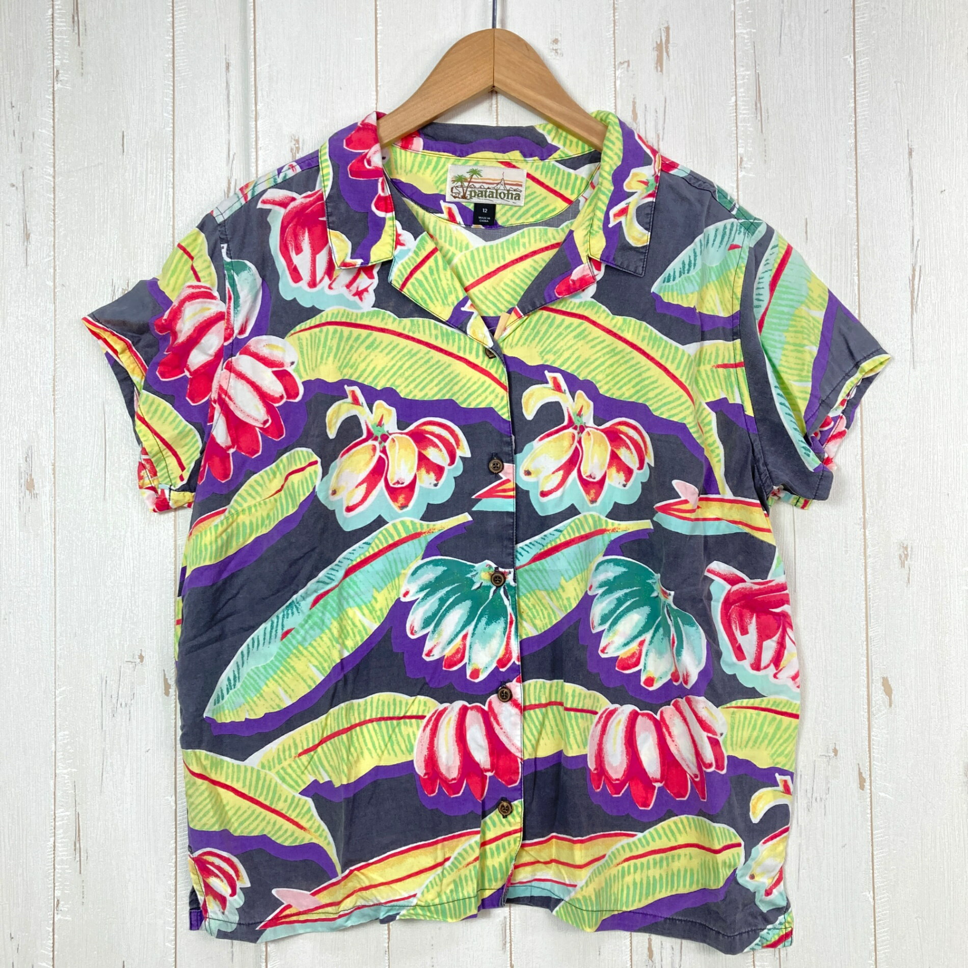 【Women's 12】【Women's 12 イエロー系】2017 Patagonia ( パタゴニア ) マリヒニ パタロハ Malihini Pataloha Shirt 生産終了モデル 入手困難 ブラックバナナ 復刻 レーヨン ウェア トップス インナー シャツ ショートスリーブシャツ その他 z00055711 イエロー系 ウェア トップス インナー シャツ ショートスリーブシャツ その他 ・セカンドギア在庫コード: ITFBS8CN3A0W（お問い合わせの際はこちらをお伝え下さい） ・メーカー: Patagonia ( パタゴニア ) ・型番: 52591 ■生産情報 ・生産年: 2017 ・生産期: Spring ・生産国: 中国 ( China ) ■素材情報 ・組成: レーヨン100% ■サイズ情報 ・Fit: International ・Gender/Age: Women's ・代表サイズ: 12 ■カラー ・カラー系統: イエロー系 ・カラー系統2: グレー系 ■コンディション ・グレード: 中古A ※グレーディング目安　 ├ 新品：当店オリジナル製品 ├ 未使用：新古品 ├ 中古S：新品同様 ├ 中古A：美中古 ├ 中古B：良い状態の中古 ├ 中古C：通常使用可能な中古 └ 中古D：通常使用困難な中古 ・コンディション詳細・備考: ■状態スコア：76 / 100 点 ■状態明細：旧モデル / 微細な使用感 / 微細な色落ち（襟・背面などの各所） ■採寸値・実測値 ※全て外寸値です。また、手作業による採寸および簡易な秤による計測のため、誤差はご容赦下さい。 ・身幅: 56cm ・すそ幅: 52cm ・着丈: 57cm ・肩幅: 42cm ・そで丈: 15cm ・総重量（付属品等含む）: 116g ※ ネコポス・圧縮梱包にご理解・ご協力をお願いします ※ こちらのお品物は基本的に『ネコポス』での発送となります。郵便ポストへの投函にて配達完了となります。また、出荷から配達までの追跡は宅急便と同様に可能ですのでご安心下さい。 当店では、コンパクトに梱包することが可能なお品物につきましては『ネコポス』での発送とさせて頂いております。ウェア・バッグ等の一部ファブリック系商品につきましては、『ネコポス』のシビアなサイズ規定を確実にクリアするため、脱気式圧縮袋を使用する場合がございます。それにより、お品物にシワ等が生じる可能性がございます。また、箱に収納されている状態のお品物（未開封品含む）につきましても、箱から出した状態にて梱包させて頂く可能性がございます。 当店では、原則として全品送料無料（店舗負担）にて発送をさせて頂いております。ですが、近年の燃料費・人件費・物価高騰により運送会社送料も上昇傾向にあり、送料の負担・吸収は年々難しくなってきております。お気軽にご注文頂けるよう、引き続き送料無料サービスを継続して参るため、何卒ご理解・ご協力のほどよろしくお願い致します。 なお、『ネコポス』での発送および圧縮梱包にご了承頂けない場合は、ご注文時に別の配送方法を選択下さい。