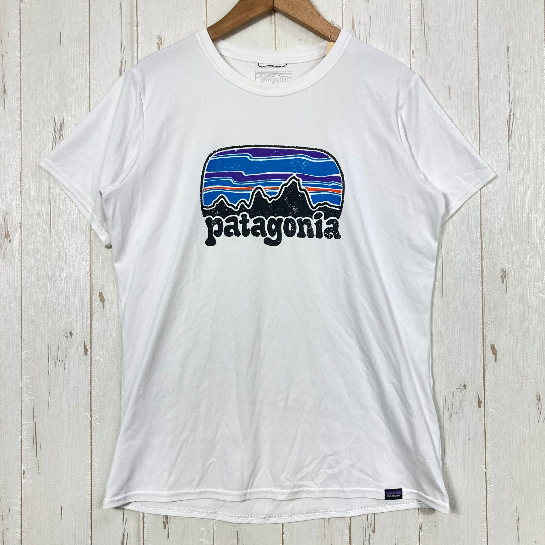 【Women's S】【Women's S ホワイト系】2021 Patagonia ( パタゴニア ) キャプリーン クール デイリー グラフィック シャツ Capilene Cool Daily Graphic Shirt ポリエステル ウェア トップス インナー シャツ ショートスリーブTシャツ クルーネック 化繊 z00054729 ホワイト系 ウェア トップス インナー シャツ ショートスリーブTシャツ クルーネック 化繊 ・セカンドギア在庫コード: ITTUC1C68866（お問い合わせの際はこちらをお伝え下さい） ・メーカー: Patagonia ( パタゴニア ) ・型番: 45250 ■生産情報 ・生産年: 2021 ・生産期: Spring ・生産国: スリランカ ( Sri Lanka ) ■素材情報 ・組成: ポリエステル100% ■サイズ情報 ・Fit: International ・Gender/Age: Women's ・代表サイズ: S ■カラー ・カラー系統: ホワイト系 ■コンディション ・グレード: 中古A ※グレーディング目安　 ├ 新品：当店オリジナル製品 ├ 未使用：新古品 ├ 中古S：新品同様 ├ 中古A：美中古 ├ 中古B：良い状態の中古 ├ 中古C：通常使用可能な中古 └ 中古D：通常使用困難な中古 ・コンディション詳細・備考: ■状態スコア：76 / 100 点 ■状態明細：旧モデル / 微細な使用感 / 微細な汚れ（フロントプリントの右上・袖口） ■採寸値・実測値 ※全て外寸値です。また、手作業による採寸および簡易な秤による計測のため、誤差はご容赦下さい。 ・総丈: 48cm ・身幅: 50cm ・すそ幅: 62cm ・着丈: 38cm ・肩幅: 18cm ・総重量（付属品等含む）: 97g ■カタログスペック ※以下はメーカー公表のスペック値をそのままにご紹介するものです。表現・仕様・付属物の有無等、お品物現品との完全な一致をお約束するものではございません。 トレイルから水辺までパタゴニア製品の中で最も多用途に使えるテクニカル・トップ。速乾性を備え、伸縮性により動きやすく快適で、さわやかな着心地を長く保つハイキュ・ミント防臭加工済み。キャプリーン・クール・デイリー・スタイルは冷涼から暑熱におよぶ状況で激しく運動しているときも体を快適に保つデザイン。リサイクル成分を50～100％含むポリエステル素材を使用し、フェアトレード・サーティファイドの工場で製造 ※ ネコポス・圧縮梱包にご理解・ご協力をお願いします ※ こちらのお品物は基本的に『ネコポス』での発送となります。郵便ポストへの投函にて配達完了となります。また、出荷から配達までの追跡は宅急便と同様に可能ですのでご安心下さい。 当店では、コンパクトに梱包することが可能なお品物につきましては『ネコポス』での発送とさせて頂いております。ウェア・バッグ等の一部ファブリック系商品につきましては、『ネコポス』のシビアなサイズ規定を確実にクリアするため、脱気式圧縮袋を使用する場合がございます。それにより、お品物にシワ等が生じる可能性がございます。また、箱に収納されている状態のお品物（未開封品含む）につきましても、箱から出した状態にて梱包させて頂く可能性がございます。 当店では、原則として全品送料無料（店舗負担）にて発送をさせて頂いております。ですが、近年の燃料費・人件費・物価高騰により運送会社送料も上昇傾向にあり、送料の負担・吸収は年々難しくなってきております。お気軽にご注文頂けるよう、引き続き送料無料サービスを継続して参るため、何卒ご理解・ご協力のほどよろしくお願い致します。 なお、『ネコポス』での発送および圧縮梱包にご了承頂けない場合は、ご注文時に別の配送方法を選択下さい。