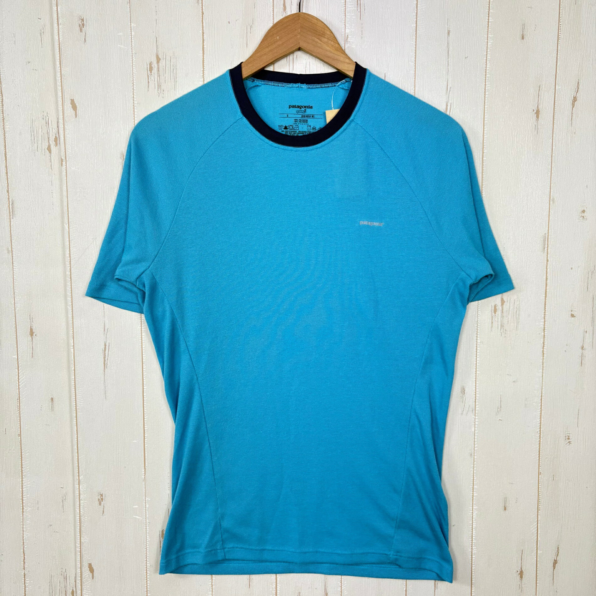 【Men's S】【Men's S ブルー系】2011 Patagonia ( パタゴニア ) キャプリーン 3 ミッドウェイト クルー Capilene 3 Midweight Crew ポリエステル ウェア トップス インナー シャツ ショートスリーブTシャツ クルーネック 化繊 z00054285 ブルー系 ウェア トップス インナー シャツ ショートスリーブTシャツ クルーネック 化繊 ・セカンドギア在庫コード: IT6FCJSAJ9WO（お問い合わせの際はこちらをお伝え下さい） ・メーカー: Patagonia ( パタゴニア ) ・型番: 44421 ■生産情報 ・生産年: 2011 ・生産期: Spring ・生産国: メキシコ ( Mexico ) ■素材情報 ・組成: ポリエステル100% ■サイズ情報 ・Fit: International ・Gender/Age: Men's ・代表サイズ: S ■カラー ・カラー系統: ブルー系 ■コンディション ・グレード: 中古B ※グレーディング目安　 ├ 新品：当店オリジナル製品 ├ 未使用：新古品 ├ 中古S：新品同様 ├ 中古A：美中古 ├ 中古B：良い状態の中古 ├ 中古C：通常使用可能な中古 └ 中古D：通常使用困難な中古 ・コンディション詳細・備考: ■状態スコア：70 / 100 点 ■状態明細：旧モデル / 若干の使用感 / 若干の毛羽立ち（各所） ■採寸値・実測値 ※全て外寸値です。また、手作業による採寸および簡易な秤による計測のため、誤差はご容赦下さい。 ・身幅: 49cm ・すそ幅: 43cm ・着丈: 68cm ・ゆき丈: 47cm ・総重量（付属品等含む）: 106g ■カタログスペック ※以下はメーカー公表のスペック値をそのままにご紹介するものです。表現・仕様・付属物の有無等、お品物現品との完全な一致をお約束するものではございません。 吸湿発散性に優れた伸縮性のあるダブル編み構造 丈夫で滑らかなジャージー表面によりレイヤリングが容易 起毛仕上げにより温かく、ソフトでコンパクトに収納可能。優れた保温性と通気性を提供 生地を折り返して縫い込んだ襟 ラグランスリーブと1枚パネルの肩はパックの下でも快適 洗濯機(常温水)で洗濯可能。乾燥機は低温 ※ ネコポス・圧縮梱包にご理解・ご協力をお願いします ※ こちらのお品物は基本的に『ネコポス』での発送となります。郵便ポストへの投函にて配達完了となります。また、出荷から配達までの追跡は宅急便と同様に可能ですのでご安心下さい。 当店では、コンパクトに梱包することが可能なお品物につきましては『ネコポス』での発送とさせて頂いております。ウェア・バッグ等の一部ファブリック系商品につきましては、『ネコポス』のシビアなサイズ規定を確実にクリアするため、脱気式圧縮袋を使用する場合がございます。それにより、お品物にシワ等が生じる可能性がございます。また、箱に収納されている状態のお品物（未開封品含む）につきましても、箱から出した状態にて梱包させて頂く可能性がございます。 当店では、原則として全品送料無料（店舗負担）にて発送をさせて頂いております。ですが、近年の燃料費・人件費・物価高騰により運送会社送料も上昇傾向にあり、送料の負担・吸収は年々難しくなってきております。お気軽にご注文頂けるよう、引き続き送料無料サービスを継続して参るため、何卒ご理解・ご協力のほどよろしくお願い致します。 なお、『ネコポス』での発送および圧縮梱包にご了承頂けない場合は、ご注文時に別の配送方法を選択下さい。