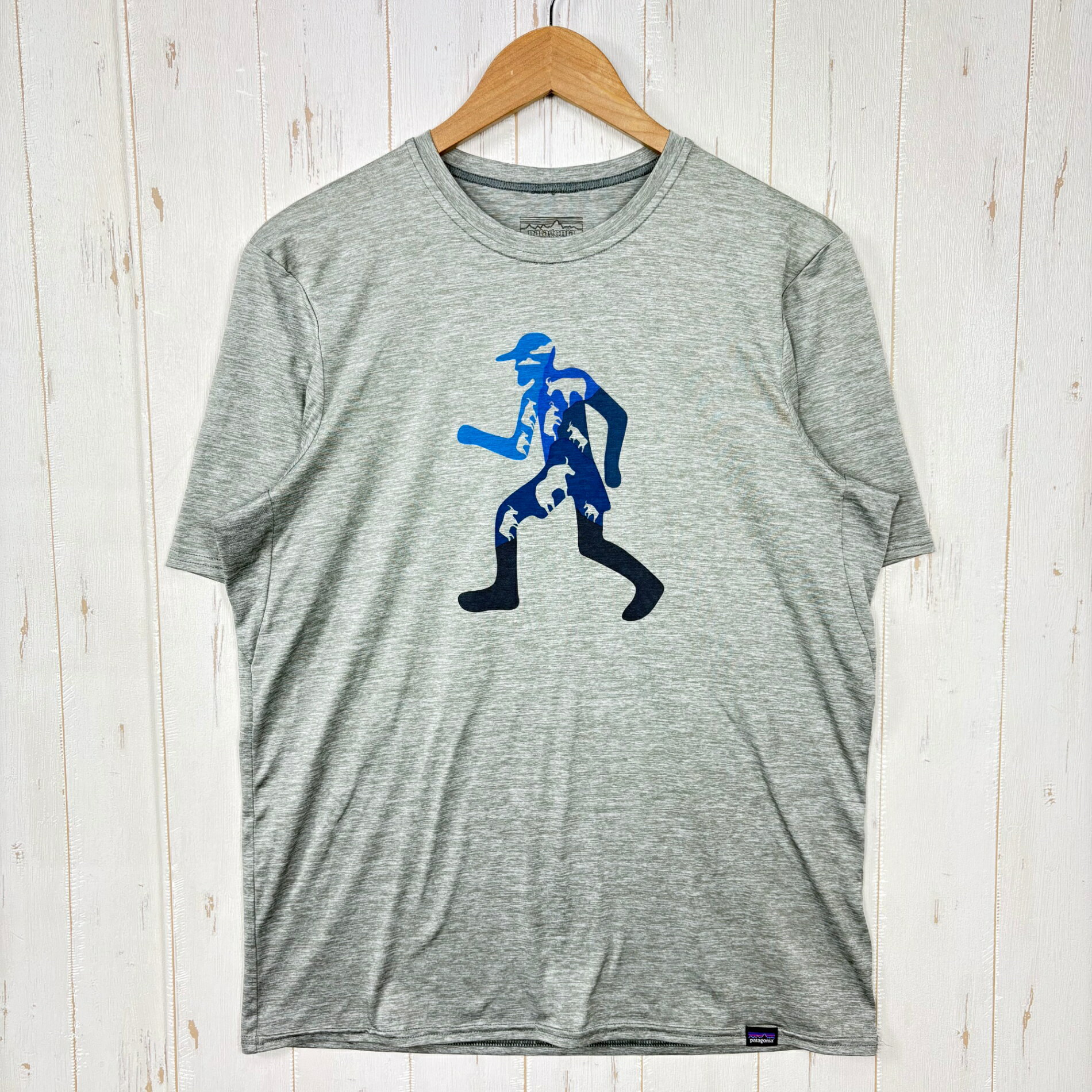 【Men's M】【Men's M グレー系】Patagonia ( パタゴニア ) キャプリーン ベースレイヤー Caplene Baselayer ウェア トップス インナー シャツ ショートスリーブTシャツ クルーネック 化繊 z00054258 グレー系 ウェア トップス インナー シャツ ショートスリーブTシャツ クルーネック 化繊 ・セカンドギア在庫コード: IT503BUEMY5S（お問い合わせの際はこちらをお伝え下さい） ・メーカー: Patagonia ( パタゴニア ) ■生産情報 ・生産国: スリランカ ( Sri Lanka ) ■サイズ情報 ・Fit: International ・Gender/Age: Men's ・代表サイズ: M ■カラー ・カラー系統: グレー系 ■コンディション ・グレード: 中古A ※グレーディング目安　 ├ 新品：当店オリジナル製品 ├ 未使用：新古品 ├ 中古S：新品同様 ├ 中古A：美中古 ├ 中古B：良い状態の中古 ├ 中古C：通常使用可能な中古 └ 中古D：通常使用困難な中古 ・コンディション詳細・備考: ■状態スコア：76 / 100 点 ■状態明細：旧モデル / 微細な使用感 / ※内タグカット ■採寸値・実測値 ※全て外寸値です。また、手作業による採寸および簡易な秤による計測のため、誤差はご容赦下さい。 ・身幅: 53cm ・すそ幅: 52cm ・着丈: 67cm ・肩幅: 44cm ・そで丈: 25cm ・総重量（付属品等含む）: 110g ※ ネコポス・圧縮梱包にご理解・ご協力をお願いします ※ こちらのお品物は基本的に『ネコポス』での発送となります。郵便ポストへの投函にて配達完了となります。また、出荷から配達までの追跡は宅急便と同様に可能ですのでご安心下さい。 当店では、コンパクトに梱包することが可能なお品物につきましては『ネコポス』での発送とさせて頂いております。ウェア・バッグ等の一部ファブリック系商品につきましては、『ネコポス』のシビアなサイズ規定を確実にクリアするため、脱気式圧縮袋を使用する場合がございます。それにより、お品物にシワ等が生じる可能性がございます。また、箱に収納されている状態のお品物（未開封品含む）につきましても、箱から出した状態にて梱包させて頂く可能性がございます。 当店では、原則として全品送料無料（店舗負担）にて発送をさせて頂いております。ですが、近年の燃料費・人件費・物価高騰により運送会社送料も上昇傾向にあり、送料の負担・吸収は年々難しくなってきております。お気軽にご注文頂けるよう、引き続き送料無料サービスを継続して参るため、何卒ご理解・ご協力のほどよろしくお願い致します。 なお、『ネコポス』での発送および圧縮梱包にご了承頂けない場合は、ご注文時に別の配送方法を選択下さい。