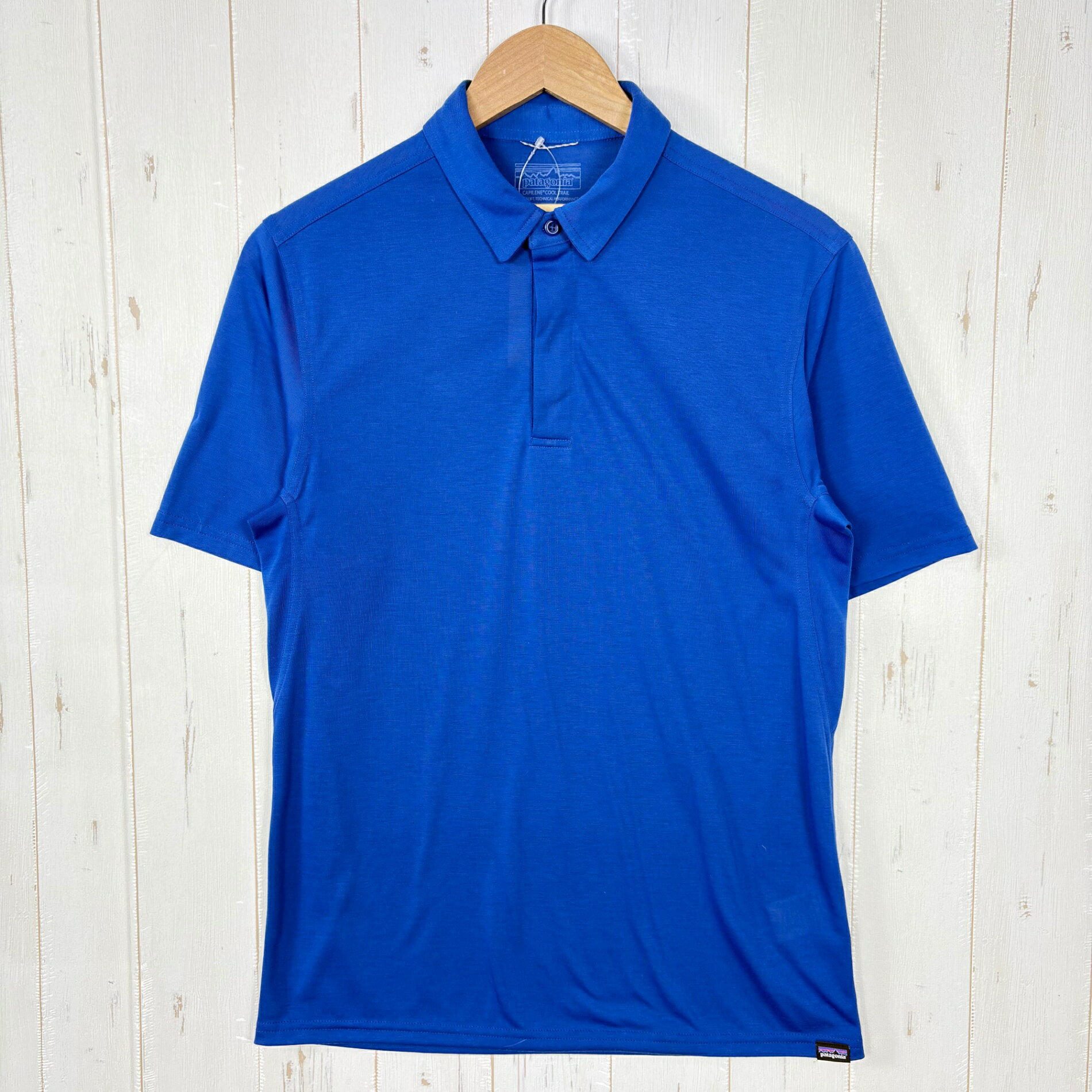 【Men's S】【Men's S ブルー系】2020 Patagonia ( パタゴニア ) キャプリーン クール トレイル ポロ Capilene Cool Trail Polo SPRB ポリエステル ウェア トップス インナー シャツ ショートスリーブシャツ 化繊 z00055427 SPRB ブルー系 ウェア トップス インナー シャツ ショートスリーブシャツ 化繊 ・セカンドギア在庫コード: ITF8L09A9HXI（お問い合わせの際はこちらをお伝え下さい） ・メーカー: Patagonia ( パタゴニア ) ・型番: 53160 ■生産情報 ・生産年: 2020 ・生産期: Spring ・生産国: ベトナム ( Viet Nam ) ■素材情報 ・組成: ポリエステル100% ■サイズ情報 ・Fit: International ・Gender/Age: Men's ・代表サイズ: S ■カラー ・カタログカラー: SPRB ・カラー系統: ブルー系 ■コンディション ・グレード: 中古A ※グレーディング目安　 ├ 新品：当店オリジナル製品 ├ 未使用：新古品 ├ 中古S：新品同様 ├ 中古A：美中古 ├ 中古B：良い状態の中古 ├ 中古C：通常使用可能な中古 └ 中古D：通常使用困難な中古 ・コンディション詳細・備考: ■状態スコア：83 / 100 点 ■状態明細：旧モデル / 微細な使用感 ■採寸値・実測値 ※全て外寸値です。また、手作業による採寸および簡易な秤による計測のため、誤差はご容赦下さい。 ・身幅: 48cm ・すそ幅: 48cm ・着丈: 70cm ・肩幅: 43cm ・そで丈: 25cm ・総重量（付属品等含む）: 161g ■カタログスペック ※以下はメーカー公表のスペック値をそのままにご紹介するものです。表現・仕様・付属物の有無等、お品物現品との完全な一致をお約束するものではございません。 リサイクル・ポリエステル100％製の、速乾性とすばやい吸湿発散性を備えたソフトで機能的なポロ・シャツ。ハイキュ・フレッシュ耐久性抗菌防臭加工済み。 フェアトレード・サーティファイドの縫製を採用 ■特徴 ・リサイクル・ポリエステル・スパン・ジャージー100％素材。ハイキュ・フレッシュ耐久性抗菌防臭加工済み ・モダンな襟と隠し前立て付き ・脇の下に施したまちにより肌が擦れず、幅広い動きに対応する快適なセットイン型の袖 ・吊り下げて乾かすのに便利なループ付き ・襟ぐりにタグを使用していないので肌触りが快適 ・幅広い動きに対応するスリット入りの裾 ・フェアトレード・サーティファイドの縫製 ■重量：190 g (6.7 oz) ■素材 4.4オンス・リサイクル・ポリエステル・スパンジャージー100％。ハイキュ・フレッシュ耐久性抗菌防臭加工済み。ブルーサインの認証済み。フェアトレード・サーティファイドの縫製を採用 ※ ネコポス・圧縮梱包にご理解・ご協力をお願いします ※ こちらのお品物は基本的に『ネコポス』での発送となります。郵便ポストへの投函にて配達完了となります。また、出荷から配達までの追跡は宅急便と同様に可能ですのでご安心下さい。 当店では、コンパクトに梱包することが可能なお品物につきましては『ネコポス』での発送とさせて頂いております。ウェア・バッグ等の一部ファブリック系商品につきましては、『ネコポス』のシビアなサイズ規定を確実にクリアするため、脱気式圧縮袋を使用する場合がございます。それにより、お品物にシワ等が生じる可能性がございます。また、箱に収納されている状態のお品物（未開封品含む）につきましても、箱から出した状態にて梱包させて頂く可能性がございます。 当店では、原則として全品送料無料（店舗負担）にて発送をさせて頂いております。ですが、近年の燃料費・人件費・物価高騰により運送会社送料も上昇傾向にあり、送料の負担・吸収は年々難しくなってきております。お気軽にご注文頂けるよう、引き続き送料無料サービスを継続して参るため、何卒ご理解・ご協力のほどよろしくお願い致します。 なお、『ネコポス』での発送および圧縮梱包にご了承頂けない場合は、ご注文時に別の配送方法を選択下さい。