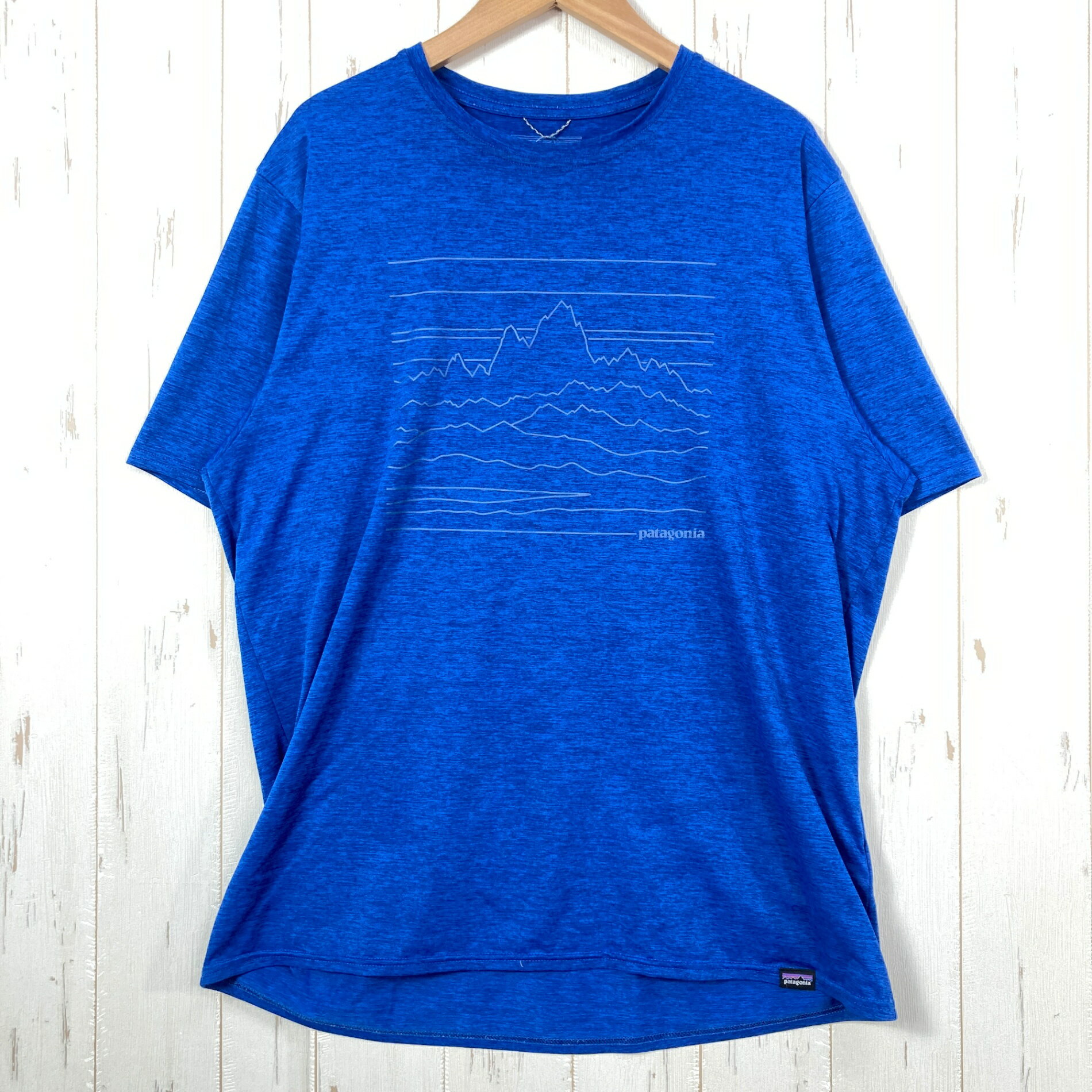 【Men's M】【Men's M ブルー系】2020 Patagonia ( パタゴニア ) キャプリーン クール デイリー グラフィック シャツ Capilene Cool Daily Graphic Shirt UESX ポリエステル ウェア トップス インナー シャツ ショートスリーブTシャツ クルーネック 化繊 z00054415 UESX ブルー系 ウェア トップス インナー シャツ ショートスリーブTシャツ クルーネック 化繊 ・セカンドギア在庫コード: ITCGRPJUFN36（お問い合わせの際はこちらをお伝え下さい） ・メーカー: Patagonia ( パタゴニア ) ・型番: 45235 ■生産情報 ・生産年: 2020 ・生産期: Spring ・生産国: スリランカ ( Sri Lanka ) ■素材情報 ・組成: ポリエステル100% ■サイズ情報 ・Fit: International ・Gender/Age: Men's ・代表サイズ: M ■カラー ・カタログカラー: UESX ・カラー系統: ブルー系 ■コンディション ・グレード: 中古A ※グレーディング目安　 ├ 新品：当店オリジナル製品 ├ 未使用：新古品 ├ 中古S：新品同様 ├ 中古A：美中古 ├ 中古B：良い状態の中古 ├ 中古C：通常使用可能な中古 └ 中古D：通常使用困難な中古 ・コンディション詳細・備考: ■状態スコア：85 / 100 点 ■状態明細：微細な使用感 / 微細な毛玉（首回りなどの各所） ■採寸値・実測値 ※全て外寸値です。また、手作業による採寸および簡易な秤による計測のため、誤差はご容赦下さい。 ・身幅: 51cm ・すそ幅: 52cm ・着丈: 67cm ・肩幅: 44cm ・そで丈: 23cm ・総重量（付属品等含む）: 117g ■カタログスペック ※以下はメーカー公表のスペック値をそのままにご紹介するものです。表現・仕様・付属物の有無等、お品物現品との完全な一致をお約束するものではございません。 トレイルから水辺までパタゴニア製品の中で最も多用途に使えるテクニカル・トップ。速乾性を備え、伸縮性により動きやすく快適で、さわやかな着心地を長く保つハイキュ・ミント防臭加工済み。キャプリーン・クール・デイリー・スタイルは冷涼から暑熱におよぶ状況で激しく運動しているときも体を快適に保つデザイン。リサイクル成分を50〜100％含むポリエステル素材を使用し、フェアトレード・サーティファイドの工場で製造 ※ ネコポス・圧縮梱包にご理解・ご協力をお願いします ※ こちらのお品物は基本的に『ネコポス』での発送となります。郵便ポストへの投函にて配達完了となります。また、出荷から配達までの追跡は宅急便と同様に可能ですのでご安心下さい。 当店では、コンパクトに梱包することが可能なお品物につきましては『ネコポス』での発送とさせて頂いております。ウェア・バッグ等の一部ファブリック系商品につきましては、『ネコポス』のシビアなサイズ規定を確実にクリアするため、脱気式圧縮袋を使用する場合がございます。それにより、お品物にシワ等が生じる可能性がございます。また、箱に収納されている状態のお品物（未開封品含む）につきましても、箱から出した状態にて梱包させて頂く可能性がございます。 当店では、原則として全品送料無料（店舗負担）にて発送をさせて頂いております。ですが、近年の燃料費・人件費・物価高騰により運送会社送料も上昇傾向にあり、送料の負担・吸収は年々難しくなってきております。お気軽にご注文頂けるよう、引き続き送料無料サービスを継続して参るため、何卒ご理解・ご協力のほどよろしくお願い致します。 なお、『ネコポス』での発送および圧縮梱包にご了承頂けない場合は、ご注文時に別の配送方法を選択下さい。