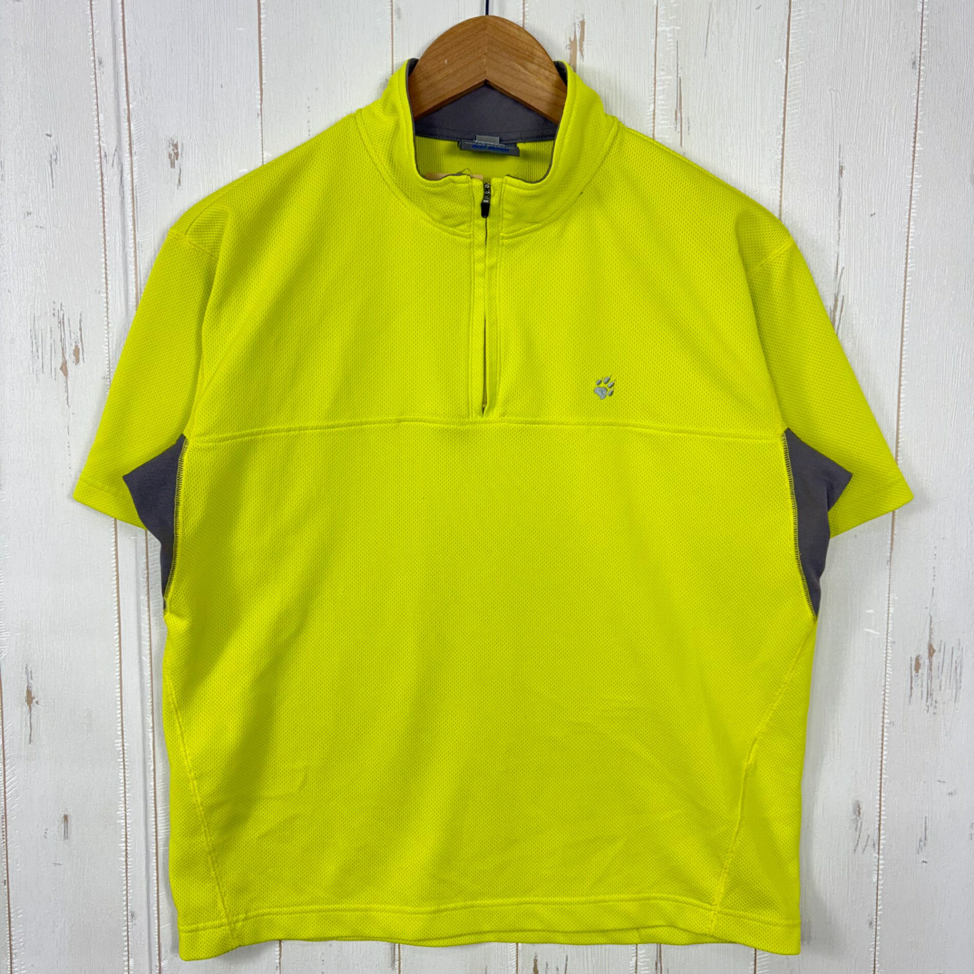 【Men's M】【Men's M イエロー系】Jackwolfskin ( ジャックウルフスキン ) ファストモーション ハーフジップメッシュシャツ ポリエステル ウェア トップス インナー シャツ ショートスリーブシャツ 化繊 z00054699 イエロー系 ウェア トップス インナー シャツ ショートスリーブシャツ 化繊 ・セカンドギア在庫コード: ITYUD6PABXOU（お問い合わせの際はこちらをお伝え下さい） ・メーカー: Jackwolfskin ( ジャックウルフスキン ) ■生産情報 ・生産国: 日本 ( Japan ) ■素材情報 ・組成: ポリエステル100% ■サイズ情報 ・Gender/Age: Men's ・代表サイズ: M ■カラー ・カラー系統: イエロー系 ・カラー系統2: グレー系 ■コンディション ・グレード: 中古A ※グレーディング目安　 ├ 新品：当店オリジナル製品 ├ 未使用：新古品 ├ 中古S：新品同様 ├ 中古A：美中古 ├ 中古B：良い状態の中古 ├ 中古C：通常使用可能な中古 └ 中古D：通常使用困難な中古 ・コンディション詳細・備考: ■状態スコア：81 / 100 点 ■状態明細：微細な使用感 / 微細なひきつり（腹部） ■採寸値・実測値 ※全て外寸値です。また、手作業による採寸および簡易な秤による計測のため、誤差はご容赦下さい。 ・身幅: 54cm ・すそ幅: 48cm ・着丈: 61cm ・肩幅: 48cm ・そで丈: 22cm ・総重量（付属品等含む）: 168g ※ ネコポス・圧縮梱包にご理解・ご協力をお願いします ※ こちらのお品物は基本的に『ネコポス』での発送となります。郵便ポストへの投函にて配達完了となります。また、出荷から配達までの追跡は宅急便と同様に可能ですのでご安心下さい。 当店では、コンパクトに梱包することが可能なお品物につきましては『ネコポス』での発送とさせて頂いております。ウェア・バッグ等の一部ファブリック系商品につきましては、『ネコポス』のシビアなサイズ規定を確実にクリアするため、脱気式圧縮袋を使用する場合がございます。それにより、お品物にシワ等が生じる可能性がございます。また、箱に収納されている状態のお品物（未開封品含む）につきましても、箱から出した状態にて梱包させて頂く可能性がございます。 当店では、原則として全品送料無料（店舗負担）にて発送をさせて頂いております。ですが、近年の燃料費・人件費・物価高騰により運送会社送料も上昇傾向にあり、送料の負担・吸収は年々難しくなってきております。お気軽にご注文頂けるよう、引き続き送料無料サービスを継続して参るため、何卒ご理解・ご協力のほどよろしくお願い致します。 なお、『ネコポス』での発送および圧縮梱包にご了承頂けない場合は、ご注文時に別の配送方法を選択下さい。