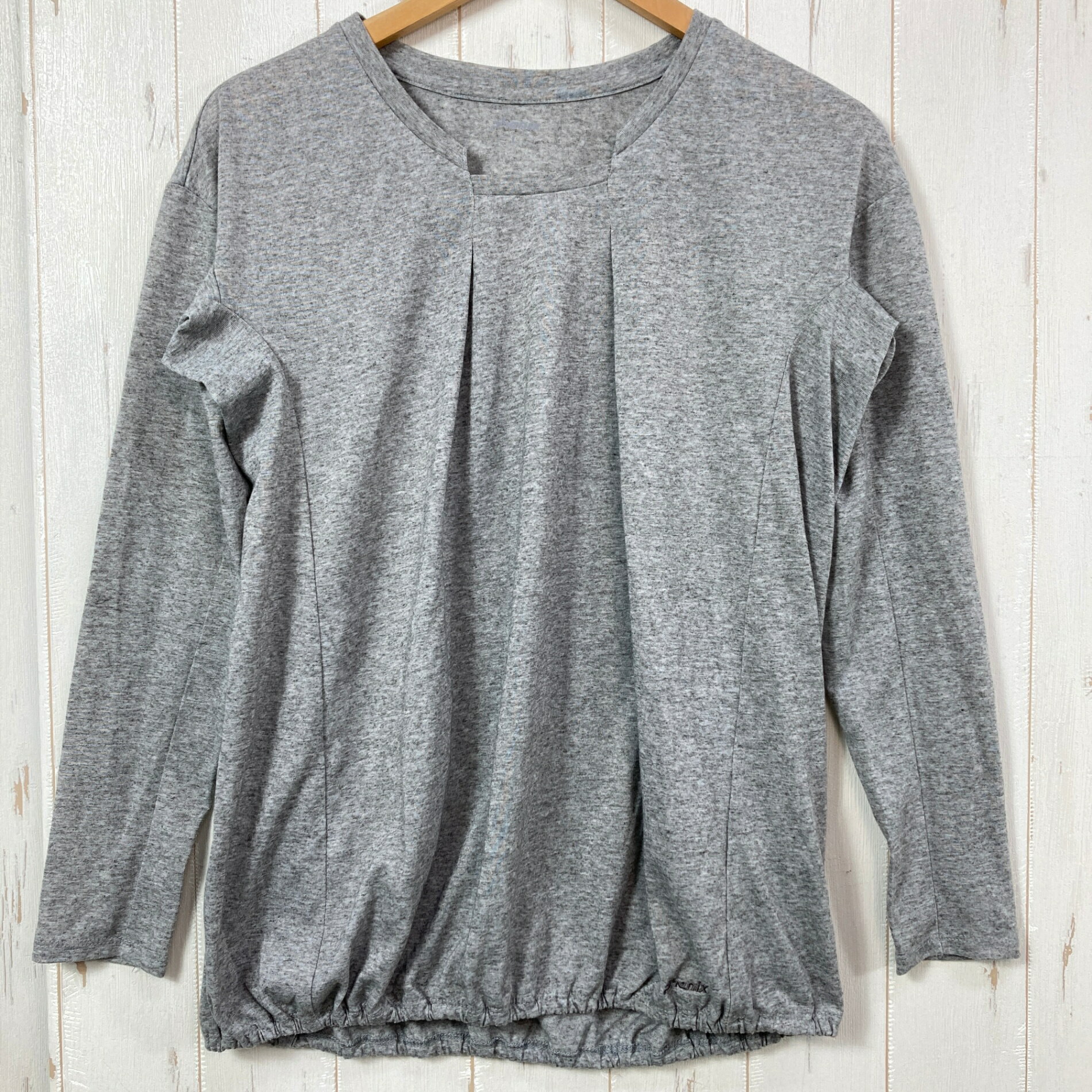 【Women's L】【Women's L グレー系】Phenix ( フェニックス ) ロンスグリーブ ブラウス ポリエステル ウェア トップス インナー シャツ ロングスリーブTシャツ クルーネック 化繊 z00057642 グレー系 ウェア トップス インナー シャツ ロングスリーブTシャツ クルーネック 化繊 ・セカンドギア在庫コード: ITDNNMVMAUC5（お問い合わせの際はこちらをお伝え下さい） ・メーカー: Phenix ( フェニックス ) ・型番: PH422TL74 ■生産情報 ・生産国: 中国 ( China ) ■素材情報 ・組成: ポリエステル88% / 麻12% ■サイズ情報 ・Fit: Asian ・Gender/Age: Women's ・代表サイズ: L ■カラー ・カラー系統: グレー系 ■コンディション ・グレード: 中古A ※グレーディング目安　 ├ 新品：当店オリジナル製品 ├ 未使用：新古品 ├ 中古S：新品同様 ├ 中古A：美中古 ├ 中古B：良い状態の中古 ├ 中古C：通常使用可能な中古 └ 中古D：通常使用困難な中古 ・コンディション詳細・備考: ■状態スコア：83 / 100 点 ■状態明細：旧モデル / 微細な使用感 ■採寸値・実測値 ※全て外寸値です。また、手作業による採寸および簡易な秤による計測のため、誤差はご容赦下さい。 ・身幅: 50cm ・すそ幅: 43cm ・着丈: 64cm ・肩幅: 52cm ・そで丈: 52cm ・総重量（付属品等含む）: 220g ■カタログスペック ※以下はメーカー公表のスペック値をそのままにご紹介するものです。表現・仕様・付属物の有無等、お品物現品との完全な一致をお約束するものではございません。 ____ ※ ネコポス・圧縮梱包にご理解・ご協力をお願いします ※ こちらのお品物は基本的に『ネコポス』での発送となります。郵便ポストへの投函にて配達完了となります。また、出荷から配達までの追跡は宅急便と同様に可能ですのでご安心下さい。 当店では、コンパクトに梱包することが可能なお品物につきましては『ネコポス』での発送とさせて頂いております。ウェア・バッグ等の一部ファブリック系商品につきましては、『ネコポス』のシビアなサイズ規定を確実にクリアするため、脱気式圧縮袋を使用する場合がございます。それにより、お品物にシワ等が生じる可能性がございます。また、箱に収納されている状態のお品物（未開封品含む）につきましても、箱から出した状態にて梱包させて頂く可能性がございます。 当店では、原則として全品送料無料（店舗負担）にて発送をさせて頂いております。ですが、近年の燃料費・人件費・物価高騰により運送会社送料も上昇傾向にあり、送料の負担・吸収は年々難しくなってきております。お気軽にご注文頂けるよう、引き続き送料無料サービスを継続して参るため、何卒ご理解・ご協力のほどよろしくお願い致します。 なお、『ネコポス』での発送および圧縮梱包にご了承頂けない場合は、ご注文時に別の配送方法を選択下さい。