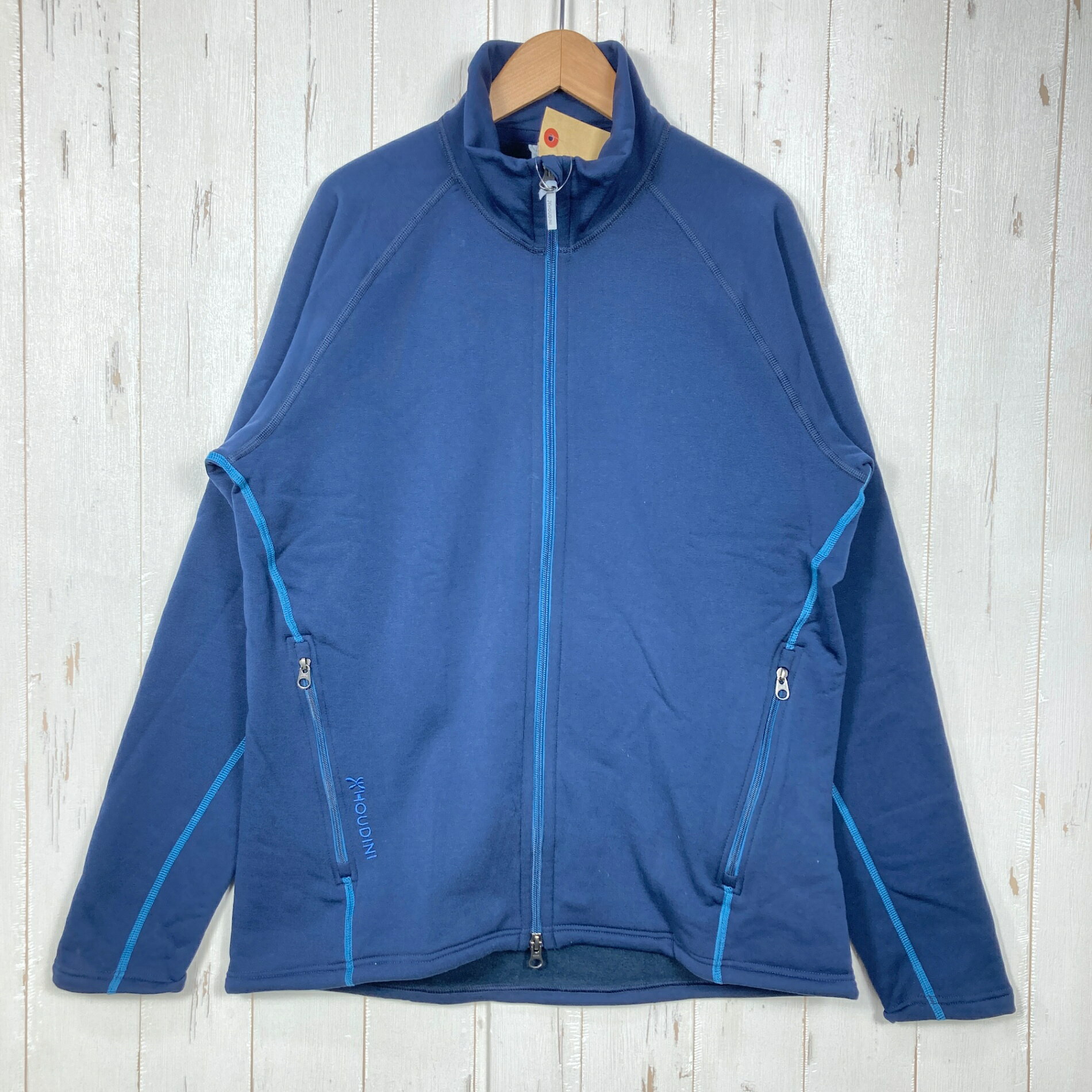 【Men's S】【Men's S ネイビー系】Houdini ( フーディニ ) パワー アップ ジャケット Power Up Jacket ポリエステル ウェア トップス アウター ジャケット フリース z00057210 ネイビー系 ウェア トップス アウター ジャケット フリース ・セカンドギア在庫コード: ITKNMUDU5FZK（お問い合わせの際はこちらをお伝え下さい） ・メーカー: Houdini ( フーディニ ) ・型番: 830021 ■生産情報 ・生産国: ラトビア ( Latvia ) ■素材情報 ・組成: ポリエステル57% / ナイロン33% / ポリウレタン10% ・機能: ポーラテック・パワーストレッチ・プロ ■サイズ情報 ・Fit: International ・Gender/Age: Men's ・代表サイズ: S ■カラー ・カラー系統: ネイビー系 ■コンディション ・グレード: 中古A ※グレーディング目安　 ├ 新品：当店オリジナル製品 ├ 未使用：新古品 ├ 中古S：新品同様 ├ 中古A：美中古 ├ 中古B：良い状態の中古 ├ 中古C：通常使用可能な中古 └ 中古D：通常使用困難な中古 ・コンディション詳細・備考: ■状態スコア：78 / 100 点 ■状態明細：微細な使用感 / 微細な毛羽立ち（腹部などの各所） / 微細な汚れ（背面肩甲骨付近などの各所） ■採寸値・実測値 ※全て外寸値です。また、手作業による採寸および簡易な秤による計測のため、誤差はご容赦下さい。 ・身幅: 55cm ・すそ幅: 53cm ・着丈: 70cm ・ゆき丈: 86cm ・総重量（付属品等含む）: 372g ■カタログスペック ※以下はメーカー公表のスペック値をそのままにご紹介するものです。表現・仕様・付属物の有無等、お品物現品との完全な一致をお約束するものではございません。 Houdiniを象徴するPower Houdiと同じ生地を使用したフリースジャケット。 丈夫で暖かく、魔法のような着心地と優れた汎用性は、あらゆる冒険に最高の快適性を提供します。 Power Up Jacketは、ブランドのアイコンともいえるPower Houdiの優れた点を継承して開発されました。 2003年の発売以来、ほぼ変わらない完成されたデザインであるPower Houdiからフードをサムホールを取り除き、リラックスフィットに変更したことで、レイヤリングの際の重ねやすさが向上し、より多くのシーンで着用できる多用途性を実現しています。 生地もPower Houdiと同じく、比類のない機能性を備えるPolartec Power Stretch Proを採用しており、この滑らかで耐久性のある表面と、優れた肌触りと保温性を生み出す裏面の構造は、究極の組み合わせです。 さらに、生地の最大の特徴は、魔法のような伸縮性による着心地の良さで、一度着用するとやみつきになるような快適性を備えています。 また、開発チームは、フードを外したときでもPower Houdi本来の愛すべきフィット感を失うべきではないと考えていました。 これを達成するため、Power Up Jacketには、荒天時にしっかりと身体に収まる感覚を生み出し冷気の侵入を防ぐ、高い襟を配しています。 Power Houdiは約20年間、Houdiniを代表する製品であり続けてきましたが、その象徴的なウェアをフードレスでリラックスフィットに進化させたPower Up Jacketの誕生により、フリースの汎用性とレイヤリングしやすさはほぼ無限となりました。 登山やスノーアクティビティではシェルの下のミッドレイヤー、キャンプや日常のライフスタイルでは単体のアウターとして機能し、さまざまなシチューションで快適に着用することが可能です。____
