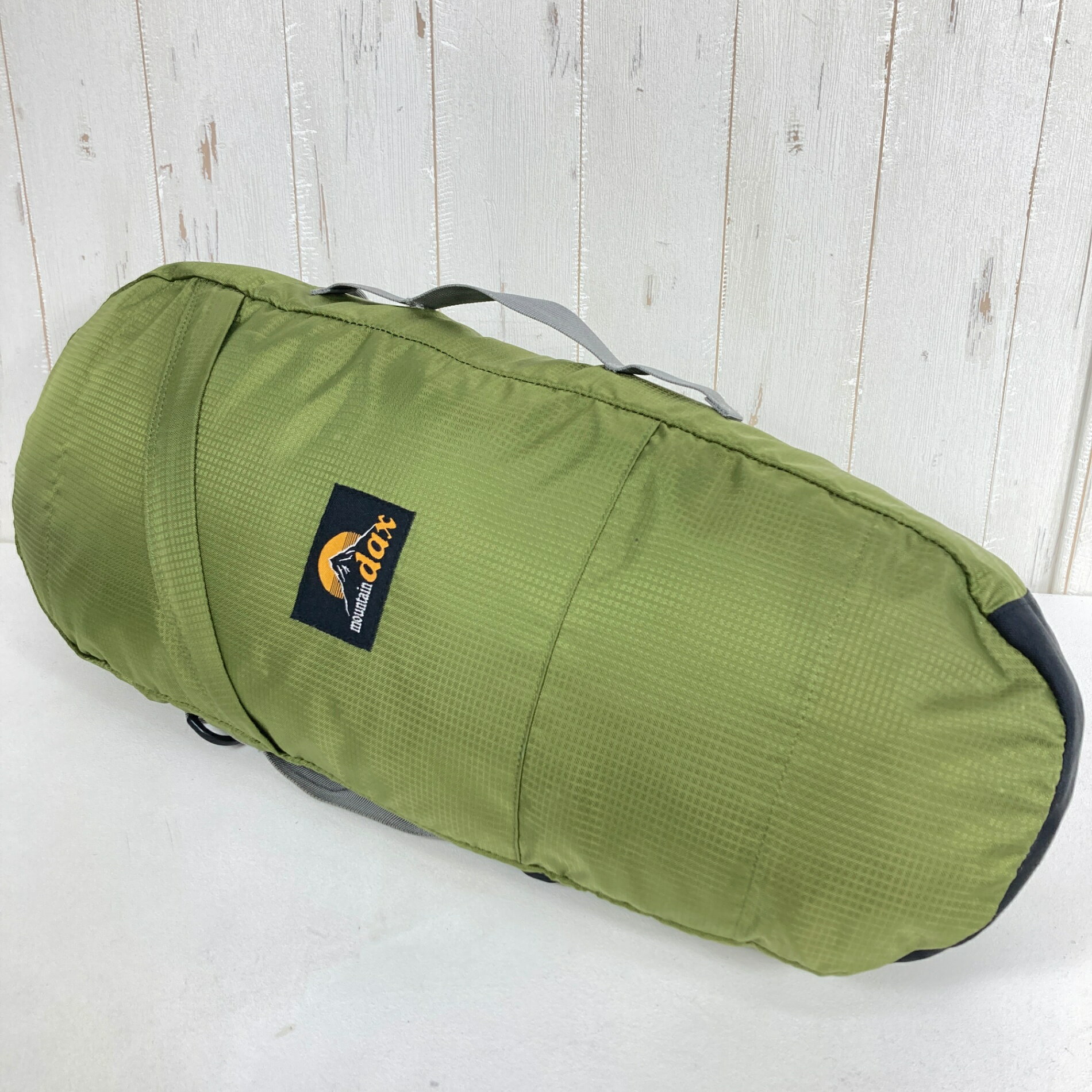 【OneSize】【 OneSize グリーン系】Mountain Dax ( マウンテンダックス ) スノーシューケース バッグ ストレージ パッキングサック スタッフサック インナーポーチ z00057679 グリーン系 バッグ ストレージ パッキングサック スタッフサック インナーポーチ ・セカンドギア在庫コード: ITSYAVOCL3J4（お問い合わせの際はこちらをお伝え下さい） ・メーカー: Mountain Dax ( マウンテンダックス ) ■生産情報 ・生産国: ベトナム ( Viet Nam ) ■サイズ情報 ・代表サイズ: OneSize ■カラー ・カラー系統: グリーン系 ■コンディション ・グレード: 中古B ※グレーディング目安　 ├ 新品：当店オリジナル製品 ├ 未使用：新古品 ├ 中古S：新品同様 ├ 中古A：美中古 ├ 中古B：良い状態の中古 ├ 中古C：通常使用可能な中古 └ 中古D：通常使用困難な中古 ・コンディション詳細・備考: ■状態スコア：70 / 100 点 ■状態明細：旧モデル / 微細な使用感 / 微細な汚れ（正面下部付近などの各所） / 微細なスレ（背面下部付近などの各所） ■採寸値・実測値 ※全て外寸値です。また、手作業による採寸および簡易な秤による計測のため、誤差はご容赦下さい。 ・総重量（付属品等含む）: 224g ■カタログスペック ※以下はメーカー公表のスペック値をそのままにご紹介するものです。表現・仕様・付属物の有無等、お品物現品との完全な一致をお約束するものではございません。 ____ ※ ネコポス・圧縮梱包にご理解・ご協力をお願いします ※ こちらのお品物は基本的に『ネコポス』での発送となります。郵便ポストへの投函にて配達完了となります。また、出荷から配達までの追跡は宅急便と同様に可能ですのでご安心下さい。 当店では、コンパクトに梱包することが可能なお品物につきましては『ネコポス』での発送とさせて頂いております。ウェア・バッグ等の一部ファブリック系商品につきましては、『ネコポス』のシビアなサイズ規定を確実にクリアするため、脱気式圧縮袋を使用する場合がございます。それにより、お品物にシワ等が生じる可能性がございます。また、箱に収納されている状態のお品物（未開封品含む）につきましても、箱から出した状態にて梱包させて頂く可能性がございます。 当店では、原則として全品送料無料（店舗負担）にて発送をさせて頂いております。ですが、近年の燃料費・人件費・物価高騰により運送会社送料も上昇傾向にあり、送料の負担・吸収は年々難しくなってきております。お気軽にご注文頂けるよう、引き続き送料無料サービスを継続して参るため、何卒ご理解・ご協力のほどよろしくお願い致します。 なお、『ネコポス』での発送および圧縮梱包にご了承頂けない場合は、ご注文時に別の配送方法を選択下さい。