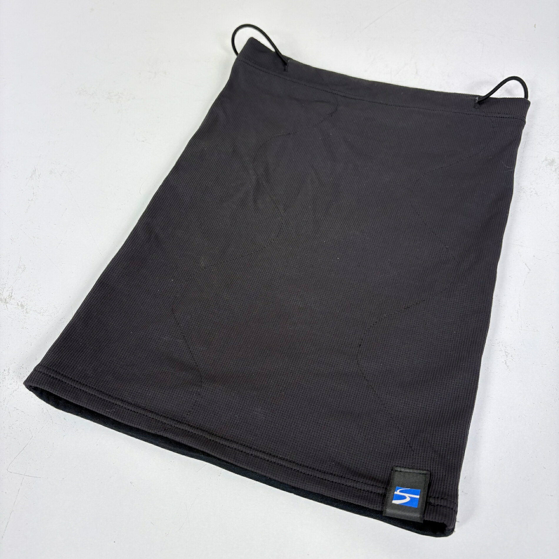 【OneSize】【 OneSize ブラック系】Finetrack ( ファイントラック ) YAMAP別注 ダブルフェイス ネックゲイター ウェア ウェア小物 ネックウェア ネックゲイター ネックウォーマー z00057747 ブラック系 ウェア ウェア小物 ネックウェア ネックゲイター ネックウォーマー ・セカンドギア在庫コード: IT558UN9XXE8（お問い合わせの際はこちらをお伝え下さい） ・メーカー: Finetrack ( ファイントラック ) ■サイズ情報 ・代表サイズ: OneSize ■カラー ・カラー系統: ブラック系 ■コンディション ・グレード: 中古B ※グレーディング目安　 ├ 新品：当店オリジナル製品 ├ 未使用：新古品 ├ 中古S：新品同様 ├ 中古A：美中古 ├ 中古B：良い状態の中古 ├ 中古C：通常使用可能な中古 └ 中古D：通常使用困難な中古 ・コンディション詳細・備考: ■状態スコア：60 / 100 点 ■状態明細：旧モデル / 微細な使用感 / 若干のほつれ（ファイントラックロゴ側の口元付近の波ステッチ） ■採寸値・実測値 ※全て外寸値です。また、手作業による採寸および簡易な秤による計測のため、誤差はご容赦下さい。 ・総重量（付属品等含む）: 63g ■カタログスペック ※以下はメーカー公表のスペック値をそのままにご紹介するものです。表現・仕様・付属物の有無等、お品物現品との完全な一致をお約束するものではございません。 山岳ライター・高橋庄太郎さんとfinetrack、YAMAPの三者で共同開発された「ダブルフェイス・ネックゲイター」。最大の特徴は、円筒状のネックゲイターを半面ずつ異なる素材で構成した“ダブルフェイス”仕様です。薄手の面は通気性・吸汗性に優れ、鼻や口を覆っても息苦しさを感じにくく、厚手の面は適度な保温力で行動中も快適に使えます。____ ※ ネコポス・圧縮梱包にご理解・ご協力をお願いします ※ こちらのお品物は基本的に『ネコポス』での発送となります。郵便ポストへの投函にて配達完了となります。また、出荷から配達までの追跡は宅急便と同様に可能ですのでご安心下さい。 当店では、コンパクトに梱包することが可能なお品物につきましては『ネコポス』での発送とさせて頂いております。ウェア・バッグ等の一部ファブリック系商品につきましては、『ネコポス』のシビアなサイズ規定を確実にクリアするため、脱気式圧縮袋を使用する場合がございます。それにより、お品物にシワ等が生じる可能性がございます。また、箱に収納されている状態のお品物（未開封品含む）につきましても、箱から出した状態にて梱包させて頂く可能性がございます。 当店では、原則として全品送料無料（店舗負担）にて発送をさせて頂いております。ですが、近年の燃料費・人件費・物価高騰により運送会社送料も上昇傾向にあり、送料の負担・吸収は年々難しくなってきております。お気軽にご注文頂けるよう、引き続き送料無料サービスを継続して参るため、何卒ご理解・ご協力のほどよろしくお願い致します。 なお、『ネコポス』での発送および圧縮梱包にご了承頂けない場合は、ご注文時に別の配送方法を選択下さい。