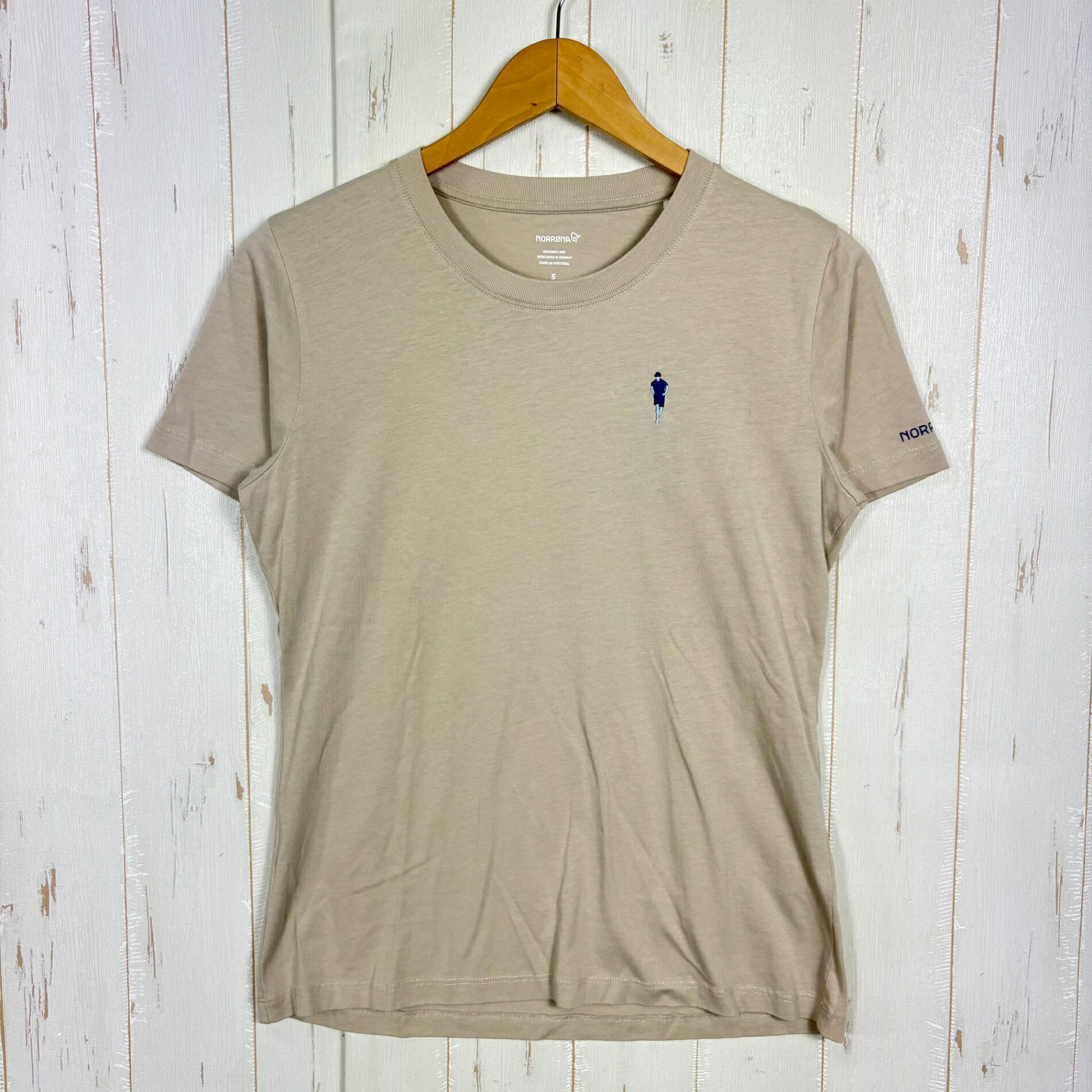 【Women's S】【Women's S ホワイト系】 Norrona ( ノローナ ) /29コットンアクティビティエンブロイダリーTシャツ ウィメンズ /29 Cotton Activity Embroidery T-Shirt W's 3414-23 9001 Pure Cashmere z00058273 9001 Pure Cashmere ホワイト系 ウェア トップス インナー シャツ ショートスリーブTシャツ クルーネック コットン ・セカンドギア在庫コード: ITN4XM2PJGCC（お問い合わせの際はこちらをお伝え下さい） ・メーカー: Norrona ( ノローナ ) ・型番: 3414-23 ■サイズ情報 ・Gender/Age: Women's ・代表サイズ: S ■カラー ・カタログカラー: 9001 Pure Cashmere ・カラー系統: ホワイト系 ■コンディション ・グレード: 未使用 ※グレーディング目安　 ├ 新品：当店オリジナル製品 ├ 未使用：新古品 ├ 中古S：新品同様 ├ 中古A：美中古 ├ 中古B：良い状態の中古 ├ 中古C：通常使用可能な中古 └ 中古D：通常使用困難な中古 ・コンディション詳細・備考: こちらは小売店店頭展示販売品です。試着等により生じたスレ・汚れ・微物付着等が見受けられる場合がございます。また、同モデル・同カラーに限り、商品画像を共通で使用している場合がございます。そのため、模様の出方や状態等が画像と実物とで完全には一致しない場合もございます。特価でのご案内につきご容赦下さいませ。 ■採寸値・実測値 ※全て外寸値です。また、手作業による採寸および簡易な秤による計測のため、誤差はご容赦下さい。 ・身幅: 46cm ・すそ幅: 47cm ・着丈: 60cm ・肩幅: 38cm ・そで丈: 20cm ・総重量（付属品等含む）: 122g ■カタログスペック ※以下はメーカー公表のスペック値をそのままにご紹介するものです。表現・仕様・付属物の有無等、お品物現品との完全な一致をお約束するものではございません。 ソフトで通気性に優れた素材。胸部に刺繍されたノローナロゴ。クラシックなストレートフィット。耐久性と快適性を備えた、アクティブなライフスタイルに適した一般的なアウトドアアクティビティ向けのTシャツ。GOTS認定オーガニックコットン使用。柔軟なヘムと袖のシームで着脱が容易。首と肩のシームは補強済み。プリウォッシュ加工により最大限の快適性と柔らかさを実現し、縮みを防止。____ ※ ネコポス・圧縮梱包にご理解・ご協力をお願いします ※ こちらのお品物は基本的に『ネコポス』での発送となります。郵便ポストへの投函にて配達完了となります。また、出荷から配達までの追跡は宅急便と同様に可能ですのでご安心下さい。 当店では、コンパクトに梱包することが可能なお品物につきましては『ネコポス』での発送とさせて頂いております。ウェア・バッグ等の一部ファブリック系商品につきましては、『ネコポス』のシビアなサイズ規定を確実にクリアするため、脱気式圧縮袋を使用する場合がございます。それにより、お品物にシワ等が生じる可能性がございます。また、箱に収納されている状態のお品物（未開封品含む）につきましても、箱から出した状態にて梱包させて頂く可能性がございます。 当店では、原則として全品送料無料（店舗負担）にて発送をさせて頂いております。ですが、近年の燃料費・人件費・物価高騰により運送会社送料も上昇傾向にあり、送料の負担・吸収は年々難しくなってきております。お気軽にご注文頂けるよう、引き続き送料無料サービスを継続して参るため、何卒ご理解・ご協力のほどよろしくお願い致します。 なお、『ネコポス』での発送および圧縮梱包にご了承頂けない場合は、ご注文時に別の配送方法を選択下さい。