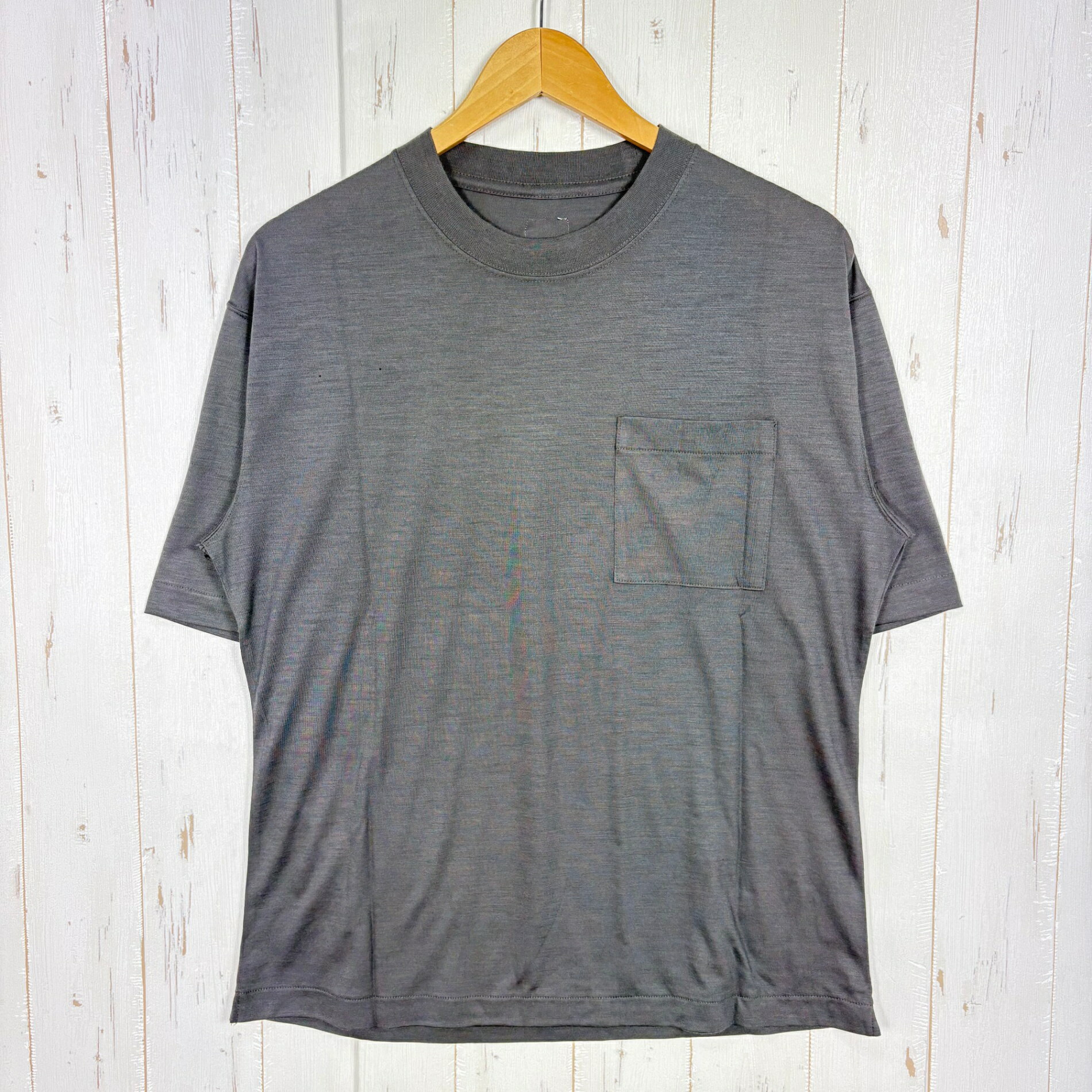 【Unisex 1】【Unisex 1 グレー系】 迷迭香 ( マンネンロウ ) ウールハイカーティー Wool Hiker Tee MCS-2B GRY z00058295 GRY グレー系 ウェア トップス インナー シャツ ショートスリーブTシャツ クルーネック ウール ・セカンドギア在庫コード: ITTGLHYK8GC0（お問い合わせの際はこちらをお伝え下さい） ・メーカー: 迷迭香 ( マンネンロウ ) ・型番: MCS-2B ■サイズ情報 ・Gender/Age: Unisex ・代表サイズ: 1 ■カラー ・カタログカラー: GRY ・カラー系統: グレー系 ■コンディション ・グレード: 中古A ※グレーディング目安　 ├ 新品：当店オリジナル製品 ├ 未使用：新古品 ├ 中古S：新品同様 ├ 中古A：美中古 ├ 中古B：良い状態の中古 ├ 中古C：通常使用可能な中古 └ 中古D：通常使用困難な中古 ・コンディション詳細・備考: ■状態スコア：82 / 100 点 ■状態明細：紙タグあり未使用 / 若干の穴（1mm程度の小穴が右胸部・背面になど各所） / ※付属品あり（収納袋） ■採寸値・実測値 ※全て外寸値です。また、手作業による採寸および簡易な秤による計測のため、誤差はご容赦下さい。 ・身幅: 56cm ・すそ幅: 54cm ・着丈: 65cm ・肩幅: 53cm ・そで丈: 26cm ・総重量（付属品等含む）: 183g ■カタログスペック ※以下はメーカー公表のスペック値をそのままにご紹介するものです。表現・仕様・付属物の有無等、お品物現品との完全な一致をお約束するものではございません。 毛玉になりにくい素材「Axio（アクシオ）」を使用。洗濯しても縮みが少なく、ヘビーに着用できるハイカーのためのウールTシャツ。____ ※ ネコポス・圧縮梱包にご理解・ご協力をお願いします ※ こちらのお品物は基本的に『ネコポス』での発送となります。郵便ポストへの投函にて配達完了となります。また、出荷から配達までの追跡は宅急便と同様に可能ですのでご安心下さい。 当店では、コンパクトに梱包することが可能なお品物につきましては『ネコポス』での発送とさせて頂いております。ウェア・バッグ等の一部ファブリック系商品につきましては、『ネコポス』のシビアなサイズ規定を確実にクリアするため、脱気式圧縮袋を使用する場合がございます。それにより、お品物にシワ等が生じる可能性がございます。また、箱に収納されている状態のお品物（未開封品含む）につきましても、箱から出した状態にて梱包させて頂く可能性がございます。 当店では、原則として全品送料無料（店舗負担）にて発送をさせて頂いております。ですが、近年の燃料費・人件費・物価高騰により運送会社送料も上昇傾向にあり、送料の負担・吸収は年々難しくなってきております。お気軽にご注文頂けるよう、引き続き送料無料サービスを継続して参るため、何卒ご理解・ご協力のほどよろしくお願い致します。 なお、『ネコポス』での発送および圧縮梱包にご了承頂けない場合は、ご注文時に別の配送方法を選択下さい。