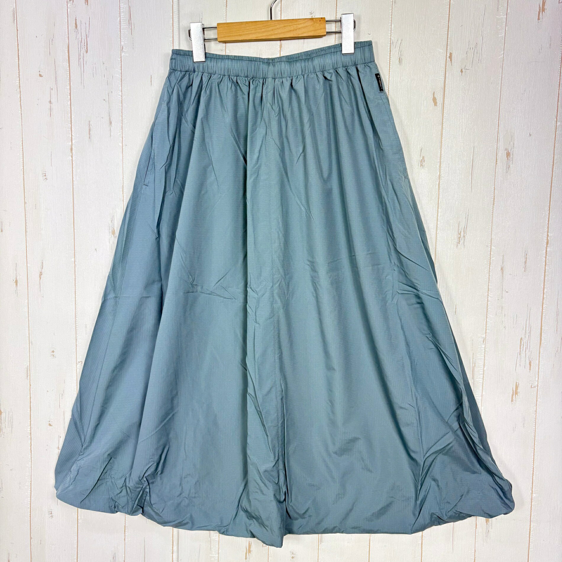 【Women's M】【Women's M ブルー系】 Axesquin ( アクシーズクイン ) モディファイド modified イージースカート Easy Skirt 322025 STEEL BLUE z00058217 STEEL BLUE ブルー系 ウェア ボトムス スカート ・セカンドギア在庫コード: IT56N58NY2P0（お問い合わせの際はこちらをお伝え下さい） ・メーカー: Axesquin ( アクシーズクイン ) ・型番: 322025 ■サイズ情報 ・Gender/Age: Women's ・代表サイズ: M ・サイズ備考: WM ■カラー ・カタログカラー: STEEL BLUE ・カラー系統: ブルー系 ■コンディション ・グレード: 未使用 ※グレーディング目安　 ├ 新品：当店オリジナル製品 ├ 未使用：新古品 ├ 中古S：新品同様 ├ 中古A：美中古 ├ 中古B：良い状態の中古 ├ 中古C：通常使用可能な中古 └ 中古D：通常使用困難な中古 ・コンディション詳細・備考: こちらは小売店店頭展示販売品です。試着等により生じたスレ・汚れ・微物付着等が見受けられる場合がございます。また、同モデル・同カラーに限り、商品画像を共通で使用している場合がございます。そのため、模様の出方や状態等が画像と実物とで完全には一致しない場合もございます。特価でのご案内につきご容赦下さいませ。 ■採寸値・実測値 ※全て外寸値です。また、手作業による採寸および簡易な秤による計測のため、誤差はご容赦下さい。 ・総丈: 83cm ・平置胴囲: 70cm ・最大胴囲: 80cm ・すそ幅: 89cm ・総重量（付属品等含む）: 235g ■カタログスペック ※以下はメーカー公表のスペック値をそのままにご紹介するものです。表現・仕様・付属物の有無等、お品物現品との完全な一致をお約束するものではございません。 AXESQUINならではの機能性を付加したシリーズ「AXESQUIN-modified-」。撥水、速乾性を備えた高機能生地を採用したイージースカート。裏地は肌への張り付きを抑えるメッシュ地。ストレッチナイロン素材のロングスカートで、裾を絞る事で膨らみのあるシルエットができるボリュームたっぷりなのに軽量。____ ※ ネコポス・圧縮梱包にご理解・ご協力をお願いします ※ こちらのお品物は基本的に『ネコポス』での発送となります。郵便ポストへの投函にて配達完了となります。また、出荷から配達までの追跡は宅急便と同様に可能ですのでご安心下さい。 当店では、コンパクトに梱包することが可能なお品物につきましては『ネコポス』での発送とさせて頂いております。ウェア・バッグ等の一部ファブリック系商品につきましては、『ネコポス』のシビアなサイズ規定を確実にクリアするため、脱気式圧縮袋を使用する場合がございます。それにより、お品物にシワ等が生じる可能性がございます。また、箱に収納されている状態のお品物（未開封品含む）につきましても、箱から出した状態にて梱包させて頂く可能性がございます。 当店では、原則として全品送料無料（店舗負担）にて発送をさせて頂いております。ですが、近年の燃料費・人件費・物価高騰により運送会社送料も上昇傾向にあり、送料の負担・吸収は年々難しくなってきております。お気軽にご注文頂けるよう、引き続き送料無料サービスを継続して参るため、何卒ご理解・ご協力のほどよろしくお願い致します。 なお、『ネコポス』での発送および圧縮梱包にご了承頂けない場合は、ご注文時に別の配送方法を選択下さい。