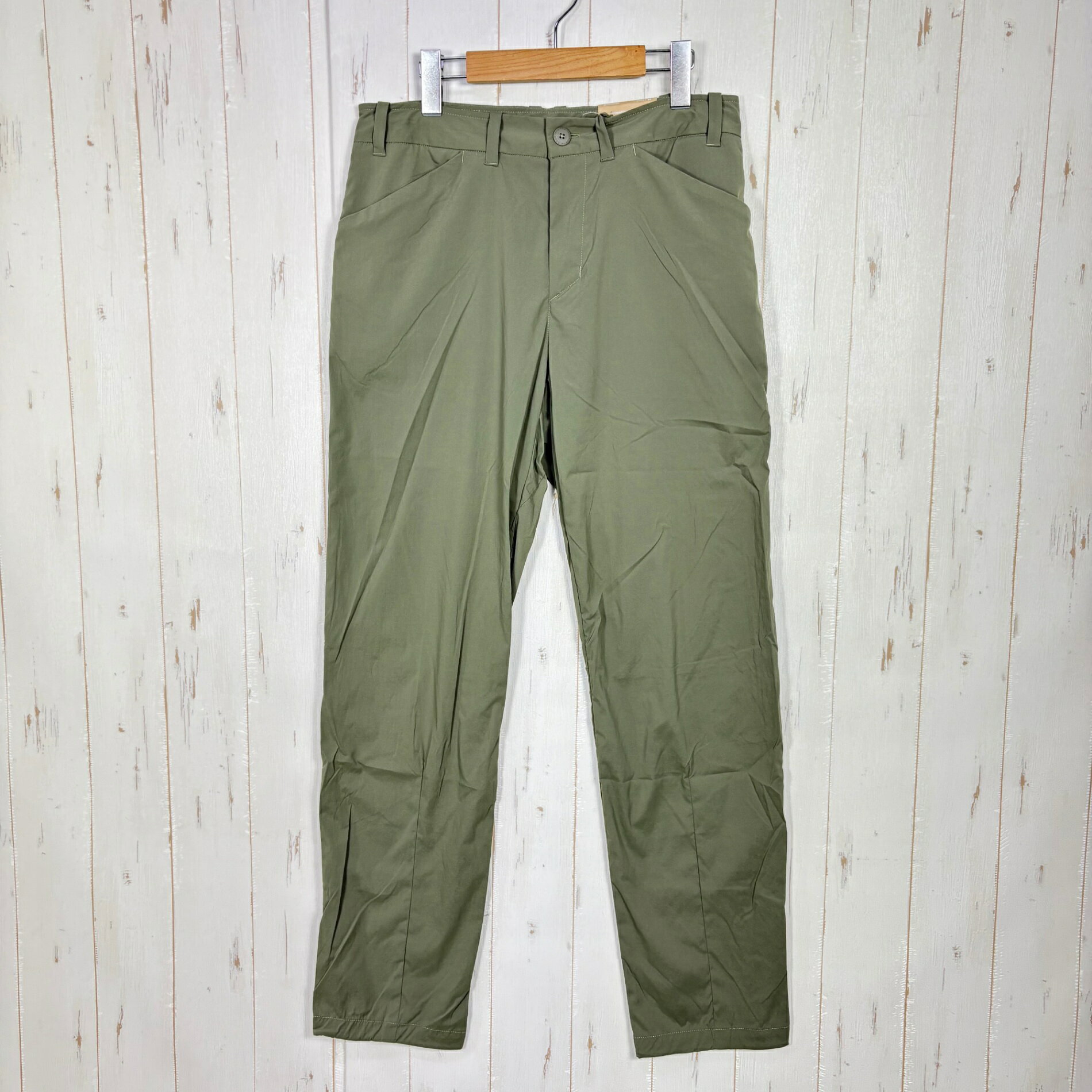 【Women's L】【Women's L グリーン系】 Houdini ( フーディニ ) W's ワディ パンツ W's Wadi Pants 160724 Sage Green z00058237 Sage Green グリーン系 ウェア ボトムス ロングパンツ その他 ・セカンドギア在庫コード: ITJNNT6X4NEK（お問い合わせの際はこちらをお伝え下さい） ・メーカー: Houdini ( フーディニ ) ・型番: 160724 ■サイズ情報 ・Gender/Age: Women's ・代表サイズ: L ■カラー ・カタログカラー: Sage Green ・カラー系統: グリーン系 ■コンディション ・グレード: 未使用 ※グレーディング目安　 ├ 新品：当店オリジナル製品 ├ 未使用：新古品 ├ 中古S：新品同様 ├ 中古A：美中古 ├ 中古B：良い状態の中古 ├ 中古C：通常使用可能な中古 └ 中古D：通常使用困難な中古 ・コンディション詳細・備考: こちらは小売店店頭展示販売品です。試着等により生じたスレ・汚れ・微物付着等が見受けられる場合がございます。また、同モデル・同カラーに限り、商品画像を共通で使用している場合がございます。そのため、模様の出方や状態等が画像と実物とで完全には一致しない場合もございます。特価でのご案内につきご容赦下さいませ。 ■採寸値・実測値 ※全て外寸値です。また、手作業による採寸および簡易な秤による計測のため、誤差はご容赦下さい。 ・総丈: 105cm ・平置胴囲: 84cm ・股下: 76cm ・股上: 40cm ・わたり: 33cm ・すそ幅: 19cm ・総重量（付属品等含む）: 221g ■カタログスペック ※以下はメーカー公表のスペック値をそのままにご紹介するものです。表現・仕様・付属物の有無等、お品物現品との完全な一致をお約束するものではございません。 素材 / 組成​Liquid Rock ( ナイロン 93%、ポリウレタン 7% ) 機能 2ウェイストレッチ、透湿性、速乾性、耐久性、パッカブル、PFASフリー 商品説明 動きやすさと快適さを追求した、超軽量のリラックスパンツです 。​HOUDINIの名作「Swift Pants」をベースにデザインと機能性をアップグレードし、さらなる汎用性を実現しました 。採用されている「Liquid Rock」生地は、抜群の透湿性と速乾性を備え、高温多湿な天候下でもドライで涼しい着心地を維持します 。​2方向へのストレッチ性とソフトな肌触りにより、クライミングや登山などの激しい動きを伴うアクティビティから、キャンプ、日常のライフスタイルまで幅広く対応します。右側のバックポケットに本体を収納できるパッカブル機能を備えており、旅行や持ち運びにも非常に便利な一着です 。​特徴・詳細スペック​デザイン: 裾に向かって細くなるテーパードシルエットのレギュラーフィット。ウエストは調整可能なベルト仕様。 素材特性: 耐久性に優れ、長年の使用に耐える堅牢なナイロン混紡素材。肌にまとわりつかない質感が特徴。____ ※ ネコポス・圧縮梱包にご理解・ご協力をお願いします ※ こちらのお品物は基本的に『ネコポス』での発送となります。郵便ポストへの投函にて配達完了となります。また、出荷から配達までの追跡は宅急便と同様に可能ですのでご安心下さい。 当店では、コンパクトに梱包することが可能なお品物につきましては『ネコポス』での発送とさせて頂いております。ウェア・バッグ等の一部ファブリック系商品につきましては、『ネコポス』のシビアなサイズ規定を確実にクリアするため、脱気式圧縮袋を使用する場合がございます。それにより、お品物にシワ等が生じる可能性がございます。また、箱に収納されている状態のお品物（未開封品含む）につきましても、箱から出した状態にて梱包させて頂く可能性がございます。 当店では、原則として全品送料無料（店舗負担）にて発送をさせて頂いております。ですが、近年の燃料費・人件費・物価高騰により運送会社送料も上昇傾向にあり、送料の負担・吸収は年々難しくなってきております。お気軽にご注文頂けるよう、引き続き送料無料サービスを継続して参るため、何卒ご理解・ご協力のほどよろしくお願い致します。 なお、『ネコポス』での発送および圧縮梱包にご了承頂けない場合は、ご注文時に別の配送方法を選択下さい。