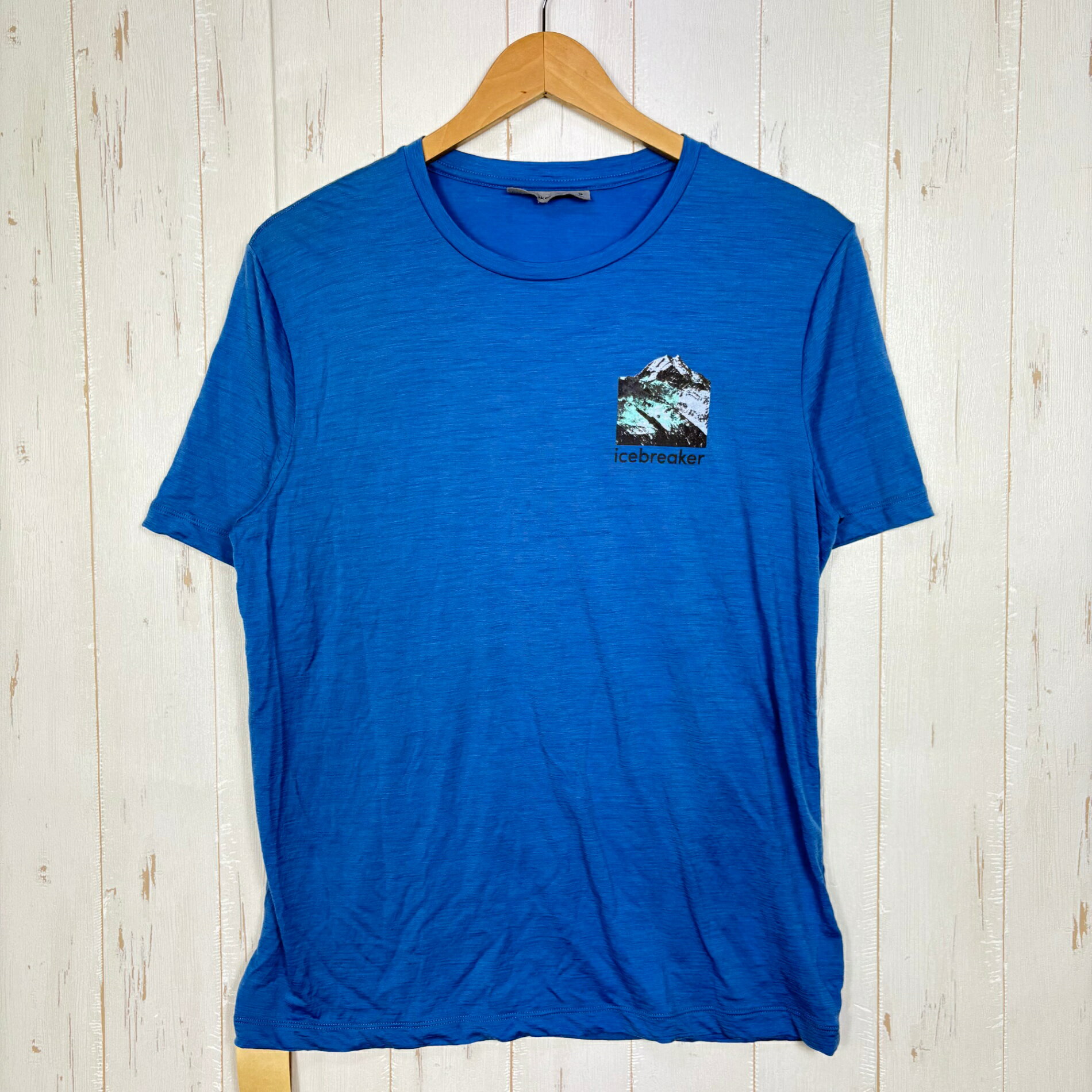 【Men's S】【Men's S ブルー系】Icebreaker ( アイスブレーカー ) メンズ テックライト 2 ショートスリーブ ティー サウスアルプ M TECH LITE II SS TEE SOUTH ALP メリノウール ウェア トップス インナー シャツ ショートスリーブTシャツ クルーネック ウール z00057819 ブルー系 ウェア トップス インナー シャツ ショートスリーブTシャツ クルーネック ウール ・セカンドギア在庫コード: ITNE6970LYLC（お問い合わせの際はこちらをお伝え下さい） ・メーカー: Icebreaker ( アイスブレーカー ) ・型番: IT22209 ■生産情報 ・生産国: 中国 ( China ) ■素材情報 ・組成: ウール100% ■サイズ情報 ・Gender/Age: Men's ・代表サイズ: S ■カラー ・カラー系統: ブルー系 ■コンディション ・グレード: 中古B ※グレーディング目安　 ├ 新品：当店オリジナル製品 ├ 未使用：新古品 ├ 中古S：新品同様 ├ 中古A：美中古 ├ 中古B：良い状態の中古 ├ 中古C：通常使用可能な中古 └ 中古D：通常使用困難な中古 ・コンディション詳細・備考: ■状態スコア：72 / 100 点 ■状態明細：若干の使用感 / 若干のひきつり（各所） ■採寸値・実測値 ※全て外寸値です。また、手作業による採寸および簡易な秤による計測のため、誤差はご容赦下さい。 ・身幅: 49cm ・すそ幅: 48cm ・着丈: 65cm ・肩幅: 44cm ・そで丈: 23cm ・総重量（付属品等含む）: 135g ■カタログスペック ※以下はメーカー公表のスペック値をそのままにご紹介するものです。表現・仕様・付属物の有無等、お品物現品との完全な一致をお約束するものではございません。 ____ ※ ネコポス・圧縮梱包にご理解・ご協力をお願いします ※ こちらのお品物は基本的に『ネコポス』での発送となります。郵便ポストへの投函にて配達完了となります。また、出荷から配達までの追跡は宅急便と同様に可能ですのでご安心下さい。 当店では、コンパクトに梱包することが可能なお品物につきましては『ネコポス』での発送とさせて頂いております。ウェア・バッグ等の一部ファブリック系商品につきましては、『ネコポス』のシビアなサイズ規定を確実にクリアするため、脱気式圧縮袋を使用する場合がございます。それにより、お品物にシワ等が生じる可能性がございます。また、箱に収納されている状態のお品物（未開封品含む）につきましても、箱から出した状態にて梱包させて頂く可能性がございます。 当店では、原則として全品送料無料（店舗負担）にて発送をさせて頂いております。ですが、近年の燃料費・人件費・物価高騰により運送会社送料も上昇傾向にあり、送料の負担・吸収は年々難しくなってきております。お気軽にご注文頂けるよう、引き続き送料無料サービスを継続して参るため、何卒ご理解・ご協力のほどよろしくお願い致します。 なお、『ネコポス』での発送および圧縮梱包にご了承頂けない場合は、ご注文時に別の配送方法を選択下さい。