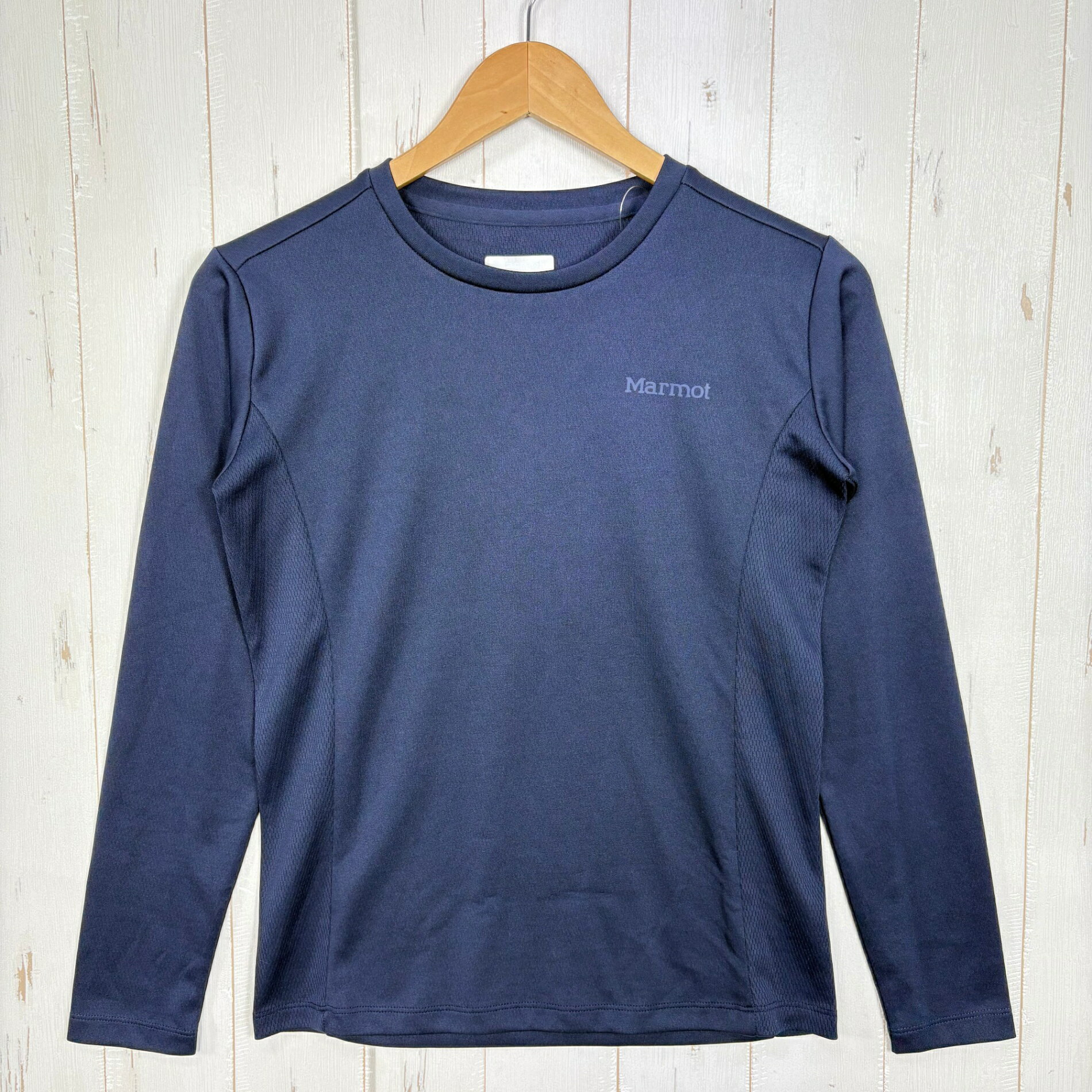 【Women's M】【Women's M ネイビー系】Marmot ( マーモット ) マウント ベース レイヤー ロングスリーブ クルー ネック Mt Base Layer LS Crew Neck ポリエステル ウェア トップス インナー シャツ ロングスリーブTシャツ クルーネック 化繊 z00058171 ネイビー系 ウェア トップス インナー シャツ ロングスリーブTシャツ クルーネック 化繊 ・セカンドギア在庫コード: ITUVL5R627WW（お問い合わせの際はこちらをお伝え下さい） ・メーカー: Marmot ( マーモット ) ・型番: TSFWC209 ■生産情報 ・生産国: 中国 ( China ) ■素材情報 ・組成: ポリエステル100% ■サイズ情報 ・Fit: Asian ・Gender/Age: Women's ・代表サイズ: M ■カラー ・カラー系統: ネイビー系 ■コンディション ・グレード: 中古A ※グレーディング目安　 ├ 新品：当店オリジナル製品 ├ 未使用：新古品 ├ 中古S：新品同様 ├ 中古A：美中古 ├ 中古B：良い状態の中古 ├ 中古C：通常使用可能な中古 └ 中古D：通常使用困難な中古 ・コンディション詳細・備考: ■状態スコア：83 / 100 点 ■状態明細：旧モデル / 微細な使用感 / 若干のひきつり（腹部） ■採寸値・実測値 ※全て外寸値です。また、手作業による採寸および簡易な秤による計測のため、誤差はご容赦下さい。 ・身幅: 46cm ・すそ幅: 43cm ・着丈: 57cm ・肩幅: 38cm ・そで丈: 58cm ・総重量（付属品等含む）: 145g ■カタログスペック ※以下はメーカー公表のスペック値をそのままにご紹介するものです。表現・仕様・付属物の有無等、お品物現品との完全な一致をお約束するものではございません。 吸水速乾性に優れた長袖クルーネックベースレイヤー。 運動時の汗冷えを防ぐため素早く乾燥し肌面をドライに保ち続けます。 適度な厚みでベースレイ ヤーとして使いやすく、滑らかな表面感はアウターとの重ね着もしやすくなっています。 ※ ネコポス・圧縮梱包にご理解・ご協力をお願いします ※ こちらのお品物は基本的に『ネコポス』での発送となります。郵便ポストへの投函にて配達完了となります。また、出荷から配達までの追跡は宅急便と同様に可能ですのでご安心下さい。 当店では、コンパクトに梱包することが可能なお品物につきましては『ネコポス』での発送とさせて頂いております。ウェア・バッグ等の一部ファブリック系商品につきましては、『ネコポス』のシビアなサイズ規定を確実にクリアするため、脱気式圧縮袋を使用する場合がございます。それにより、お品物にシワ等が生じる可能性がございます。また、箱に収納されている状態のお品物（未開封品含む）につきましても、箱から出した状態にて梱包させて頂く可能性がございます。 当店では、原則として全品送料無料（店舗負担）にて発送をさせて頂いております。ですが、近年の燃料費・人件費・物価高騰により運送会社送料も上昇傾向にあり、送料の負担・吸収は年々難しくなってきております。お気軽にご注文頂けるよう、引き続き送料無料サービスを継続して参るため、何卒ご理解・ご協力のほどよろしくお願い致します。 なお、『ネコポス』での発送および圧縮梱包にご了承頂けない場合は、ご注文時に別の配送方法を選択下さい。