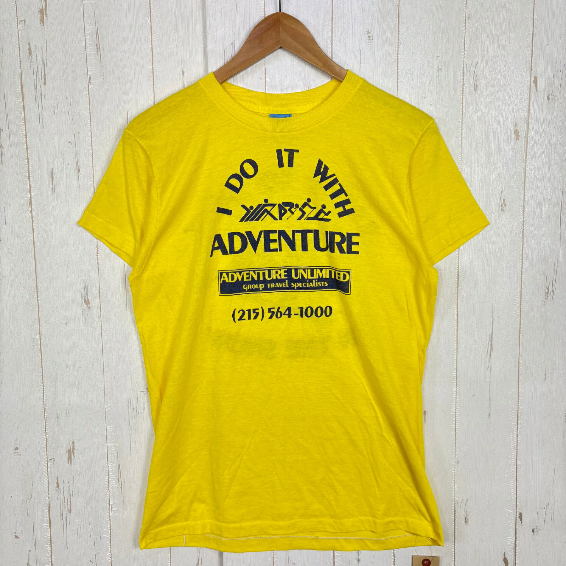 【Unisex L】【Unisex L イエロー系】1980s Adventure Unlimited（アドベンチャー アンリミテッド） スキーツーリング コットンティー 企業ユニフォーム系 入手困難 ビンテージ コットン ウェア トップス インナー シャツ ショートスリーブTシャツ クルーネック コットン z00058784 イエロー系 ウェア トップス インナー シャツ ショートスリーブTシャツ クルーネック コットン ・セカンドギア在庫コード: IT24V5NFWLJC（お問い合わせの際はこちらをお伝え下さい） ・メーカー: Adventure Unlimited（アドベンチャー アンリミテッド） ■生産情報 ・生産年: 1980s ・生産国: アメリカ合衆国 ( United States of America ) ■素材情報 ・組成: コットン50% / ポリエステル50% ■サイズ情報 ・Gender/Age: Unisex ・代表サイズ: L ■カラー ・カラー系統: イエロー系 ■コンディション ・グレード: 中古B ※グレーディング目安　 ├ 新品：当店オリジナル製品 ├ 未使用：新古品 ├ 中古S：新品同様 ├ 中古A：美中古 ├ 中古B：良い状態の中古 ├ 中古C：通常使用可能な中古 └ 中古D：通常使用困難な中古 ・コンディション詳細・備考: ■状態スコア：70 / 100 点 ■状態明細：旧モデル / 若干の使用感 / 若干の毛羽立ち（腹部・背面下部などの各所） ■採寸値・実測値 ※全て外寸値です。また、手作業による採寸および簡易な秤による計測のため、誤差はご容赦下さい。 ・身幅: 49cm ・すそ幅: 49cm ・着丈: 66cm ・肩幅: 44cm ・そで丈: 18cm ・総重量（付属品等含む）: 111g ※ ネコポス・圧縮梱包にご理解・ご協力をお願いします ※ こちらのお品物は基本的に『ネコポス』での発送となります。郵便ポストへの投函にて配達完了となります。また、出荷から配達までの追跡は宅急便と同様に可能ですのでご安心下さい。 当店では、コンパクトに梱包することが可能なお品物につきましては『ネコポス』での発送とさせて頂いております。ウェア・バッグ等の一部ファブリック系商品につきましては、『ネコポス』のシビアなサイズ規定を確実にクリアするため、脱気式圧縮袋を使用する場合がございます。それにより、お品物にシワ等が生じる可能性がございます。また、箱に収納されている状態のお品物（未開封品含む）につきましても、箱から出した状態にて梱包させて頂く可能性がございます。 当店では、原則として全品送料無料（店舗負担）にて発送をさせて頂いております。ですが、近年の燃料費・人件費・物価高騰により運送会社送料も上昇傾向にあり、送料の負担・吸収は年々難しくなってきております。お気軽にご注文頂けるよう、引き続き送料無料サービスを継続して参るため、何卒ご理解・ご協力のほどよろしくお願い致します。 なお、『ネコポス』での発送および圧縮梱包にご了承頂けない場合は、ご注文時に別の配送方法を選択下さい。