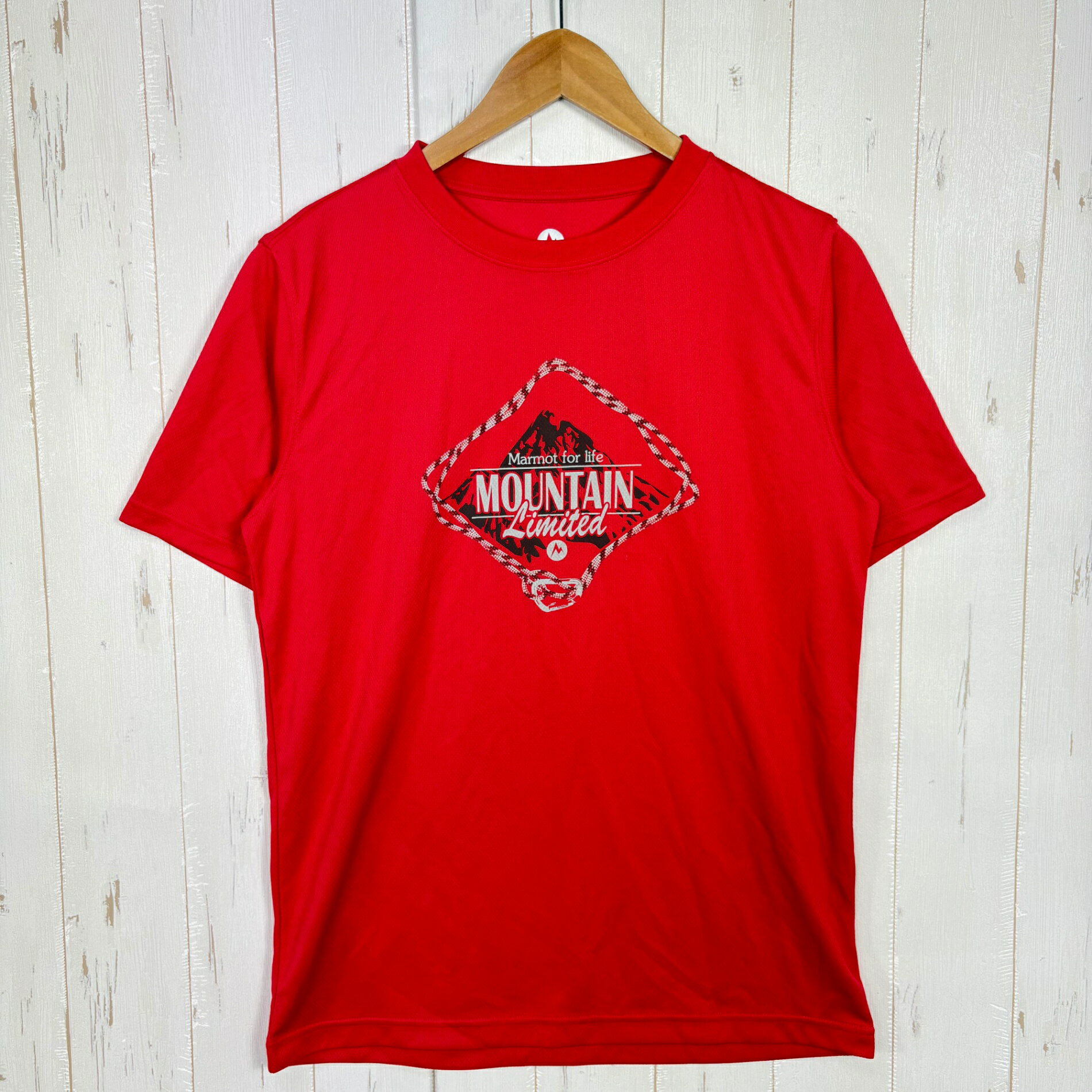 【Men's M】【Men's M レッド系】Marmot ( マーモット ) マウンテン リミテッド ティー Mountain Limited Tee ポリエステル ウェア トップス インナー シャツ ショートスリーブTシャツ クルーネック 化繊 z00058787 レッド系 ウェア トップス インナー シャツ ショートスリーブTシャツ クルーネック 化繊 ・セカンドギア在庫コード: IT9PM0ZA9N64（お問い合わせの際はこちらをお伝え下さい） ・メーカー: Marmot ( マーモット ) ・型番: MOT-S2240 ■生産情報 ・生産国: インドネシア ( Indonesia ) ■素材情報 ・組成: ポリエステル100% ■サイズ情報 ・Fit: Asian ・Gender/Age: Men's ・代表サイズ: M ■カラー ・カラー系統: レッド系 ■コンディション ・グレード: 中古A ※グレーディング目安　 ├ 新品：当店オリジナル製品 ├ 未使用：新古品 ├ 中古S：新品同様 ├ 中古A：美中古 ├ 中古B：良い状態の中古 ├ 中古C：通常使用可能な中古 └ 中古D：通常使用困難な中古 ・コンディション詳細・備考: ■状態スコア：76 / 100 点 ■状態明細：旧モデル / 微細な使用感 / 微細な汚れ（背面下部・正面プリントロゴの左下などの各所） ■採寸値・実測値 ※全て外寸値です。また、手作業による採寸および簡易な秤による計測のため、誤差はご容赦下さい。 ・身幅: 50cm ・すそ幅: 49cm ・着丈: 67cm ・肩幅: 41cm ・そで丈: 24cm ・総重量（付属品等含む）: 127g ※ ネコポス・圧縮梱包にご理解・ご協力をお願いします ※ こちらのお品物は基本的に『ネコポス』での発送となります。郵便ポストへの投函にて配達完了となります。また、出荷から配達までの追跡は宅急便と同様に可能ですのでご安心下さい。 当店では、コンパクトに梱包することが可能なお品物につきましては『ネコポス』での発送とさせて頂いております。ウェア・バッグ等の一部ファブリック系商品につきましては、『ネコポス』のシビアなサイズ規定を確実にクリアするため、脱気式圧縮袋を使用する場合がございます。それにより、お品物にシワ等が生じる可能性がございます。また、箱に収納されている状態のお品物（未開封品含む）につきましても、箱から出した状態にて梱包させて頂く可能性がございます。 当店では、原則として全品送料無料（店舗負担）にて発送をさせて頂いております。ですが、近年の燃料費・人件費・物価高騰により運送会社送料も上昇傾向にあり、送料の負担・吸収は年々難しくなってきております。お気軽にご注文頂けるよう、引き続き送料無料サービスを継続して参るため、何卒ご理解・ご協力のほどよろしくお願い致します。 なお、『ネコポス』での発送および圧縮梱包にご了承頂けない場合は、ご注文時に別の配送方法を選択下さい。
