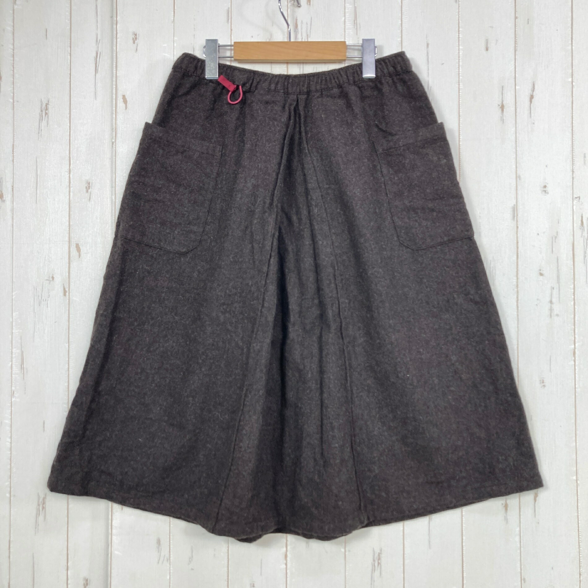 【Unisex M】【Unisex M ブラウン系】Shinogi By Axesquin ( 凌 By アクシーズクイン ) ハカマスカート wool 桧皮色 ウール ウェア ボトムス スカート z00058735 桧皮色 ブラウン系 ウェア ボトムス スカート ・セカンドギア在庫コード: IT85WU8ZEWYW（お問い合わせの際はこちらをお伝え下さい） ・メーカー: Shinogi By Axesquin ( 凌 By アクシーズクイン ) ・型番: AS3489 ■生産情報 ・生産国: 中国 ( China ) ■素材情報 ・組成: ウール88% / ナイロン10% / その他繊維2% ■サイズ情報 ・Fit: Asian ・Gender/Age: Unisex ・代表サイズ: M ■カラー ・カタログカラー: 桧皮色 ・カラー系統: ブラウン系 ■コンディション ・グレード: 中古A ※グレーディング目安　 ├ 新品：当店オリジナル製品 ├ 未使用：新古品 ├ 中古S：新品同様 ├ 中古A：美中古 ├ 中古B：良い状態の中古 ├ 中古C：通常使用可能な中古 └ 中古D：通常使用困難な中古 ・コンディション詳細・備考: ■状態スコア：76 / 100 点 ■状態明細：旧モデル / 微細な使用感 / 微細な毛羽立ち（各所） ■採寸値・実測値 ※全て外寸値です。また、手作業による採寸および簡易な秤による計測のため、誤差はご容赦下さい。 ・総丈: 71cm ・平置胴囲: 76cm ・最大胴囲: 84cm ・すそ幅: 74cm ■カタログスペック ※以下はメーカー公表のスペック値をそのままにご紹介するものです。表現・仕様・付属物の有無等、お品物現品との完全な一致をお約束するものではございません。 男性にもどんどん穿いていただきたい、巾広のプリーツによる袴の様なシルエットが特長のスカート。春夏シーズンで好評のハカマスカートを、温かみのあるウール素材でアレンジしました。通気性の高いウール素材を使用しているので、急登や壁を交えながら何時間も歩き続けるような超シノギングにもオーバーヒートすることがなく、インナーに合わせるタイツの厚みを変えることで幅広いシーズンに対応できます。ハカマスカートの特徴でもある前後のプリーツは、それだけで巾が約60cm広がるので、足上げが必要な場所や広い歩幅が必要な場所も難なく凌げます。これを穿いて曇天のススキ野原で風に吹かれている姿はまるで素浪人のように見えることでしょう。