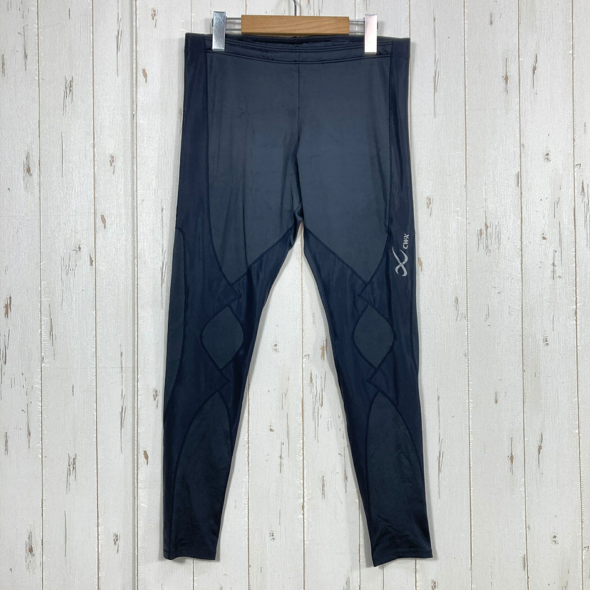 【Men's L】【Men's L ブラック系】Cw-X ( シーダブリューエックス ) エキスパート タイツ Expert Tights ポリエステル ウェア ボトムス タイツ z00058458 ブラック系 ウェア ボトムス タイツ ・セカンドギア在庫コード: IT94BSML2NUO（お問い合わせの際はこちらをお伝え下さい） ・メーカー: Cw-X ( シーダブリューエックス ) ・型番: 220809 ■生産情報 ・生産国: タイ ( Thailand ) ■素材情報 ・組成: ポリエステル80% / ポリウレタン20% ■サイズ情報 ・Fit: Asian ・Gender/Age: Men's ・代表サイズ: L ■カラー ・カラー系統: ブラック系 ■コンディション ・グレード: 中古C ※グレーディング目安　 ├ 新品：当店オリジナル製品 ├ 未使用：新古品 ├ 中古S：新品同様 ├ 中古A：美中古 ├ 中古B：良い状態の中古 ├ 中古C：通常使用可能な中古 └ 中古D：通常使用困難な中古 ・コンディション詳細・備考: ■状態スコア：57 / 100 点 ■状態明細：旧モデル / 若干の使用感 / 若干のひきつり（各所） / 若干のスレ（プリントロゴなどの各所） ■採寸値・実測値 ※全て外寸値です。また、手作業による採寸および簡易な秤による計測のため、誤差はご容赦下さい。 ・総丈: 86cm ・平置胴囲: 76cm ・最大胴囲: 80cm ・股下: 70cm ・股上: 30cm ・わたり: 27cm ・すそ幅: 11cm ・総重量（付属品等含む）: 238g ■カタログスペック ※以下はメーカー公表のスペック値をそのままにご紹介するものです。表現・仕様・付属物の有無等、お品物現品との完全な一致をお約束するものではございません。 cw-xメンズフルレングスのコンディショニングタイツとして知られている高性能機器の新しいクラスに属するコンディショニングウェアになるでしょう。このような衣類が設計したキーを含むにホストのメリットを提供するボディ筋肉グループのサポートを可能にするためには、持久力増加、回復するまでの時間の短縮練習ひざ、乳酸蓄積を防止、正確な連携を実現します。1991年に日本の確立、cw-xその設計に基づいて、人体の独自の間のモーション練習が完了しました。ランニング、サイクリング、登山、ウィンタースポーツ、コンディショニングタイツとしては最適です一意を使用して、2つのゾーンでストレッチ素材でできています。筋肉をサポート対象となってボディが実現します。COOLMAXと4方向ストレッチライクラ混で作ら機能と優れた吸湿発散性のプロパティが追加されました。キーをコンディショニングタイツ、発揮されるのは、の2 - wayストレッチコンディショニングencirclesひざとキーをしているWeb筋肉のグループで構成されています。ストレッチしながら筋肉の縦置きとこのWebには、所定の位置にしっかりを向上させ振動と快適さを提供します。フラットシームの縫製により、擦れはなく問題が掲載されています。 ※ ネコポス・圧縮梱包にご理解・ご協力をお願いします ※ こちらのお品物は基本的に『ネコポス』での発送となります。郵便ポストへの投函にて配達完了となります。また、出荷から配達までの追跡は宅急便と同様に可能ですのでご安心下さい。 当店では、コンパクトに梱包することが可能なお品物につきましては『ネコポス』での発送とさせて頂いております。ウェア・バッグ等の一部ファブリック系商品につきましては、『ネコポス』のシビアなサイズ規定を確実にクリアするため、脱気式圧縮袋を使用する場合がございます。それにより、お品物にシワ等が生じる可能性がございます。また、箱に収納されている状態のお品物（未開封品含む）につきましても、箱から出した状態にて梱包させて頂く可能性がございます。 当店では、原則として全品送料無料（店舗負担）にて発送をさせて頂いております。ですが、近年の燃料費・人件費・物価高騰により運送会社送料も上昇傾向にあり、送料の負担・吸収は年々難しくなってきております。お気軽にご注文頂けるよう、引き続き送料無料サービスを継続して参るため、何卒ご理解・ご協力のほどよろしくお願い致します。 なお、『ネコポス』での発送および圧縮梱包にご了承頂けない場合は、ご注文時に別の配送方法を選択下さい。