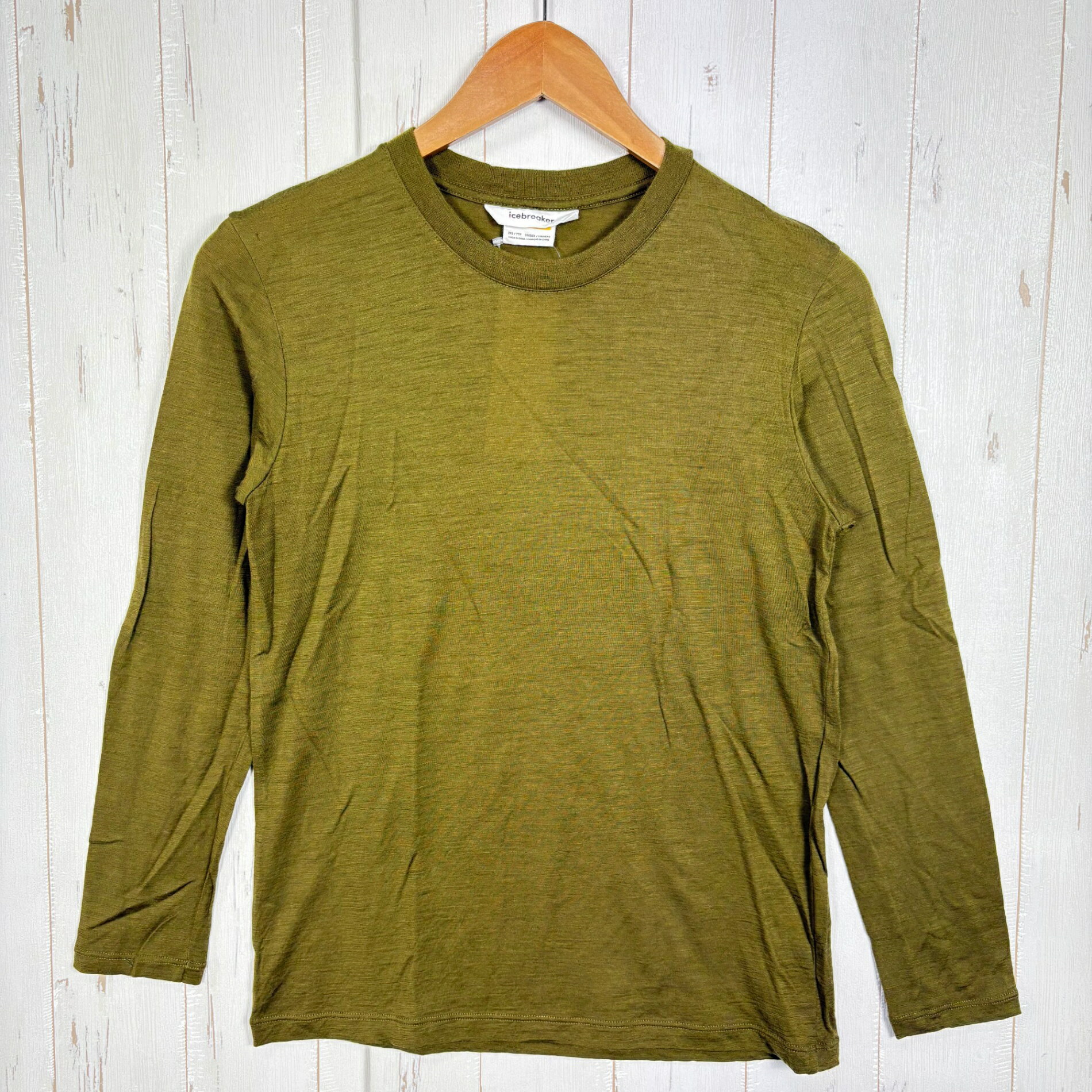 【Unisex XXS】【Unisex XXS グリーン系】Icebreaker ( アイスブレーカー ) メリノ 150 ロング スリーブ ティー Merino 150 Long Sleeve Tee メリノウール ウェア トップス インナー シャツ ロングスリーブTシャツ クルーネック ウール z00058026 グリーン系 ウェア トップス インナー シャツ ロングスリーブTシャツ クルーネック ウール ・セカンドギア在庫コード: ITIZI6UOSERA（お問い合わせの際はこちらをお伝え下さい） ・メーカー: Icebreaker ( アイスブレーカー ) ・型番: IT62370 ■生産情報 ・生産国: 中国 ( China ) ■素材情報 ・組成: ウール100% ■サイズ情報 ・Gender/Age: Unisex ・代表サイズ: XXS ■カラー ・カラー系統: グリーン系 ■コンディション ・グレード: 中古A ※グレーディング目安　 ├ 新品：当店オリジナル製品 ├ 未使用：新古品 ├ 中古S：新品同様 ├ 中古A：美中古 ├ 中古B：良い状態の中古 ├ 中古C：通常使用可能な中古 └ 中古D：通常使用困難な中古 ・コンディション詳細・備考: ■状態スコア：81 / 100 点 ■状態明細：微細な使用感 / 微細な穴（右肩付近に1x2mm程度の小穴） ■採寸値・実測値 ※全て外寸値です。また、手作業による採寸および簡易な秤による計測のため、誤差はご容赦下さい。 ・身幅: 43cm ・すそ幅: 43cm ・着丈: 58cm ・肩幅: 39cm ・そで丈: 56cm ・総重量（付属品等含む）: 124g ■カタログスペック ※以下はメーカー公表のスペック値をそのままにご紹介するものです。表現・仕様・付属物の有無等、お品物現品との完全な一致をお約束するものではございません。 都市生活からトレッキングなどのアクティビティまで、さまざまなシーンにフィットする長袖Tシャツ。 100％メリノウールを使った150g/m2という薄手のジャージー生地は、シーズンや着用シーンなどの汎用性が高い素材。暑くても寒くても衣服内の調温調湿に優れ、快適な着心地になるメリノウールの特性を備えています。 襟ぐりはメリノウールのリブ仕様で、インナーとして重ねやすい厚みと縫製を採用。 メリノウールの優れた機能性を生かしながら、普段のコーディネートに使いやすい雰囲気に仕上げました。 ※ ネコポス・圧縮梱包にご理解・ご協力をお願いします ※ こちらのお品物は基本的に『ネコポス』での発送となります。郵便ポストへの投函にて配達完了となります。また、出荷から配達までの追跡は宅急便と同様に可能ですのでご安心下さい。 当店では、コンパクトに梱包することが可能なお品物につきましては『ネコポス』での発送とさせて頂いております。ウェア・バッグ等の一部ファブリック系商品につきましては、『ネコポス』のシビアなサイズ規定を確実にクリアするため、脱気式圧縮袋を使用する場合がございます。それにより、お品物にシワ等が生じる可能性がございます。また、箱に収納されている状態のお品物（未開封品含む）につきましても、箱から出した状態にて梱包させて頂く可能性がございます。 当店では、原則として全品送料無料（店舗負担）にて発送をさせて頂いております。ですが、近年の燃料費・人件費・物価高騰により運送会社送料も上昇傾向にあり、送料の負担・吸収は年々難しくなってきております。お気軽にご注文頂けるよう、引き続き送料無料サービスを継続して参るため、何卒ご理解・ご協力のほどよろしくお願い致します。 なお、『ネコポス』での発送および圧縮梱包にご了承頂けない場合は、ご注文時に別の配送方法を選択下さい。