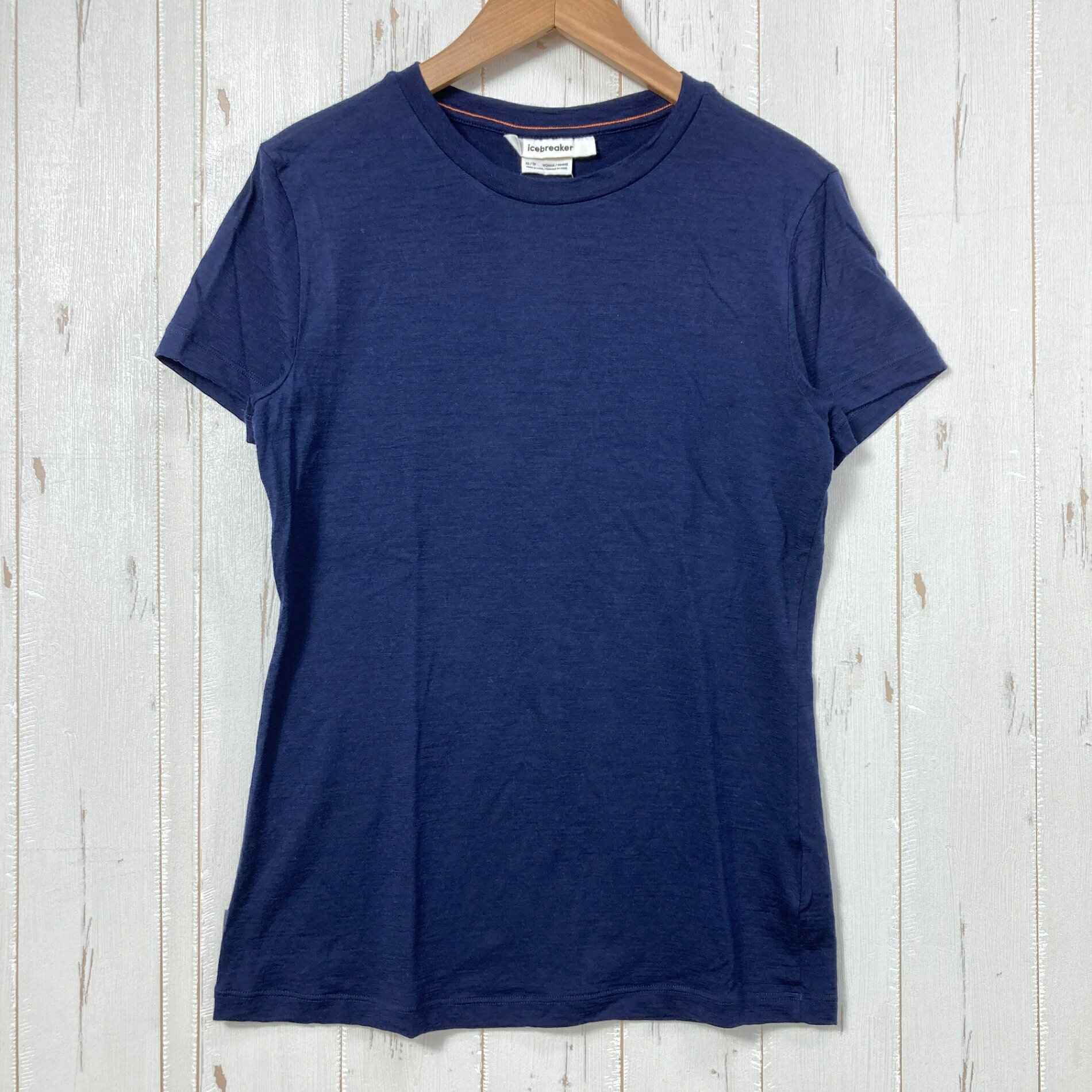 【Women's XS】【Women's XS ネイビー系】Icebreaker ( アイスブレーカー ) メリノ 150 テックライト III ショート スリーブ ティー Merino 150 Tech Lite III Short Sleeve Tee メリノウール ウェア トップス インナー シャツ ショートスリーブTシャツ クルーネック ウール z00058024 ネイビー系 ウェア トップス インナー シャツ ショートスリーブTシャツ クルーネック ウール ・セカンドギア在庫コード: ITH21ZKJ3TSM（お問い合わせの際はこちらをお伝え下さい） ・メーカー: Icebreaker ( アイスブレーカー ) ・型番: IB0A56Y8 ■生産情報 ・生産国: 中国 ( China ) ■素材情報 ・組成: ウール100% ■サイズ情報 ・Gender/Age: Women's ・代表サイズ: XS ■カラー ・カラー系統: ネイビー系 ■コンディション ・グレード: 中古A ※グレーディング目安　 ├ 新品：当店オリジナル製品 ├ 未使用：新古品 ├ 中古S：新品同様 ├ 中古A：美中古 ├ 中古B：良い状態の中古 ├ 中古C：通常使用可能な中古 └ 中古D：通常使用困難な中古 ・コンディション詳細・備考: ■状態スコア：83 / 100 点 ■状態明細：旧モデル / 微細な使用感 / ※内タグカット ■採寸値・実測値 ※全て外寸値です。また、手作業による採寸および簡易な秤による計測のため、誤差はご容赦下さい。 ・身幅: 42cm ・すそ幅: 44cm ・着丈: 59cm ・肩幅: 38cm ・そで丈: 15cm ・総重量（付属品等含む）: 98g ■カタログスペック ※以下はメーカー公表のスペック値をそのままにご紹介するものです。表現・仕様・付属物の有無等、お品物現品との完全な一致をお約束するものではございません。 日常とアウトドアフィールドをシームレスにつなげる、メリノウールの機能性を活かしたTシャツ。 暑いシーズンでもメリノウールを心地よく着られる、夏向き素材のCool-Liteを使用。 Cool-Liteは、天然由来の繊維で仕上げたプラスチックフリーの生地。 メリノウールの心地よい温かさや調湿性などの機能性があるのはもちろん、リヨセルの特長であるサラリとした風合いや、乾きやすさを備えているのも魅力です。 タウンユースしやすい、ゆったりとしたリラックスシルエットで仕上げています。 ※ ネコポス・圧縮梱包にご理解・ご協力をお願いします ※ こちらのお品物は基本的に『ネコポス』での発送となります。郵便ポストへの投函にて配達完了となります。また、出荷から配達までの追跡は宅急便と同様に可能ですのでご安心下さい。 当店では、コンパクトに梱包することが可能なお品物につきましては『ネコポス』での発送とさせて頂いております。ウェア・バッグ等の一部ファブリック系商品につきましては、『ネコポス』のシビアなサイズ規定を確実にクリアするため、脱気式圧縮袋を使用する場合がございます。それにより、お品物にシワ等が生じる可能性がございます。また、箱に収納されている状態のお品物（未開封品含む）につきましても、箱から出した状態にて梱包させて頂く可能性がございます。 当店では、原則として全品送料無料（店舗負担）にて発送をさせて頂いております。ですが、近年の燃料費・人件費・物価高騰により運送会社送料も上昇傾向にあり、送料の負担・吸収は年々難しくなってきております。お気軽にご注文頂けるよう、引き続き送料無料サービスを継続して参るため、何卒ご理解・ご協力のほどよろしくお願い致します。 なお、『ネコポス』での発送および圧縮梱包にご了承頂けない場合は、ご注文時に別の配送方法を選択下さい。