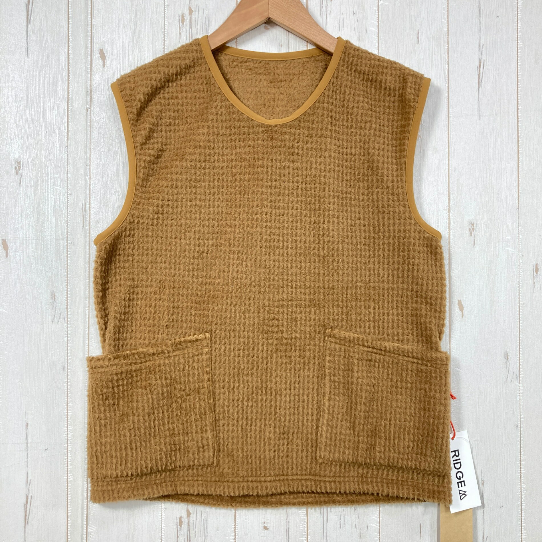 【Women's M】【Women's M ブラウン系】 Ridge Mountain Gear ( リッジマウンテンギア ) アルファ ブースター ベスト Alpha Booster Vest Hazelnut z00058966 Hazelnut ブラウン系 ウェア トップス ベスト 化繊インサレーション ・セカンドギア在庫コード: IT49AIUW018M（お問い合わせの際はこちらをお伝え下さい） ・メーカー: Ridge Mountain Gear ( リッジマウンテンギア ) ■サイズ情報 ・Gender/Age: Women's ・代表サイズ: M ■カラー ・カタログカラー: Hazelnut ・カラー系統: ブラウン系 ■コンディション ・グレード: 未使用 ※グレーディング目安　 ├ 新品：当店オリジナル製品 ├ 未使用：新古品 ├ 中古S：新品同様 ├ 中古A：美中古 ├ 中古B：良い状態の中古 ├ 中古C：通常使用可能な中古 └ 中古D：通常使用困難な中古 ・コンディション詳細・備考: こちらは小売店店頭展示販売品です。試着等により生じたスレ・汚れ・微物付着等が見受けられる場合がございます。また、同モデル・同カラーに限り、商品画像を共通で使用している場合がございます。そのため、模様の出方や状態等が画像と実物とで完全には一致しない場合もございます。特価でのご案内につきご容赦下さいませ。 ■採寸値・実測値 ※全て外寸値です。また、手作業による採寸および簡易な秤による計測のため、誤差はご容赦下さい。 ・身幅: 49cm ・すそ幅: 47cm ・着丈: 60cm ・肩幅: 41cm ・総重量（付属品等含む）: 120g ■カタログスペック ※以下はメーカー公表のスペック値をそのままにご紹介するものです。表現・仕様・付属物の有無等、お品物現品との完全な一致をお約束するものではございません。 RIDGE MOUNTAIN GEARの「Alpha Booster Vest」は、Polartec Alpha Direct（ポリエステル100％・136g/m2）を使用した軽量な化繊インサレーションベストです。「きちんと温かく」をコンセプトに、肩先まで覆う広めの肩幅と深めの襟ぐり、広めの袖ぐりを持つシンプルなボックスシルエットで、レイヤリングしやすく行動中もムレにくい高い通気性・透湿性を備えています。Men Mサイズで約114gと非常に軽量で、日本製です。 ※ ネコポス・圧縮梱包にご理解・ご協力をお願いします ※ こちらのお品物は基本的に『ネコポス』での発送となります。郵便ポストへの投函にて配達完了となります。また、出荷から配達までの追跡は宅急便と同様に可能ですのでご安心下さい。 当店では、コンパクトに梱包することが可能なお品物につきましては『ネコポス』での発送とさせて頂いております。ウェア・バッグ等の一部ファブリック系商品につきましては、『ネコポス』のシビアなサイズ規定を確実にクリアするため、脱気式圧縮袋を使用する場合がございます。それにより、お品物にシワ等が生じる可能性がございます。また、箱に収納されている状態のお品物（未開封品含む）につきましても、箱から出した状態にて梱包させて頂く可能性がございます。 当店では、原則として全品送料無料（店舗負担）にて発送をさせて頂いております。ですが、近年の燃料費・人件費・物価高騰により運送会社送料も上昇傾向にあり、送料の負担・吸収は年々難しくなってきております。お気軽にご注文頂けるよう、引き続き送料無料サービスを継続して参るため、何卒ご理解・ご協力のほどよろしくお願い致します。 なお、『ネコポス』での発送および圧縮梱包にご了承頂けない場合は、ご注文時に別の配送方法を選択下さい。