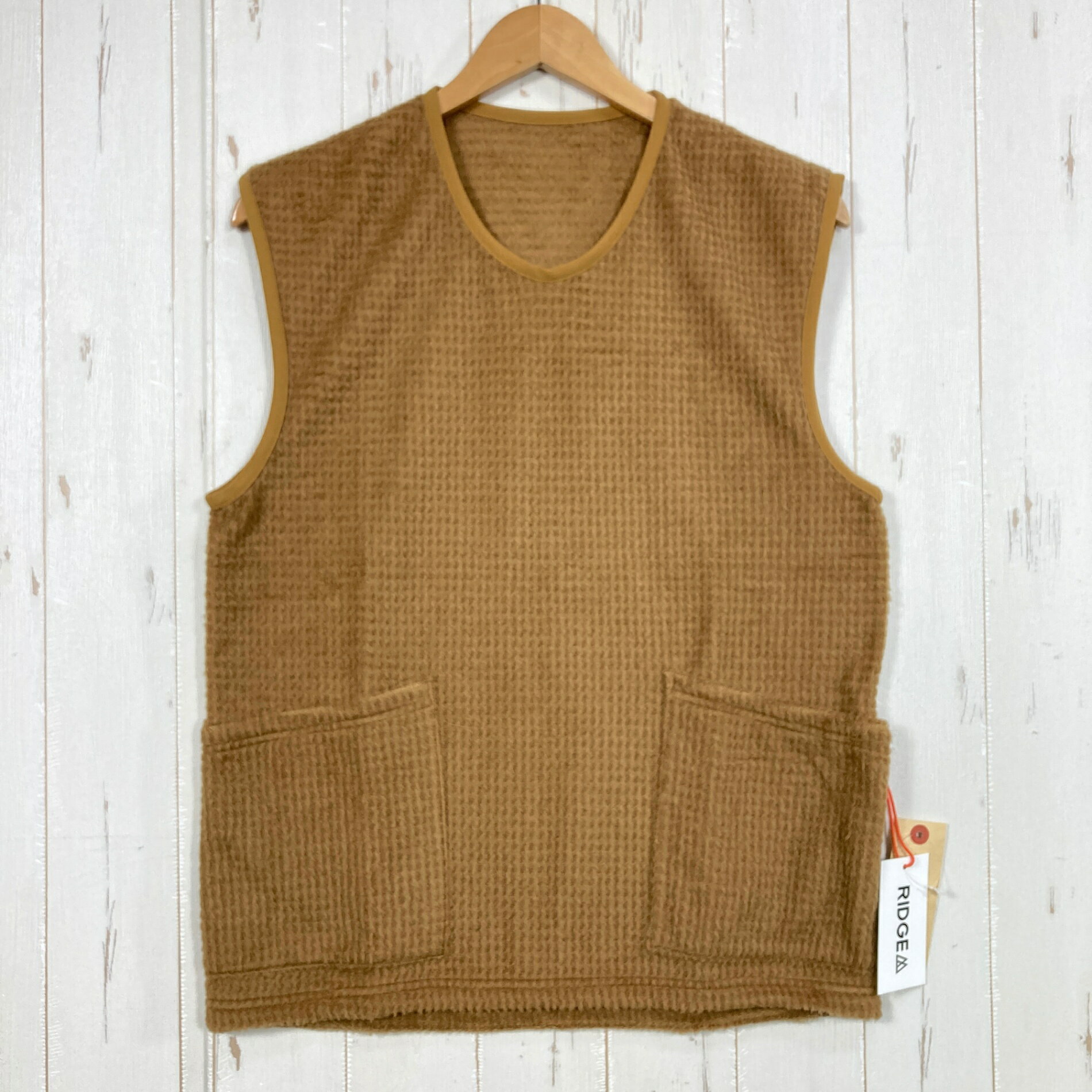 【Men's L】【Men's L ブラウン系】 Ridge Mountain Gear ( リッジマウンテンギア ) アルファ ブースター ベスト Alpha Booster Vest Hazelnut z00058964 Hazelnut ブラウン系 ウェア トップス ベスト 化繊インサレーション ・セカンドギア在庫コード: ITEQGYIS0FYB（お問い合わせの際はこちらをお伝え下さい） ・メーカー: Ridge Mountain Gear ( リッジマウンテンギア ) ■サイズ情報 ・Gender/Age: Men's ・代表サイズ: L ■カラー ・カタログカラー: Hazelnut ・カラー系統: ブラウン系 ■コンディション ・グレード: 未使用 ※グレーディング目安　 ├ 新品：当店オリジナル製品 ├ 未使用：新古品 ├ 中古S：新品同様 ├ 中古A：美中古 ├ 中古B：良い状態の中古 ├ 中古C：通常使用可能な中古 └ 中古D：通常使用困難な中古 ・コンディション詳細・備考: こちらは小売店店頭展示販売品です。試着等により生じたスレ・汚れ・微物付着等が見受けられる場合がございます。また、同モデル・同カラーに限り、商品画像を共通で使用している場合がございます。そのため、模様の出方や状態等が画像と実物とで完全には一致しない場合もございます。特価でのご案内につきご容赦下さいませ。 ■採寸値・実測値 ※全て外寸値です。また、手作業による採寸および簡易な秤による計測のため、誤差はご容赦下さい。 ・身幅: 52cm ・すそ幅: 53cm ・着丈: 71cm ・肩幅: 47cm ・総重量（付属品等含む）: 130g ■カタログスペック ※以下はメーカー公表のスペック値をそのままにご紹介するものです。表現・仕様・付属物の有無等、お品物現品との完全な一致をお約束するものではございません。 Polartec Alpha Direct（136g/m2）を使用した、軽量かつ高い保温性と通気性を両立したインサレーションベストです。「きちんと温かく」をコンセプトに、肩先まで覆う広めの肩幅とシンプルなボックスシルエットを採用し、行動中も動きやすく快適な着心地を実現しています。深めの衿ぐりと広めの袖ぐりにより、シャツやハイネック、フーディなどとのレイヤリングがしやすく、冬季の登山やハイキング、日常まで幅広く活躍します。メンズMサイズで約114gと非常に軽量で、携行性にも優れた日本製の保温ベストです。 ※ ネコポス・圧縮梱包にご理解・ご協力をお願いします ※ こちらのお品物は基本的に『ネコポス』での発送となります。郵便ポストへの投函にて配達完了となります。また、出荷から配達までの追跡は宅急便と同様に可能ですのでご安心下さい。 当店では、コンパクトに梱包することが可能なお品物につきましては『ネコポス』での発送とさせて頂いております。ウェア・バッグ等の一部ファブリック系商品につきましては、『ネコポス』のシビアなサイズ規定を確実にクリアするため、脱気式圧縮袋を使用する場合がございます。それにより、お品物にシワ等が生じる可能性がございます。また、箱に収納されている状態のお品物（未開封品含む）につきましても、箱から出した状態にて梱包させて頂く可能性がございます。 当店では、原則として全品送料無料（店舗負担）にて発送をさせて頂いております。ですが、近年の燃料費・人件費・物価高騰により運送会社送料も上昇傾向にあり、送料の負担・吸収は年々難しくなってきております。お気軽にご注文頂けるよう、引き続き送料無料サービスを継続して参るため、何卒ご理解・ご協力のほどよろしくお願い致します。 なお、『ネコポス』での発送および圧縮梱包にご了承頂けない場合は、ご注文時に別の配送方法を選択下さい。