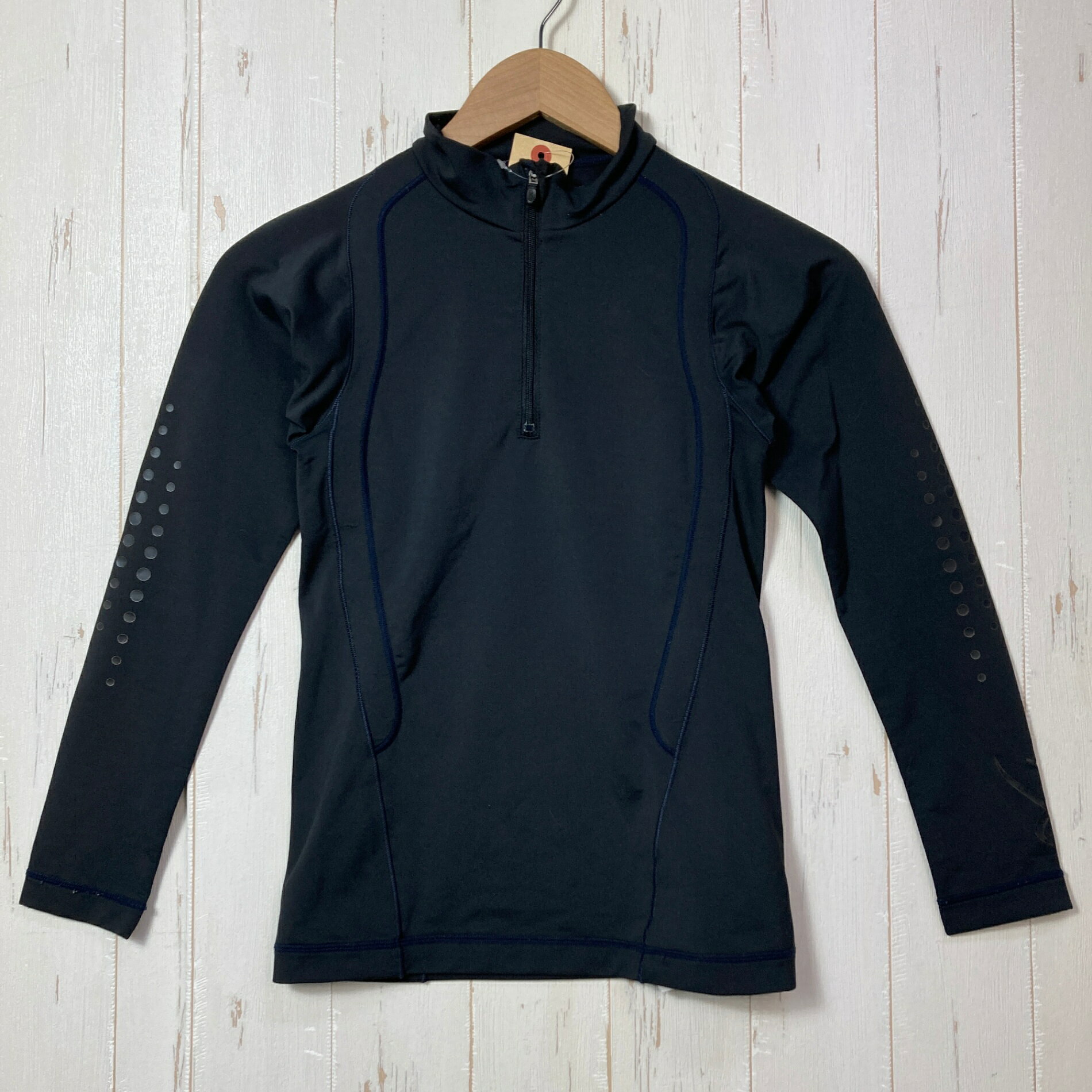 【Women's S】【Women's S ブラック系】Cw-X ( シーダブリューエックス ) エクスペック ハーフジップ シャツ Xspec Half Zip Shirt ポリエステル ウェア トップス インナー シャツ ロングスリーブシャツ 化繊 z00058461 ブラック系 ウェア トップス インナー シャツ ロングスリーブシャツ 化繊 ・セカンドギア在庫コード: ITUS7E1NBJ7O（お問い合わせの際はこちらをお伝え下さい） ・メーカー: Cw-X ( シーダブリューエックス ) ・型番: HAY-413 ■生産情報 ・生産国: タイ ( Thailand ) ■素材情報 ・組成: ポリエステル90% / ポリウレタン10% ■サイズ情報 ・Fit: Asian ・Gender/Age: Women's ・代表サイズ: S ■カラー ・カラー系統: ブラック系 ■コンディション ・グレード: 中古B ※グレーディング目安　 ├ 新品：当店オリジナル製品 ├ 未使用：新古品 ├ 中古S：新品同様 ├ 中古A：美中古 ├ 中古B：良い状態の中古 ├ 中古C：通常使用可能な中古 └ 中古D：通常使用困難な中古 ・コンディション詳細・備考: ■状態スコア：61 / 100 点 ■状態明細：旧モデル / 若干の使用感 / 若干の毛玉（口元・袖口・内側などの各所） / 若干のスレ（背面・正面下部などの各所） ■採寸値・実測値 ※全て外寸値です。また、手作業による採寸および簡易な秤による計測のため、誤差はご容赦下さい。 ・身幅: 32cm ・すそ幅: 36cm ・着丈: 54cm ・ゆき丈: 67cm ・総重量（付属品等含む）: 158g ※ ネコポス・圧縮梱包にご理解・ご協力をお願いします ※ こちらのお品物は基本的に『ネコポス』での発送となります。郵便ポストへの投函にて配達完了となります。また、出荷から配達までの追跡は宅急便と同様に可能ですのでご安心下さい。 当店では、コンパクトに梱包することが可能なお品物につきましては『ネコポス』での発送とさせて頂いております。ウェア・バッグ等の一部ファブリック系商品につきましては、『ネコポス』のシビアなサイズ規定を確実にクリアするため、脱気式圧縮袋を使用する場合がございます。それにより、お品物にシワ等が生じる可能性がございます。また、箱に収納されている状態のお品物（未開封品含む）につきましても、箱から出した状態にて梱包させて頂く可能性がございます。 当店では、原則として全品送料無料（店舗負担）にて発送をさせて頂いております。ですが、近年の燃料費・人件費・物価高騰により運送会社送料も上昇傾向にあり、送料の負担・吸収は年々難しくなってきております。お気軽にご注文頂けるよう、引き続き送料無料サービスを継続して参るため、何卒ご理解・ご協力のほどよろしくお願い致します。 なお、『ネコポス』での発送および圧縮梱包にご了承頂けない場合は、ご注文時に別の配送方法を選択下さい。