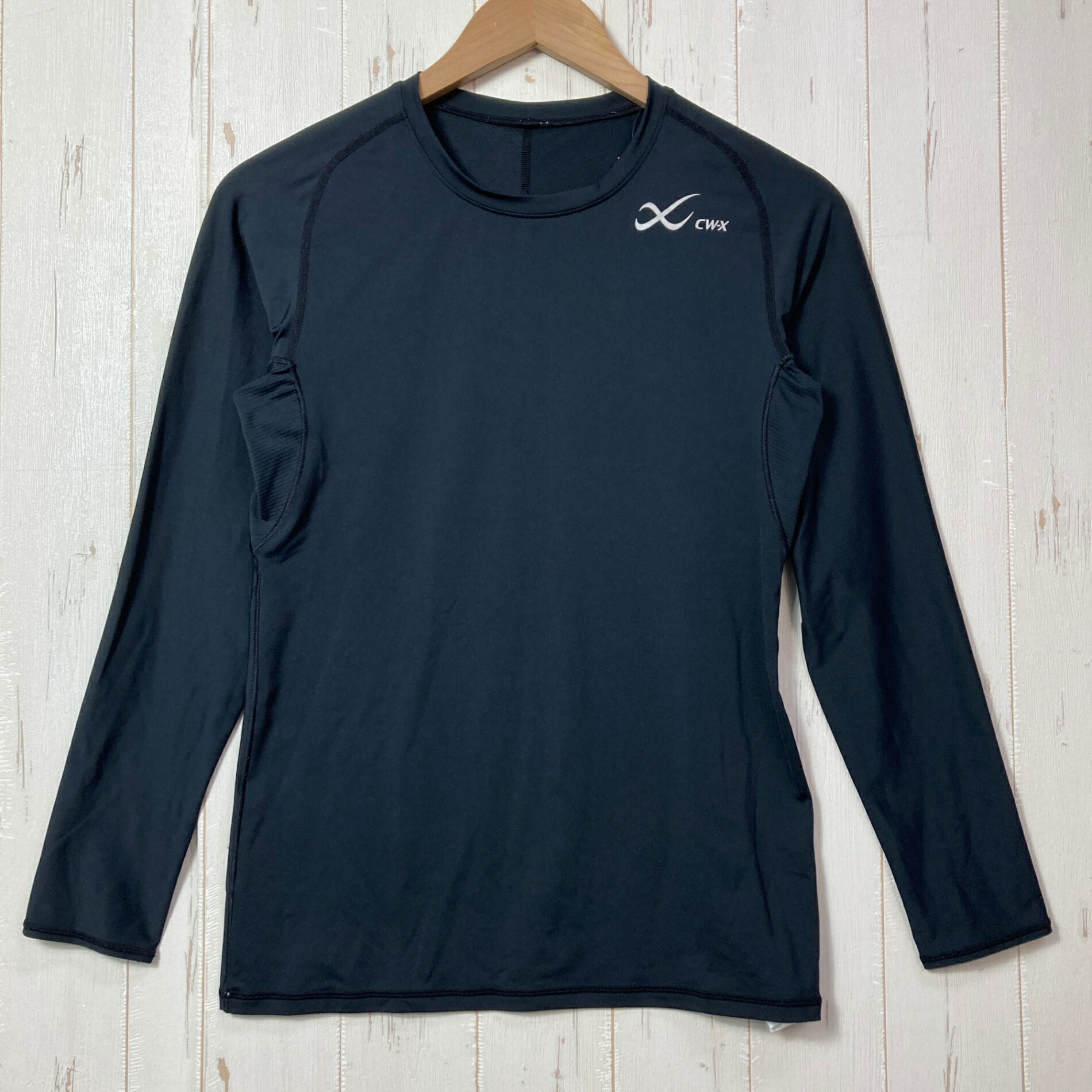【Women's L】【Women's L ブラック系】Cw-X ( シーダブリューエックス ) スポーツトップ セカンドボディ2.0 ポリエステル ウェア トップス インナー シャツ ロングスリーブTシャツ クルーネック 化繊 z00058467 ブラック系 ウェア トップス インナー シャツ ロングスリーブTシャツ クルーネック 化繊 ・セカンドギア在庫コード: ITQSE88NV3BC（お問い合わせの際はこちらをお伝え下さい） ・メーカー: Cw-X ( シーダブリューエックス ) ・型番: CHY-029 ■生産情報 ・生産国: タイ ( Thailand ) ■素材情報 ・組成: ポリエステル90% / ポリウレタン10% ■サイズ情報 ・Fit: Asian ・Gender/Age: Women's ・代表サイズ: L ■カラー ・カラー系統: ブラック系 ■コンディション ・グレード: 中古B ※グレーディング目安　 ├ 新品：当店オリジナル製品 ├ 未使用：新古品 ├ 中古S：新品同様 ├ 中古A：美中古 ├ 中古B：良い状態の中古 ├ 中古C：通常使用可能な中古 └ 中古D：通常使用困難な中古 ・コンディション詳細・備考: ■状態スコア：70 / 100 点 ■状態明細：旧モデル / 微細な使用感 / 微細な毛玉（背面上部などの各所） / 微細なスレ（各所） ■採寸値・実測値 ※全て外寸値です。また、手作業による採寸および簡易な秤による計測のため、誤差はご容赦下さい。 ・身幅: 41cm ・すそ幅: 42cm ・着丈: 61cm ・ゆき丈: 75cm ・総重量（付属品等含む）: 150g ■カタログスペック ※以下はメーカー公表のスペック値をそのままにご紹介するものです。表現・仕様・付属物の有無等、お品物現品との完全な一致をお約束するものではございません。 ジョギング・トレーニング等、さまざまなスポーツにおすすめ。 皮膚の伸びに対応したパターン設計で動きやすさや、すそのズレあがりにくさを追求。 リサイクルポリエステル糸を使用した、 環境に配慮した素材。 ※ ネコポス・圧縮梱包にご理解・ご協力をお願いします ※ こちらのお品物は基本的に『ネコポス』での発送となります。郵便ポストへの投函にて配達完了となります。また、出荷から配達までの追跡は宅急便と同様に可能ですのでご安心下さい。 当店では、コンパクトに梱包することが可能なお品物につきましては『ネコポス』での発送とさせて頂いております。ウェア・バッグ等の一部ファブリック系商品につきましては、『ネコポス』のシビアなサイズ規定を確実にクリアするため、脱気式圧縮袋を使用する場合がございます。それにより、お品物にシワ等が生じる可能性がございます。また、箱に収納されている状態のお品物（未開封品含む）につきましても、箱から出した状態にて梱包させて頂く可能性がございます。 当店では、原則として全品送料無料（店舗負担）にて発送をさせて頂いております。ですが、近年の燃料費・人件費・物価高騰により運送会社送料も上昇傾向にあり、送料の負担・吸収は年々難しくなってきております。お気軽にご注文頂けるよう、引き続き送料無料サービスを継続して参るため、何卒ご理解・ご協力のほどよろしくお願い致します。 なお、『ネコポス』での発送および圧縮梱包にご了承頂けない場合は、ご注文時に別の配送方法を選択下さい。