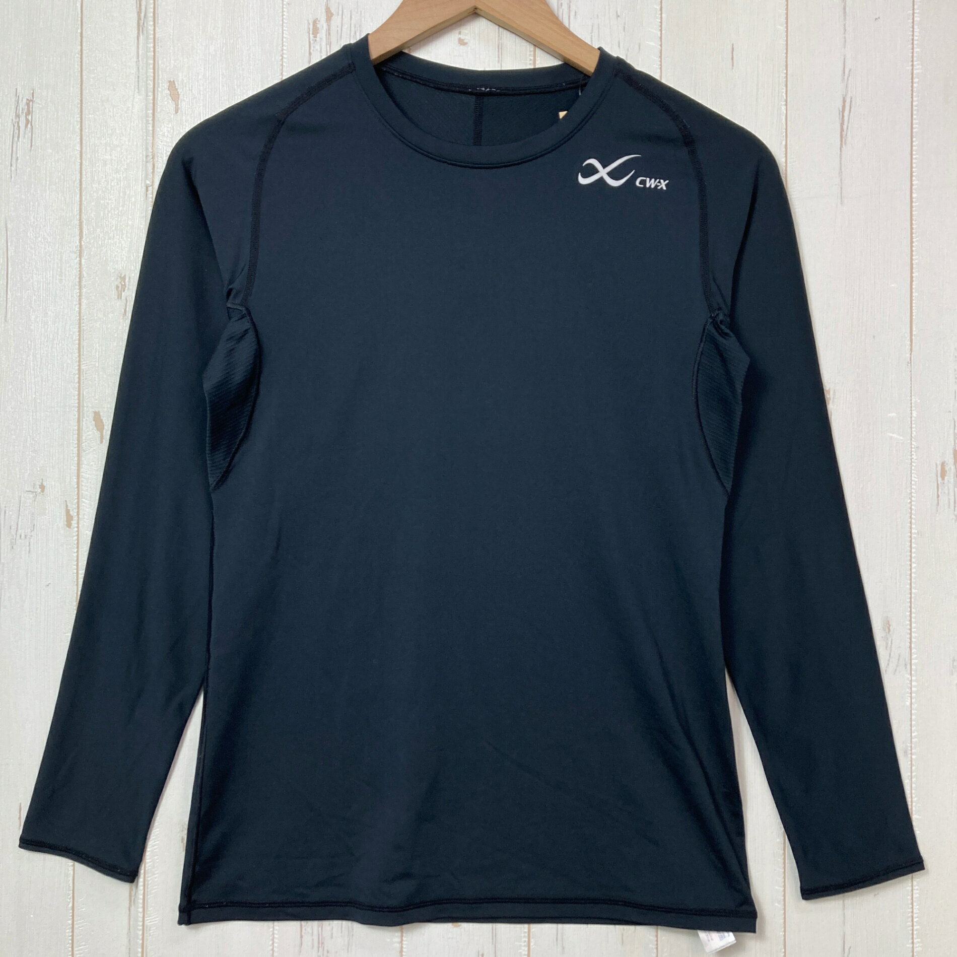 【Women's L】【Women's L ブラック系】Cw-X ( シーダブリューエックス ) スポーツトップ セカンドボディ2.0 ポリエステル ウェア トップス インナー シャツ ロングスリーブTシャツ クルーネック 化繊 z00058463 ブラック系 ウェア トップス インナー シャツ ロングスリーブTシャツ クルーネック 化繊 ・セカンドギア在庫コード: ITW387G5VTR8（お問い合わせの際はこちらをお伝え下さい） ・メーカー: Cw-X ( シーダブリューエックス ) ・型番: CHY-029 ■生産情報 ・生産国: タイ ( Thailand ) ■素材情報 ・組成: ポリエステル90% / ポリウレタン10% ■サイズ情報 ・Fit: Asian ・Gender/Age: Women's ・代表サイズ: L ■カラー ・カラー系統: ブラック系 ■コンディション ・グレード: 中古B ※グレーディング目安　 ├ 新品：当店オリジナル製品 ├ 未使用：新古品 ├ 中古S：新品同様 ├ 中古A：美中古 ├ 中古B：良い状態の中古 ├ 中古C：通常使用可能な中古 └ 中古D：通常使用困難な中古 ・コンディション詳細・備考: ■状態スコア：70 / 100 点 ■状態明細：旧モデル / 微細な使用感 / 微細な毛玉（背面上部などの各所） / 微細なスレ（各所） ■採寸値・実測値 ※全て外寸値です。また、手作業による採寸および簡易な秤による計測のため、誤差はご容赦下さい。 ・身幅: 40cm ・すそ幅: 41cm ・着丈: 61cm ・ゆき丈: 75cm ・総重量（付属品等含む）: 154g ■カタログスペック ※以下はメーカー公表のスペック値をそのままにご紹介するものです。表現・仕様・付属物の有無等、お品物現品との完全な一致をお約束するものではございません。 ジョギング・トレーニング等、さまざまなスポーツにおすすめ。 皮膚の伸びに対応したパターン設計で動きやすさや、すそのズレあがりにくさを追求。 リサイクルポリエステル糸を使用した、 環境に配慮した素材。 ※ ネコポス・圧縮梱包にご理解・ご協力をお願いします ※ こちらのお品物は基本的に『ネコポス』での発送となります。郵便ポストへの投函にて配達完了となります。また、出荷から配達までの追跡は宅急便と同様に可能ですのでご安心下さい。 当店では、コンパクトに梱包することが可能なお品物につきましては『ネコポス』での発送とさせて頂いております。ウェア・バッグ等の一部ファブリック系商品につきましては、『ネコポス』のシビアなサイズ規定を確実にクリアするため、脱気式圧縮袋を使用する場合がございます。それにより、お品物にシワ等が生じる可能性がございます。また、箱に収納されている状態のお品物（未開封品含む）につきましても、箱から出した状態にて梱包させて頂く可能性がございます。 当店では、原則として全品送料無料（店舗負担）にて発送をさせて頂いております。ですが、近年の燃料費・人件費・物価高騰により運送会社送料も上昇傾向にあり、送料の負担・吸収は年々難しくなってきております。お気軽にご注文頂けるよう、引き続き送料無料サービスを継続して参るため、何卒ご理解・ご協力のほどよろしくお願い致します。 なお、『ネコポス』での発送および圧縮梱包にご了承頂けない場合は、ご注文時に別の配送方法を選択下さい。