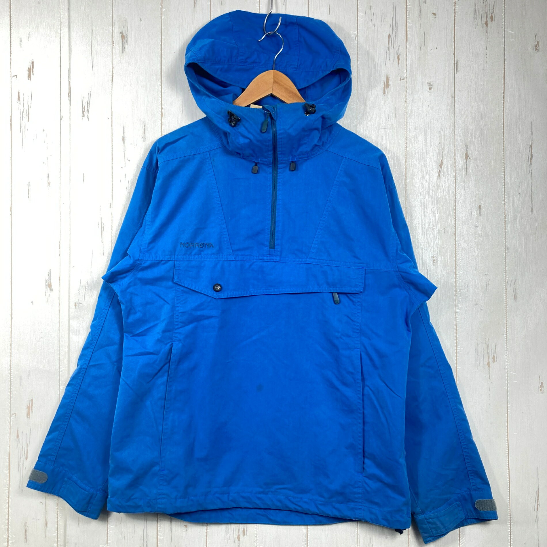 【Men's S】【Men's S ブルー系】Norrona ( ノローナ ) スヴァルバール コットン アノラック Svalbard Cotton Anorak オーガニックコットン ウェア トップス インナー シャツ フーディ コットン z00058579 ブルー系 ウェア トップス インナー シャツ フーディ コットン ・セカンドギア在庫コード: ITFDYXG4QHPF（お問い合わせの際はこちらをお伝え下さい） ・メーカー: Norrona ( ノローナ ) ・型番: Wed Oct 01 0302 00:00:00 GMT+0918 (日本標準時) ■生産情報 ・生産国: ベトナム ( Viet Nam ) ■素材情報 ・組成: コットン76% / ポリエステル24% ■サイズ情報 ・Fit: International ・Gender/Age: Men's ・代表サイズ: S ■カラー ・カラー系統: ブルー系 ■コンディション ・グレード: 中古C ※グレーディング目安　 ├ 新品：当店オリジナル製品 ├ 未使用：新古品 ├ 中古S：新品同様 ├ 中古A：美中古 ├ 中古B：良い状態の中古 ├ 中古C：通常使用可能な中古 └ 中古D：通常使用困難な中古 ・コンディション詳細・備考: ■状態スコア：53 / 100 点 ■状態明細：旧モデル / 多少の使用感 / 多少の汚れ（口元・腹部・袖口などの各所） / 若干のスレ（口元・腹部・袖口などの各所） ■採寸値・実測値 ※全て外寸値です。また、手作業による採寸および簡易な秤による計測のため、誤差はご容赦下さい。 ・身幅: 58cm ・すそ幅: 58cm ・着丈: 71cm ・肩幅: 54cm ・そで丈: 62cm ・総重量（付属品等含む）: 580g ■カタログスペック ※以下はメーカー公表のスペック値をそのままにご紹介するものです。表現・仕様・付属物の有無等、お品物現品との完全な一致をお約束するものではございません。 オーガニックコットンで作られたベストセラーモデルのアノラックです。歴史を 体現するクラシカルでレトロなヘリテイジ・デザインは代々改良され最新素材と 組み合わされています。防風性・耐久性のあるソフトなオーガニックコットンと リサイクルポリエステルの混紡素材を使用しています。前部に大きなカンガルー ポケット、ハンドウォーマーポケット、換気と着脱をスムーズにする長めのサイド ジッパーが配されています。